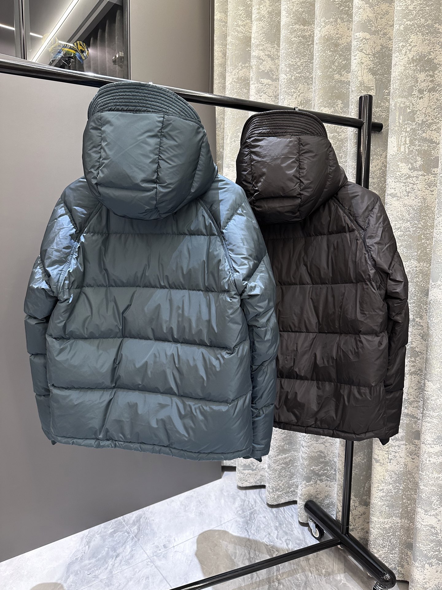 【新品】专柜最新款 可拆卸连帽羽绒服 ‼️2025秋冬🆕Pr*da Milano徽章拉链连帽羽绒服夹克外