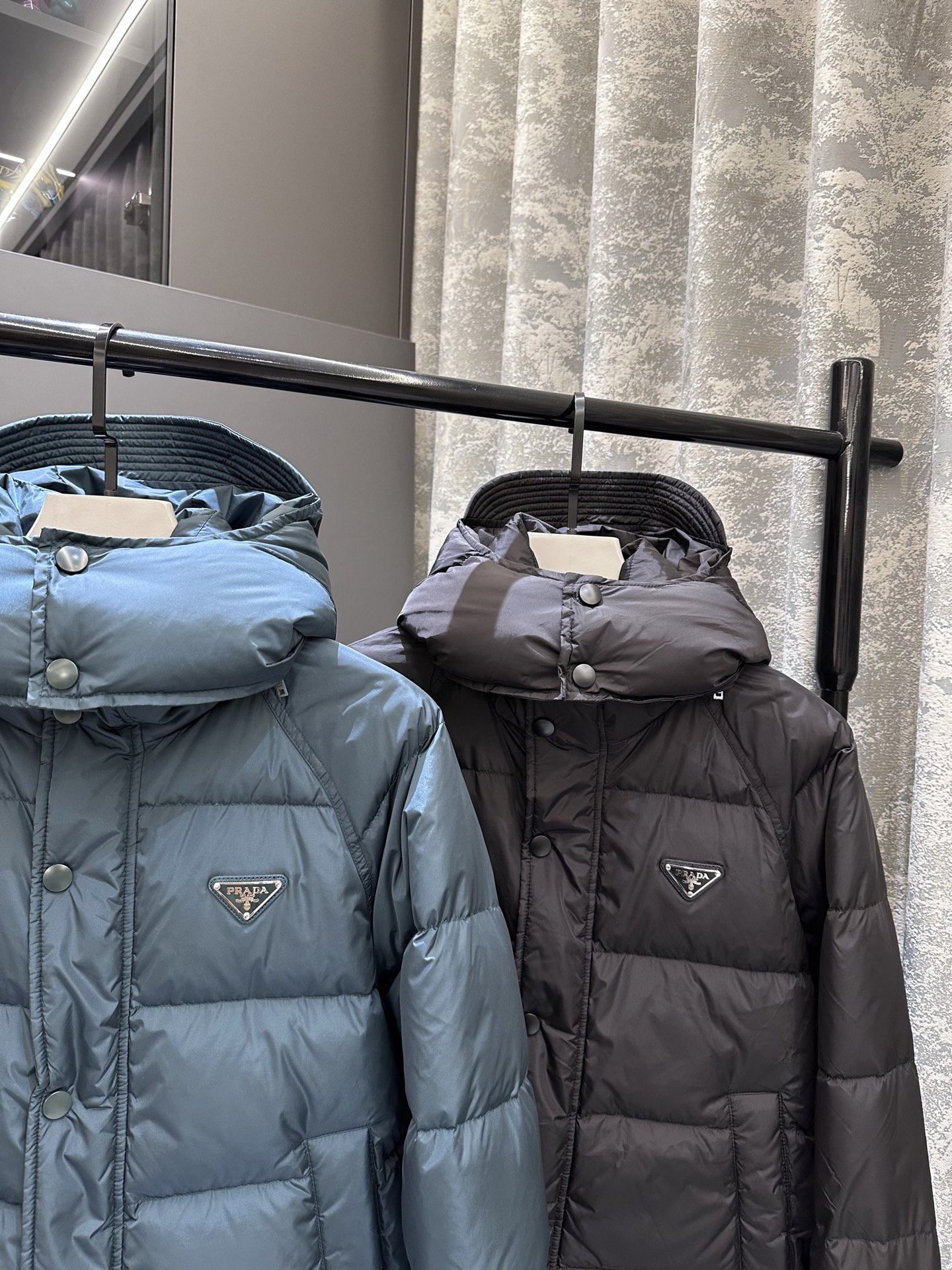 【新品】专柜最新款 可拆卸连帽羽绒服 ‼️2025秋冬🆕Pr*da Milano徽章拉链连帽羽绒服夹克外