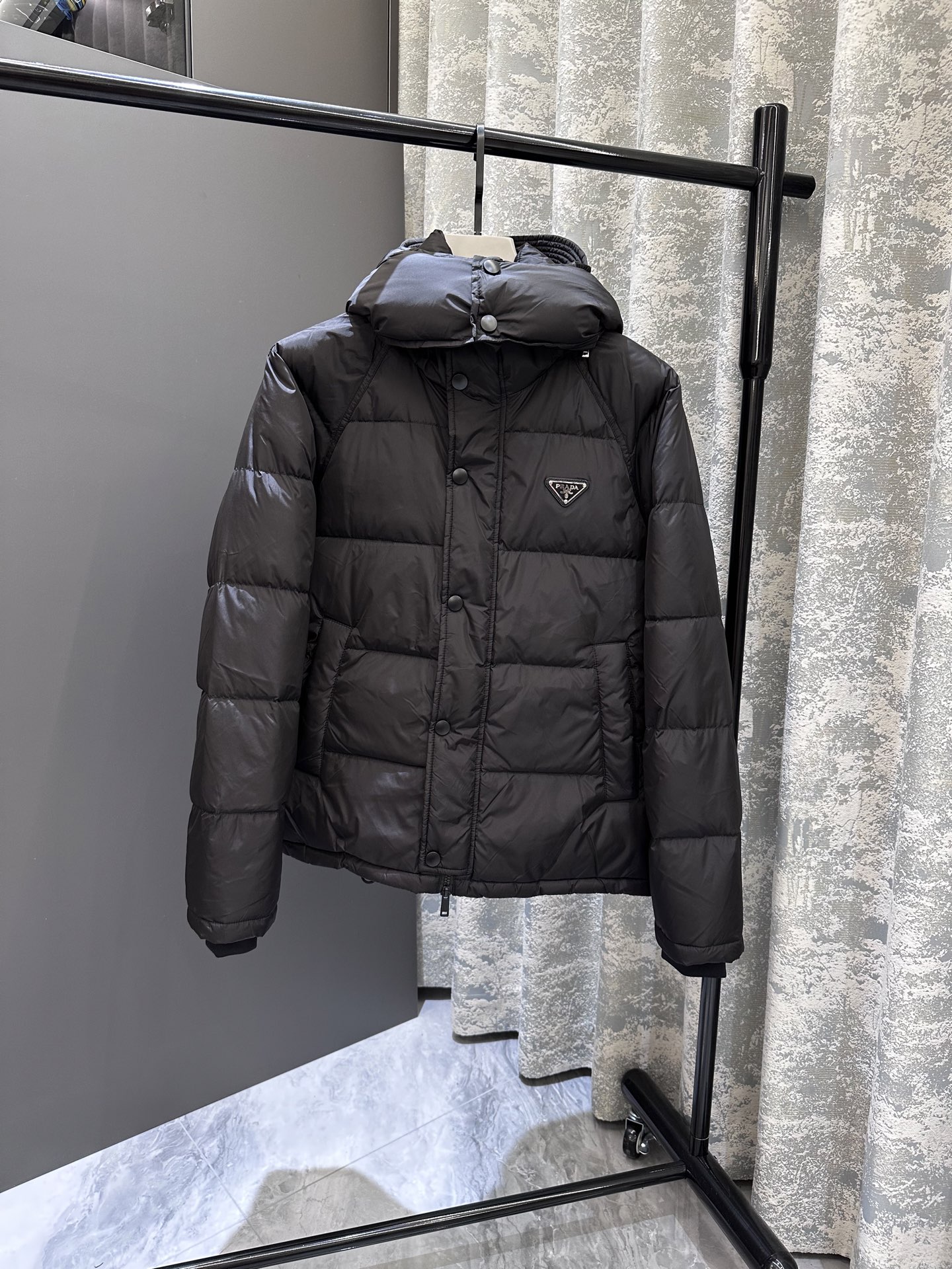 【新品】专柜最新款 可拆卸连帽羽绒服 ‼️2025秋冬🆕Pr*da Milano徽章拉链连帽羽绒服夹克外