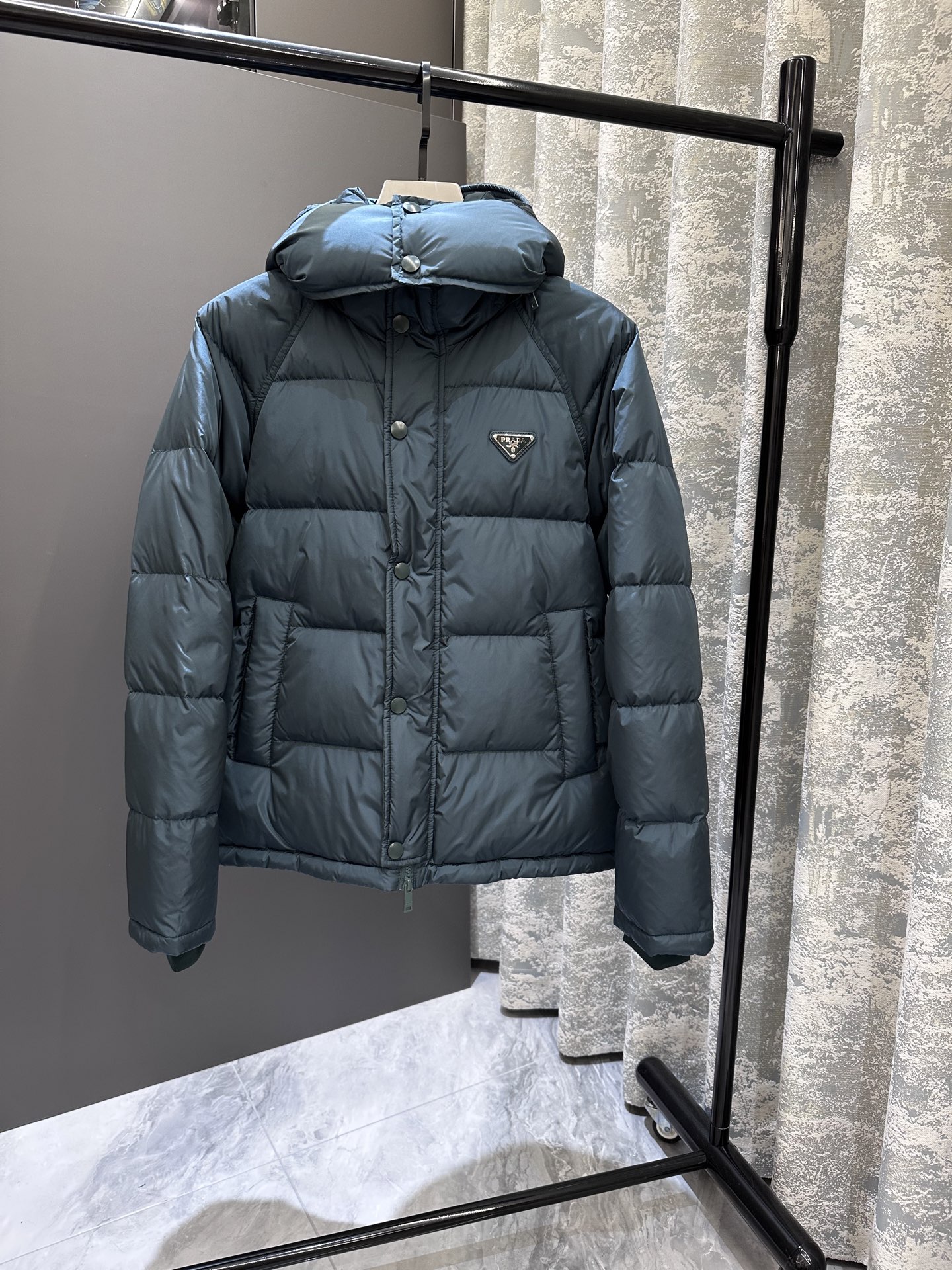 【新品】专柜最新款 可拆卸连帽羽绒服 ‼️2025秋冬🆕Pr*da Milano徽章拉链连帽羽绒服夹克外