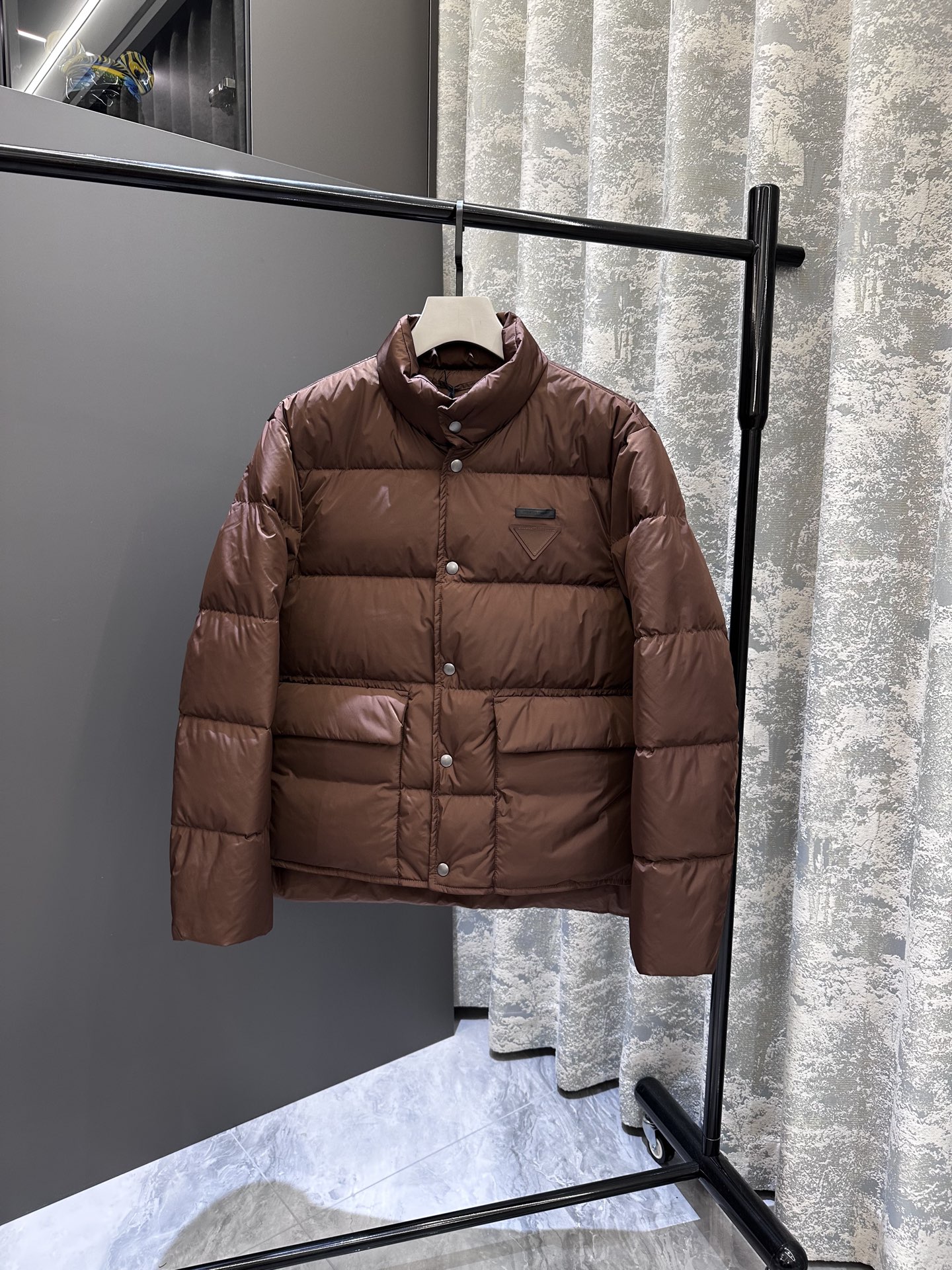 【新品】PR*da2025SS秋冬新品男士立领羽绒服 ‼️‼️PR家族男士商务休闲立领羽绒服外套，台湾意