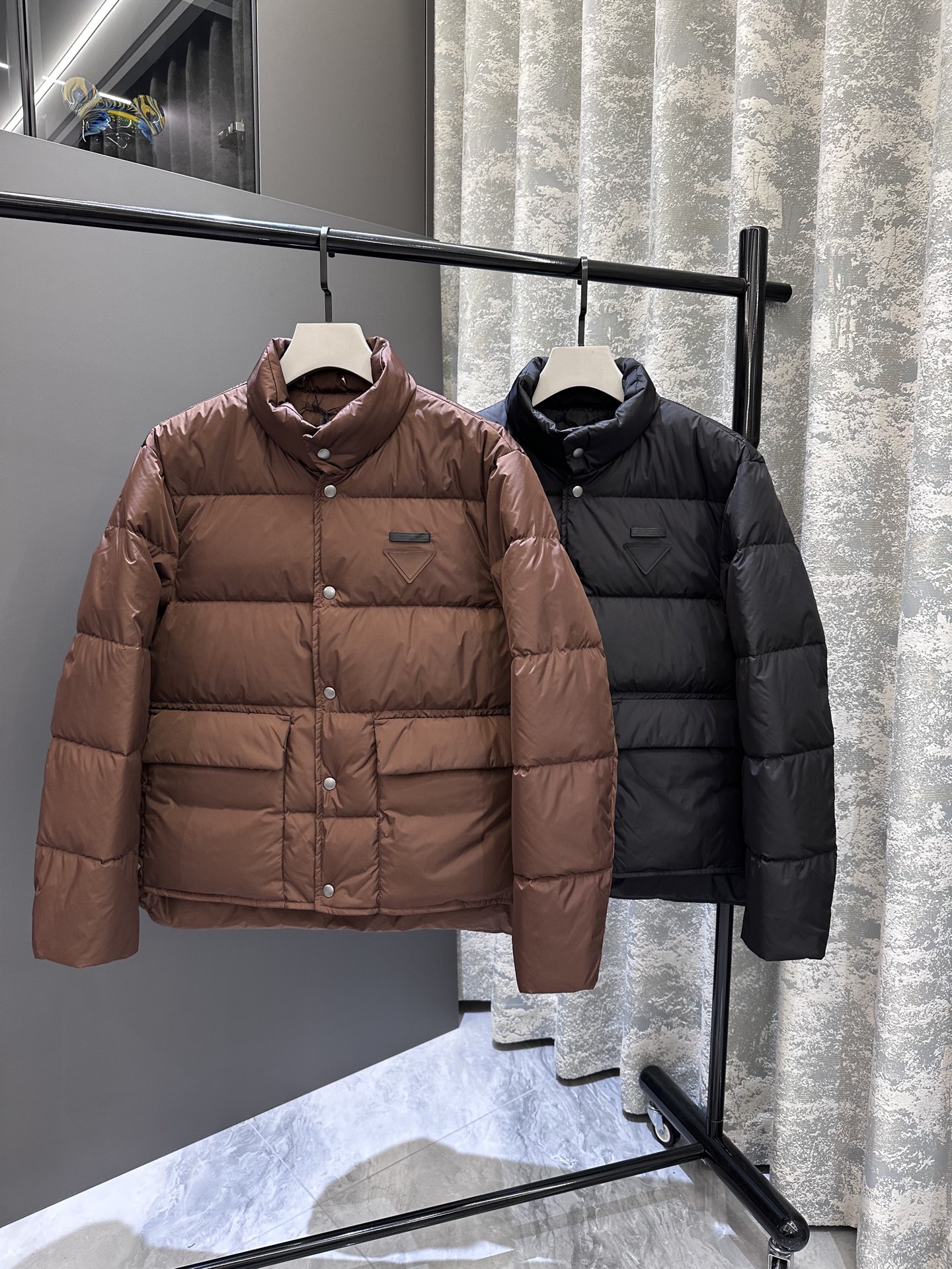 【新品】PR*da2025SS秋冬新品男士立领羽绒服 ‼️‼️PR家族男士商务休闲立领羽绒服外套，台湾意