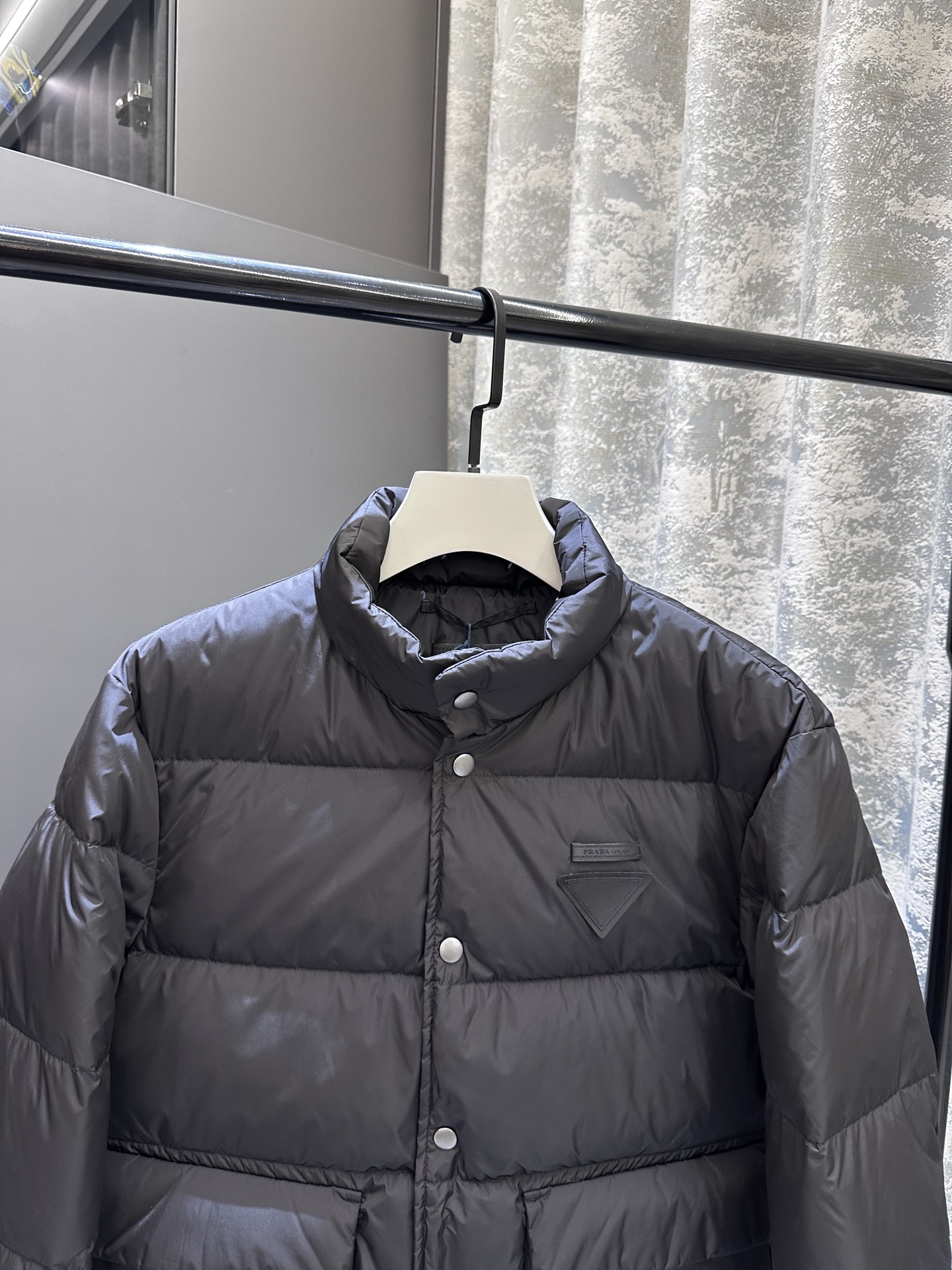 【新品】PR*da2025SS秋冬新品男士立领羽绒服 ‼️‼️PR家族男士商务休闲立领羽绒服外套，台湾意