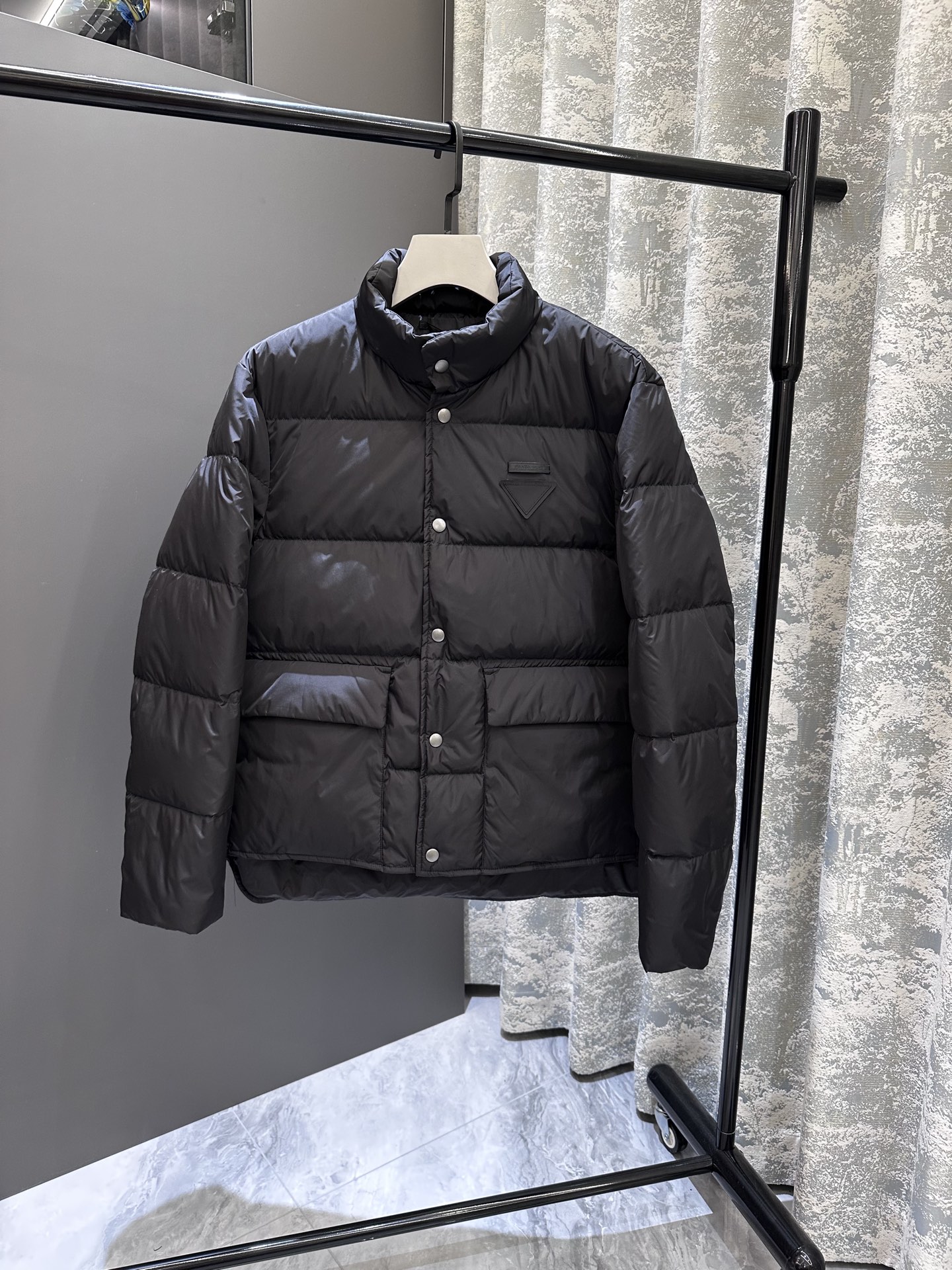 【新品】PR*da2025SS秋冬新品男士立领羽绒服 ‼️‼️PR家族男士商务休闲立领羽绒服外套，台湾意