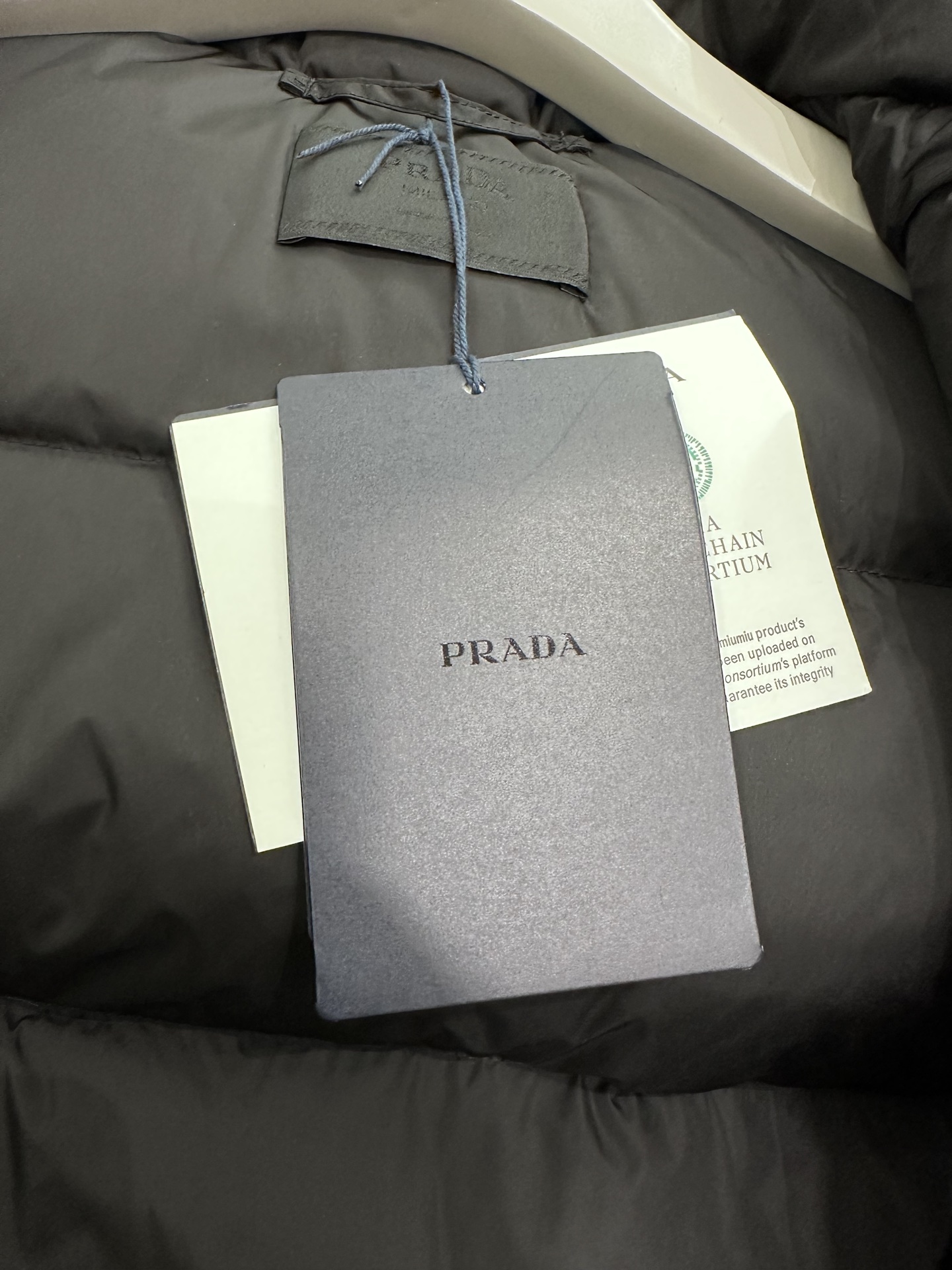 【新品】PR*da2025SS秋冬新品男士立领羽绒服 ‼️‼️PR家族男士商务休闲立领羽绒服外套，台湾意