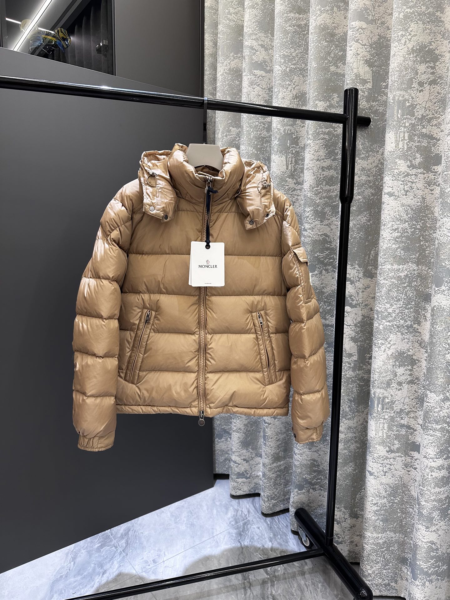 P 贸易公司渠道货，Mon可拆卸连帽经典哑光玛雅系列，超人气爆款！该款羽绒服属于MON家族的 王牌担当，