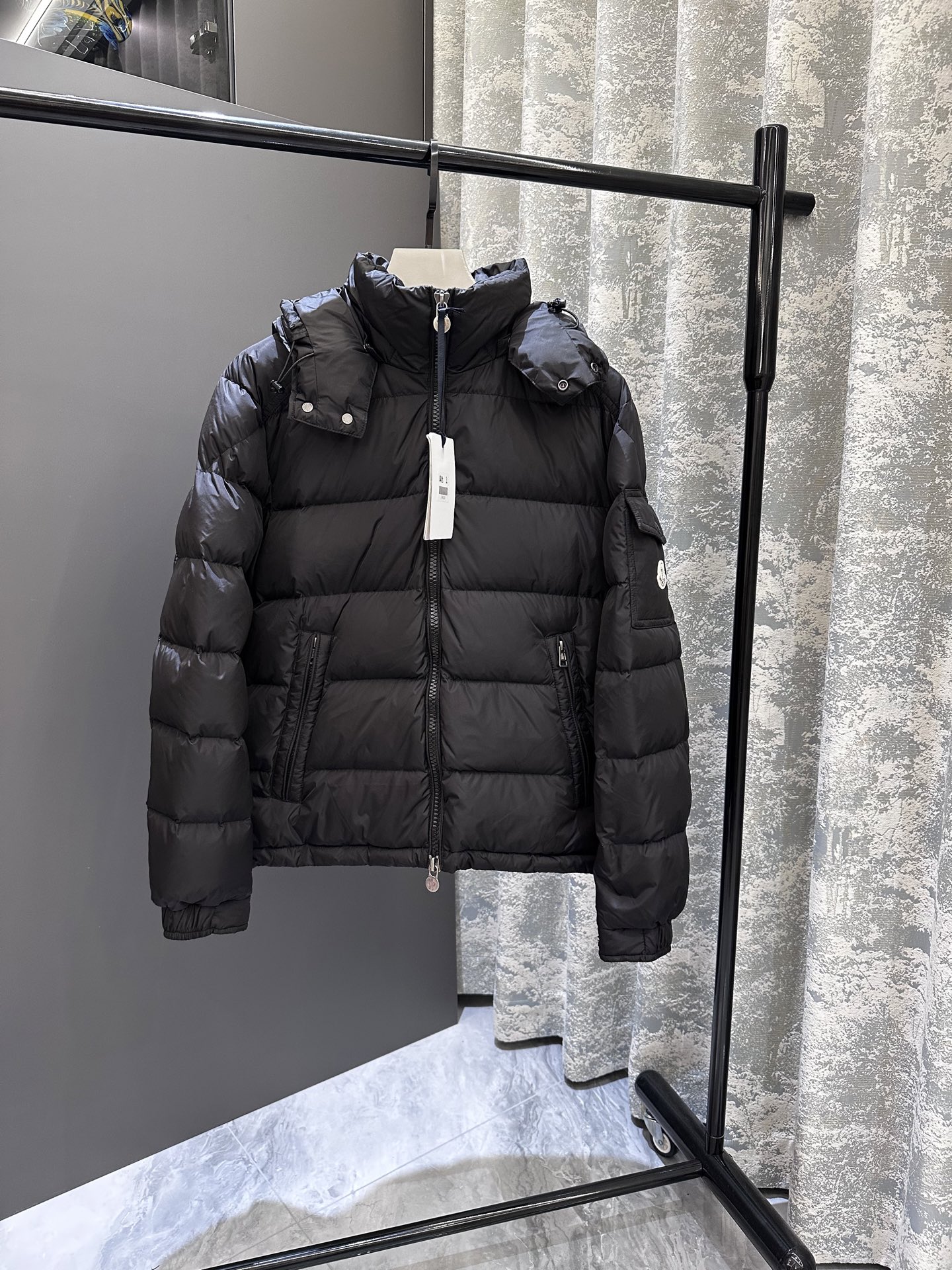 P 贸易公司渠道货，Mon可拆卸连帽经典哑光玛雅系列，超人气爆款！该款羽绒服属于MON家族的 王牌担当，