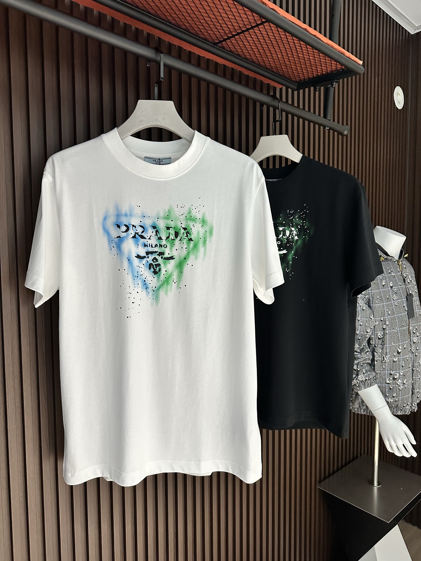 NO:904114,[New Product] It is worth buying. The simple and fashionable style is from PD's Samsonite. Items from trade channels are rare!  2026SSPr*da men's round neck short-sleeved T-shirt. Conventional straight-cut design, with a personalized and fashionable style, and inherently extraordinary. An evergreen model at the counter! Simple but not simple.. It feels soft and is extremely comfortable to wear next to the body. The fashionable and classic logo logo on the chest replaces the traditional triangle logo, creating a harmonious luxury fashion atmosphere. It reinterprets the attitude and consideration of the basic item and gives it a new meaning. The exquisite details reveal the brand's high luxury atmosphere..  Color White/Black Size S/M/L/XL/2XL S Shoulder width 44 Bust length 66 Sleeve length 22 M Shoulder width 45 Bust 104 Clothing length 68 Sleeve length 23 L Shoulder width 46 Bust 108 Clothing length 70 Sleeve length 24 XL Shoulder width 47 Bust 112 Clothing length 72 Sleeve length 25  XXL shoulder width 48, chest 116, length 74, sleeve length 26, T-shirt, tees, t-shirt,19860909【新品】 值得入手 简约时尚格调来自PD的新秀丽作. 贸易渠道货品,为数稀少！ 2026SSPr*da 男士圆领短袖T恤 常规直裁设计,兼具个性时尚范儿,与生俱来的不平凡.柜台常青款!简约不简单.. 手感柔软,贴身穿着舒适度极高. 胸前装饰时尚经典的Logo标识 取代了传统三角标,营造和谐的奢华时尚气息,重释了基础单品并赋予其崭新含义的态度与考量,精致细节流露品牌高奢气息.. 颜色白色/黑色 尺码S/M/L/XL/2XL S肩宽44胸围衣长66袖长22 M肩宽45胸围104衣长68袖长23 L肩宽46胸围108衣长70袖长24 XL肩宽47胸围112衣长72袖长25 XXL肩宽48胸围116衣长74袖长26,,T-shirt,tees，t-shirt,,Men's clothing