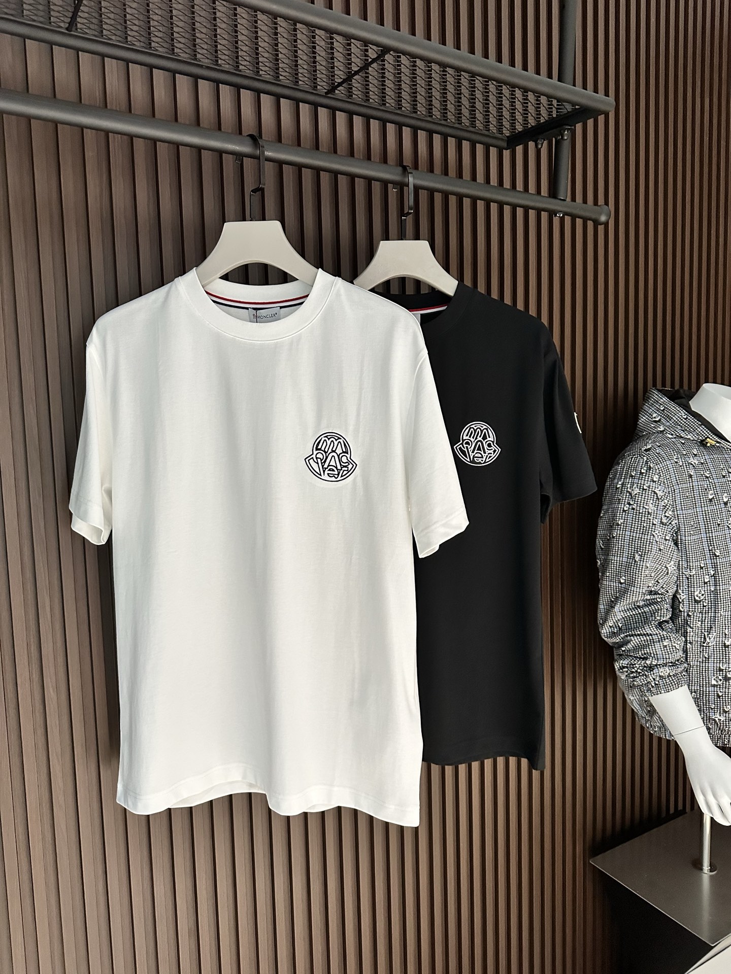 NO:904128,[New product] Heavy embroidery Mon*ler men's round neck short-sleeved T-shirt 2026SS new spring and summer new product The effect is more simple and neat, adding a touch of unique style to the fashion style... Perfect for wearing alone with inner wear! The embroidered logo design and the front logo show full personality. The texture is delicate and full, and the color is bright and flawless. Perfect work... Extremely groundbreaking innovative concepts and fashion design are combined, unprecedented fun in fashion, this summer's most nice focus short T.  Color: White/Black Size S/M/L/XL/2XL S Shoulder width 44 Bust length 66 Sleeve length 22 M Shoulder width 45 Bust 104 Clothing length 68 Sleeve length 23 L Shoulder width 46 Bust 108 Clothing length 70 Sleeve length 24  XXL shoulder width 48, chest 116, length 74, sleeve length 26, T-shirt, tees, t-shirt,19860909【新品】重工刺绣Mon*ler 男士圆领短袖T恤 2026SS春夏新品 效果更为简约利落,为时尚造型增添一抹独特风采...单穿内搭完美展现! 刺绣标徽设计 正面标识彰显十足个性.纹理细腻饱满,色泽艳丽无暇.完美之作… 极为突破性的创新理念与时装设计共冶一炉,前所未有的玩味潮流时尚,今夏最Nice的焦点短T. 颜色:白色/黑色 尺码S/M/L/XL/2XL S肩宽44胸围衣长66袖长22 M肩宽45胸围104衣长68袖长23 L肩宽46胸围108衣长70袖长24 XL肩宽47胸围112衣长72袖长25 XXL肩宽48胸围116衣长74袖长26,,T-shirt,tees，t-shirt,,Men's clothing