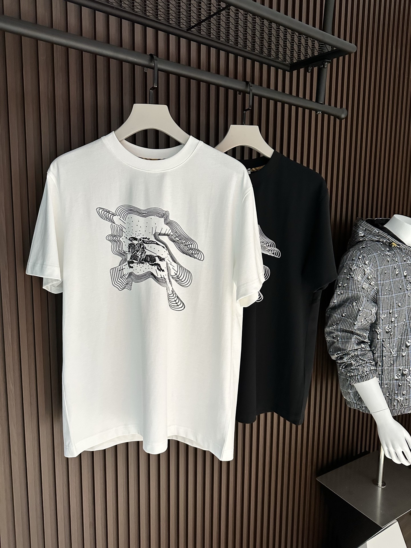 NO:904147,[New product] War Horse classic short-sleeved T-shirt. It comes from old trading channels. The level of craftsmanship can tell everything is different. 2026SSBur*erry men's round neck fashionable sports short-sleeved T-shirt  The unique sense of simple fashion is never left alone, and British fashion still cannot be hidden. Knitted cotton fabrics are supplied to customers and are made with micro-knitting technology. The texture and feel are completely boutique-level. Comfortable, breathable, refreshing and versatile. The unique high-tech color matching style opens the concept of BUR. Interpretation of the brand's classic heritage. The refreshed bur classic logo badge on the chest will have innovative derivatives  The exquisite embroidery craftsmanship reflects the obvious convex effect. The tough and solid texture distinguishes the traditional offset printing pattern. Color White/Black Size S/M/L/XL/2XL S Shoulder width 44 Bust length 66 Sleeve length 22 M Shoulder width 45 Bust length 104 Clothing length 68 Sleeve length 23 L Shoulder width 46 Bust 108 Clothing length 70 Sleeve length 24 XL Shoulder width 47 Bust 112 Clothing length 72 Sleeve length 25  XXL shoulder width 48, chest 116, length 74, sleeve length 26, burberry, T-shirt, tees, t-shirt,19860909【新品】 战马经典短袖T恤 来自老牌贸易渠道货品,工艺程度就能说明一切的与众不同. 2026SSBur*erry 男士圆领时尚标运动短袖T恤 独有的简约时尚感从不落单,英伦时尚依旧掩藏不住.客供针织棉面料,经微型针织的工艺技术制作.质地手感完完全全的精品级别.舒适透气清爽百搭.别具一格的高工艺拼色风格开启了BUR的概念传播. 诠释品牌的经典传承.胸前焕然一新的bur经典标识徽章将有创新性的衍生 精湛的刺绣工艺感体现明显的凸感效果.硬朗结实的质感区别传统胶印图案. 颜色白色/黑色 尺码S/M/L/XL/2XL S肩宽44胸围衣长66袖长22 M肩宽45胸围104衣长68袖长23 L肩宽46胸围108衣长70袖长24 XL肩宽47胸围112衣长72袖长25 XXL肩宽48胸围116衣长74袖长26,,burberry,T-shirt,tees，t-shirt,,Men's clothing