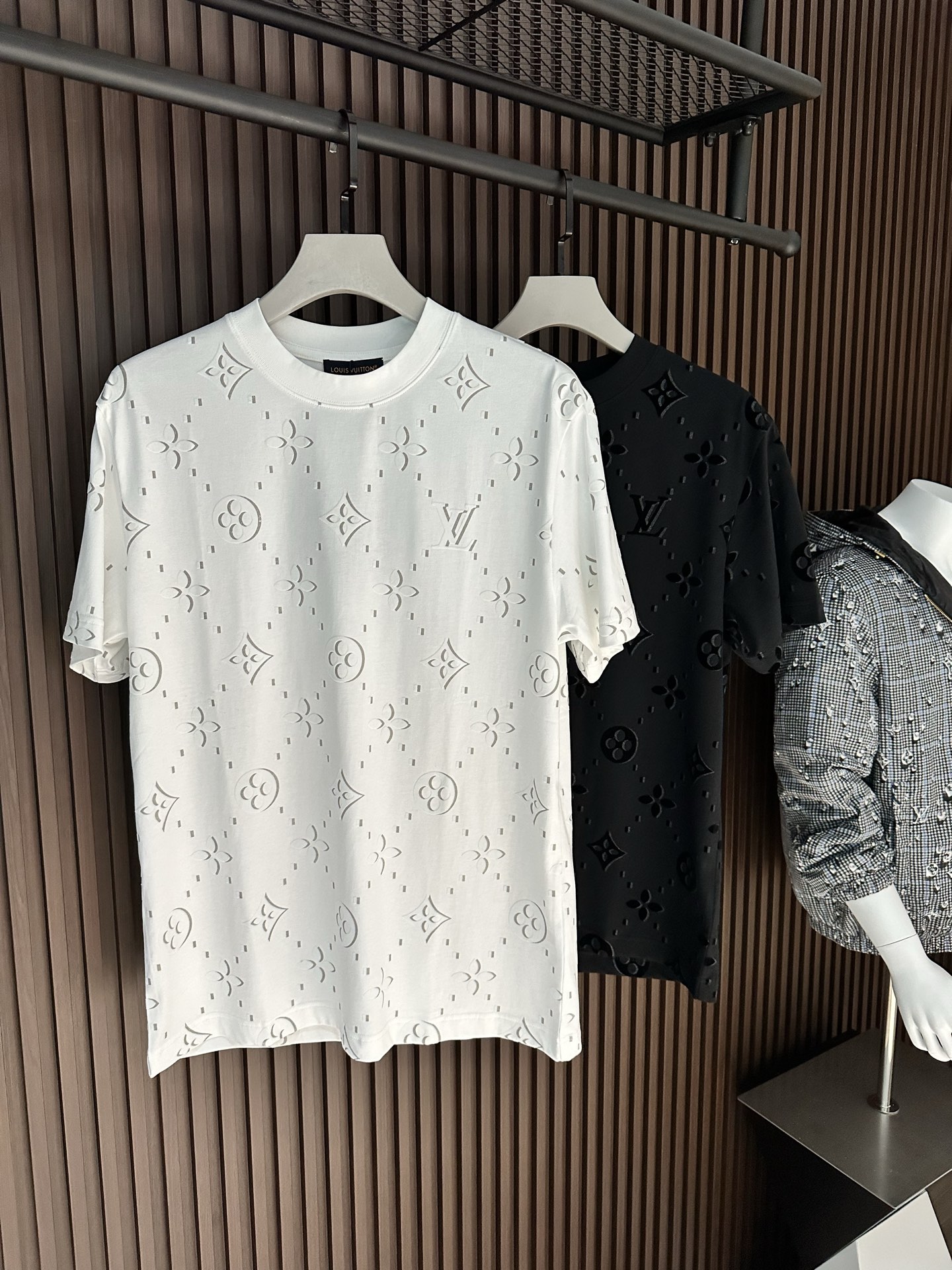 NO:904035,[New Product] P Product from HK Trading Company 2026SS Spring and Summer Men's Round Neck Printed Short-Sleeved T-shirt Fashionable new high-end, channel goods are scarce. The L and 'V' letters are scattered with bright printing, gradually outlining the logo outline on the chest. The densely woven cotton knit has a classic silhouette, with a ribbed neckline, flip-effect stitching and a label on the back.  The breathability and comfort are excellent, and the softness and delicacy are even better. The rich and thick texture of the embroidered logo is incomparable! One-piece standard cutting design with ease Color White/Black Size S/M/L/XL/2XL S Shoulder width 44 Bust length 66 Sleeve length 22 M Shoulder width 45 Bust 104 Clothing length 68 Sleeve length 23 L Shoulder width 46 Bust 108 Clothing length 70 Sleeve length 24  XL shoulder width 47 bust 112 length 72 sleeve length 25 XXL shoulder width 48 bust 116 length 74 sleeve length 26,,louis vuitton,T-shirt,19860909【新品】P 来自HK贸易公司的产品 2026SS春夏驴 男士圆领印花短袖T 恤 时尚的新高端,渠道货品数量稀少 以鲜明印花零星散落的 L 字和 “V ”字,逐渐在胸前勾勒 标识轮廓.密纺棉质针织裁出经典版型,搭配罗纹领口、翻转效果缝线和背后标签. 透气舒适感极佳,柔软细腻更为卓越.刺绣logo饱满厚实的质感手感无以比拟!一体成型游刃有余的标准裁剪设计 颜色白色/黑色 尺码S/M/L/XL/2XL S肩宽44胸围衣长66袖长22 M肩宽45胸围104衣长68袖长23 L肩宽46胸围108衣长70袖长24 XL肩宽47胸围112衣长72袖长25 XXL肩宽48胸围116衣长74袖长26,,louis vuitton,T-shirt,,Men's clothing