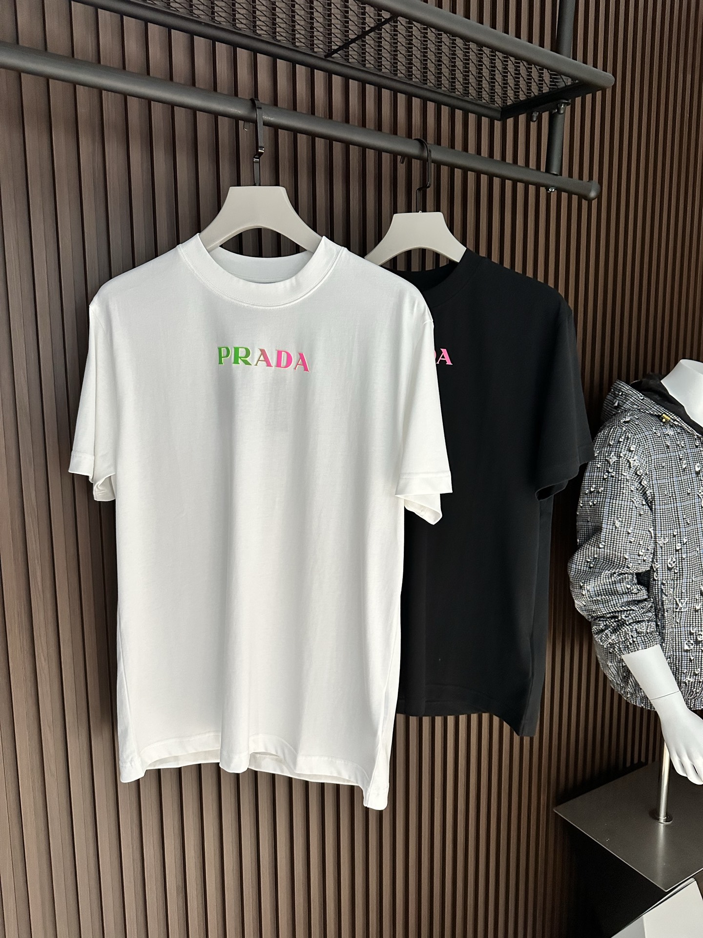 NO:904108,[New Product] 2026SS Spring and Summer New Product Pr*da men's printed letter logo round neck short-sleeved T-shirt. Conventional design and cutting, with a personalized and fashionable style, innately extraordinary. Suitable for single wear and inner wear! Customer-supplied Honegger knitted cotton fabric has an extraordinary texture experience. It is not unreasonable to claim that it is the most suitable environmentally friendly fabric for summer. It is light and breathable, has excellent comfort, and is soft, delicate and more natural.  The custom-woven double-layered ribbed neckline design is smooth and snug and is not easily deformed. The colorful printed letters on the chest create an alternative luxury and fashionable atmosphere!  Color: White/Black Size S/M/L/XL/2XL S Shoulder width 44 Bust length 66 Sleeve length 22 M Shoulder width 45 Bust 104 Clothing length 68 Sleeve length 23 L Shoulder width 46 Bust 108 Clothing length 70 Sleeve length 24  XXL shoulder width 48, chest 116, length 74, sleeve length 26, T-shirt, tees, t-shirt,19860909【新品】2026SS春夏新品 Pr*da 男士印花字母标识圆领短袖T恤 常规设计裁剪,兼具个性时尚范儿,与生俱来的不平凡.单穿内搭皆适宜! 客供Honegger针织棉面料,非同一般的质感体验,号称最适合夏季的环保面料不是没有道理的.轻盈透气,舒适感极佳,柔软细腻更为自然. 定织型的双层罗纹领口设计,平整服贴不易变形. 胸口彩色印花字母,营造出另类的奢华时尚气息！ 颜色:白色/黑色 尺码S/M/L/XL/2XL S肩宽44胸围衣长66袖长22 M肩宽45胸围104衣长68袖长23 L肩宽46胸围108衣长70袖长24 XL肩宽47胸围112衣长72袖长25 XXL肩宽48胸围116衣长74袖长26,,T-shirt,tees，t-shirt,,Men's clothing