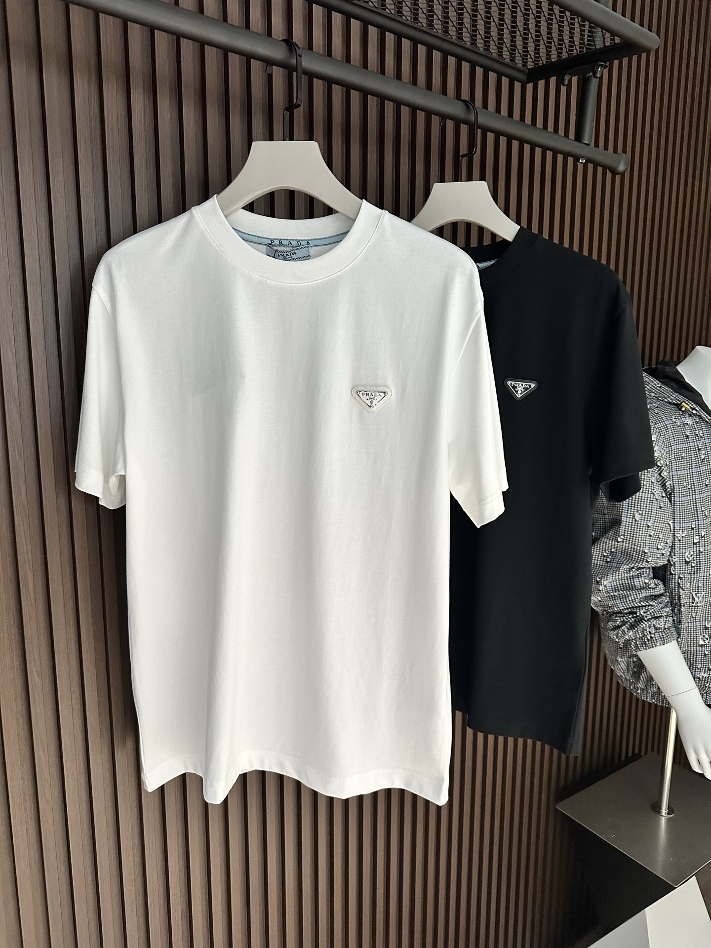 NO:904101,[New Product] Classic work worth buying. Simple and fashionable style from Samsonite from PD. Products from trade channels are rare!  2026SSPr*da Men's round neck short-sleeved T-shirt with ribbon decorative logo design and stitching. Conventional straight-cut design, both individual and fashionable, inherently extraordinary. Evergreen model at the counter! Simple but not simple.. Soft to the touch, extremely comfortable to wear next to the body. Decorated with a fashionable and classic logo on the chest  It replaces the traditional triangle logo and creates a harmonious luxury fashion atmosphere. It reinterprets basic items and gives them new meanings. The exquisite details reveal the brand's high luxury atmosphere. Color White/Black Size S/M/L/XL/2XL S Shoulder Width 44 Bust Length 66 Sleeve Length 22 M Shoulder Width 45 Bust 104 Clothing Length 68 Sleeve Length 23 L Shoulder Width 46 Bust 108 Clothing Length 70 Sleeve Length 24  XL shoulder width 47 chest 112 length 72 sleeve length 25 XXL shoulder width 48 chest 116 length 74 sleeve length 26, T-shirt, tees, t-shirt,19860909【新品】经典之作 值得入手 简约时尚格调来自PD的新秀丽作. 贸易渠道货品,为数稀少！ 2026SSPr*da 饰带装饰标识设计拼接压胶男士圆领短袖T恤 常规直裁设计,兼具个性时尚范儿,与生俱来的不平凡.柜台常青款!简约不简单.. 手感柔软,贴身穿着舒适度极高. 胸前装饰时尚经典的Logo标识 取代了传统三角标,营造和谐的奢华时尚气息,重释了基础单品并赋予其崭新含义的态度与考量,精致细节流露品牌高奢气息.. 颜色白色/黑色 尺码S/M/L/XL/2XL S肩宽44胸围衣长66袖长22 M肩宽45胸围104衣长68袖长23 L肩宽46胸围108衣长70袖长24 XL肩宽47胸围112衣长72袖长25 XXL肩宽48胸围116衣长74袖长26,,T-shirt,tees，t-shirt,,Men's clothing