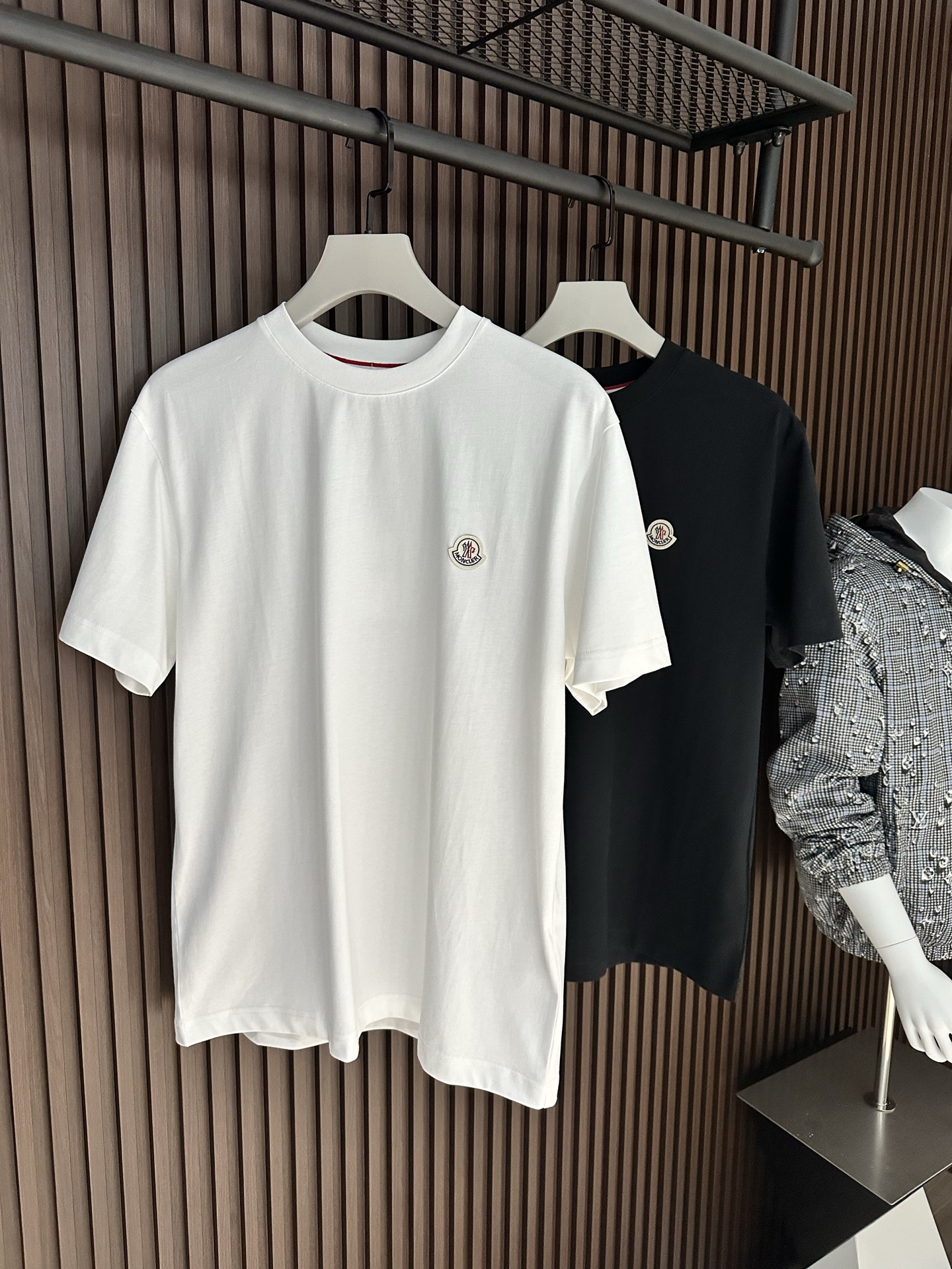 NO:904127,[New Product] Classic Wool Label Highly Recommended Mon*ler Men's Round Neck Short Sleeve T-Shirt SS Spring and Summer New Product OS Loose Fit The effect is more simple and neat, adding a unique style to the fashion style...Perfect when worn alone and worn as an inner layer! The embroidered logo design and the front logo show full personality. The texture is delicate and full, and the color is bright and flawless. Perfect...  Extremely groundbreaking innovative concepts and fashion design are combined into one furnace. Unprecedented play with fashion. This summer's most nice focus is short T. Color: White Black Size: S/M/L/XL/XXL S Shoulder width 44 Bust length 66 Sleeve length 22 M Shoulder width 45 Bust 104 Clothing length 68 Sleeve length 23 L Shoulder width 46 Bust 108 Clothing length 70 Sleeve length 24  XL shoulder width 47 chest 112 length 72 sleeve length 25 XXL shoulder width 48 chest 116 length 74 sleeve length 26, T-shirt, tees, t-shirt,19860909【新品】 经典羊毛标 重磅推荐 Mon*ler 男士圆领短袖T恤 SS春夏新品OS宽松版型 效果更为简约利落,为时尚造型增添一抹独特风采...单穿内搭完美展现! 刺绣标徽设计 正面标识彰显十足个性.纹理细腻饱满,色泽艳丽无暇.完美之作… 极为突破性的创新理念与时装设计共冶一炉,前所未有的玩味潮流时尚,今夏最Nice的焦点短T. 颜色: 白色 黑色  尺码:S/M/L/XL/XXL S肩宽44胸围衣长66袖长22 M肩宽45胸围104衣长68袖长23 L肩宽46胸围108衣长70袖长24 XL肩宽47胸围112衣长72袖长25 XXL肩宽48胸围116衣长74袖长26,,T-shirt,tees，t-shirt,,Men's clothing