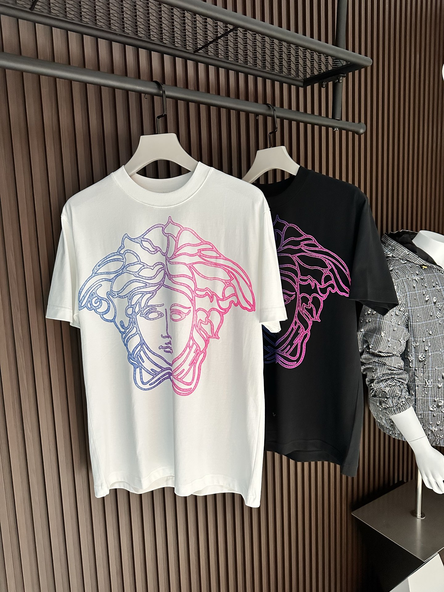 NO:904065,[New product] 2026SS VERS*CE Men's colorful printed short-sleeved T-shirt. Product from a top trading company. Heavy-duty high-end product. Made in Italy. Perfect and first-rate product. A single product with a strong sense of design that brings fashion aesthetics to the extreme. The iconic element Medusa pattern is embellished with printing. It is quite artistic and made of high-grade pure cotton.  It has excellent skin-friendliness, well-designed details, very unique and clever construction, the whole body is clean and neat, the lines are simple, the upper body is full of shape, and the style is extraordinary. It is very good whether worn alone or as an inner layer!  Color White/Black Size: S/M/L/XL/XXL S Shoulder width 44 Bust length 66 Sleeve length 22 M Shoulder width 45 Bust 104 Clothing length 68 Sleeve length 23 L Shoulder width 46 Bust 108 Clothing length 70 Sleeve length 24 XL Shoulder width 47 Bust 112 Clothing length 72 Sleeve length 25  XXL shoulder width 48, chest 116, length 74, sleeve length 26,,versace,versace,T-shirt,tees,t-shirt,19860909【新品】2026SS VERS*CE范思*男士彩色印花短袖T恤 顶级贸易公司货,重磅高端尖品,意大利原产 品相完美一流 设计感超强的一款单品,将时装美学发挥到极致,标志性元素美杜莎图案印花点缀 相当有意境,高级纯棉材质 亲肤性绝佳,细节设计到位,非常别致巧妙的构建,通体干净利落,线条感简洁,上身型款十足,格调非凡,无论单穿还是内搭都非常出彩！ 颜色白色/黑色 尺码:S/M/L/XL/XXL S肩宽44胸围衣长66袖长22 M肩宽45胸围104衣长68袖长23 L肩宽46胸围108衣长70袖长24 XL肩宽47胸围112衣长72袖长25 XXL肩宽48胸围116衣长74袖长26,,versace,versace,T-shirt,tees，t-shirt,,Men's clothing