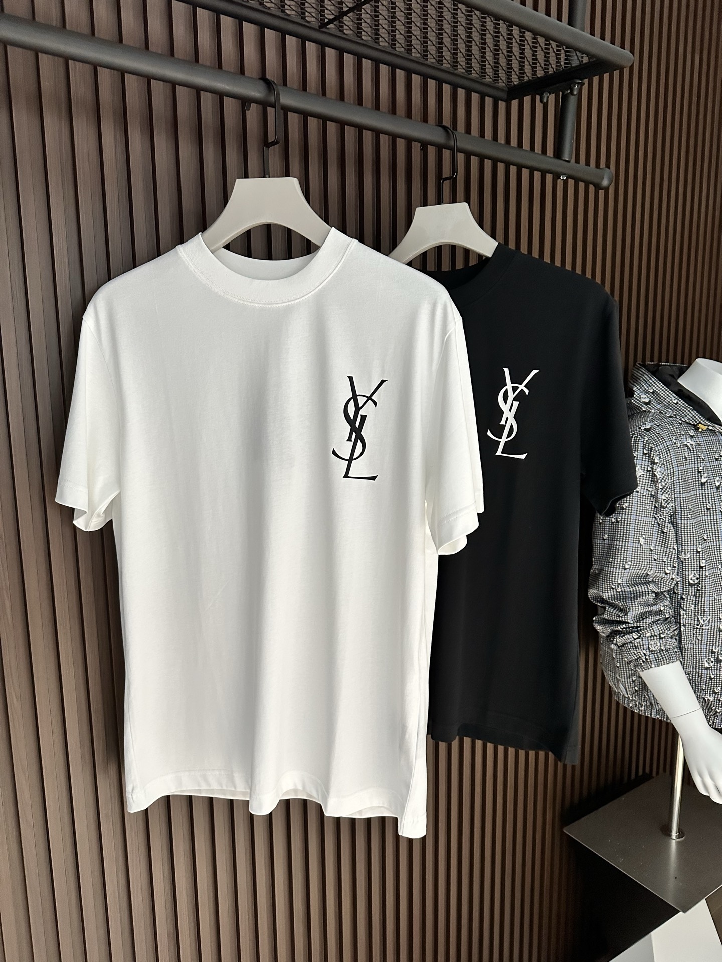 NO:904187,[New Product] Products from old trade channels, the level of craftsmanship can tell everything is different. 2026SSSLY Yves Saint Laurent men's round neck fashionable sports short-sleeved T-shirt. The unique simple fashion sense is never left alone, and British fashion can still not be hidden. Customer-supplied knitted cotton fabric, produced by micro-knitting technology. The texture and feel are completely boutique level. Comfortable, breathable, refreshing and versatile. The unique high-tech color matching style has opened the concept of Sly.  Interpreting the classic heritage of the brand. The brand new bur classic logo badge on the chest will have innovative derivatives. The exquisite embroidery craftsmanship reflects the obvious convex effect. The tough and solid texture distinguishes the traditional offset printing pattern. Color White/Black Size S/M/L/XL/2XL S Shoulder Width 44 Bra Length 66 Sleeve Length 22 M Shoulder Width 45 Bust 104 Clothing Length 68 Sleeve Length 23  L Shoulder width 46 Bust 108 Length 70 Sleeve length 2419860909【新品】 来自老牌贸易渠道货品,工艺程度就能说明一切的与众不同. 2026SSSLY 圣罗兰男士圆领时尚标运动短袖T恤 独有的简约时尚感从不落单,英伦时尚依旧掩藏不住.客供针织棉面料,经微型针织的工艺技术制作.质地手感完完全全的精品级别.舒适透气清爽百搭.别具一格的高工艺拼色风格开启了SLy的概念传播. 诠释品牌的经典传承.胸前焕然一新的bur经典标识徽章将有创新性的衍生 精湛的刺绣工艺感体现明显的凸感效果.硬朗结实的质感区别传统胶印图案. 颜色白色/黑色 尺码S/M/L/XL/2XL S肩宽44胸围衣长66袖长22 M肩宽45胸围104衣长68袖长23 L肩宽46胸围108衣长70袖长24 XL肩宽47胸围112衣长72袖长25 XXL肩宽48胸围116衣长74袖长26,,burberry,saint laurent,T-shirt,tees，t-shirt,,Men's clothing