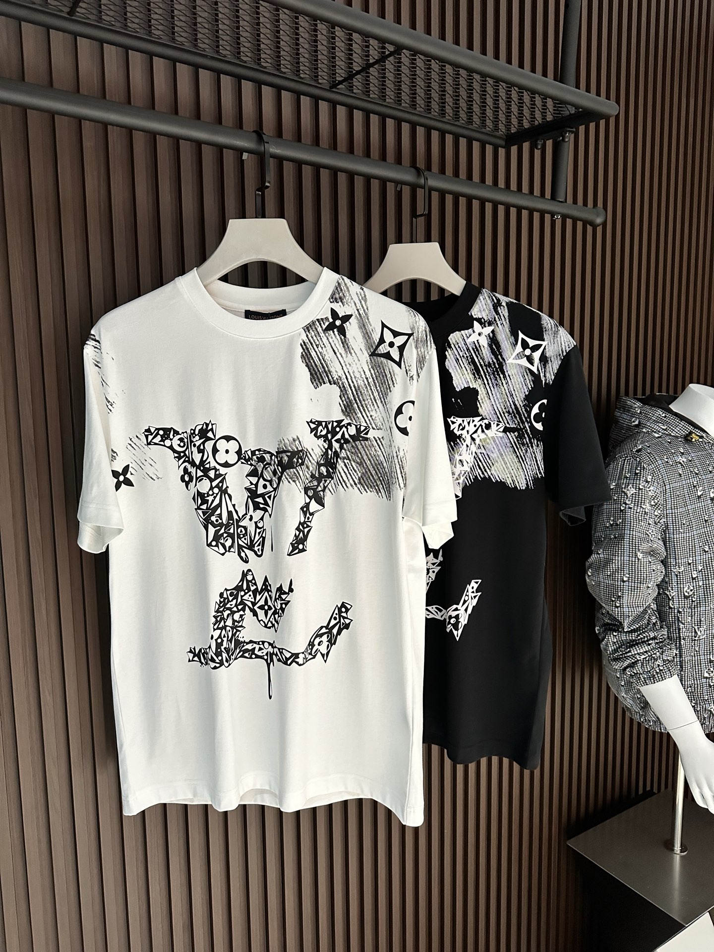 NO:904055,[New Product] Full Flower Conley Print is a product from HK Trading Company. 2026SS Spring and Summer Men's Round Neck Printed Short-Sleeved T-shirt. Fashionable new high-end, channel goods are scarce. Scattered L and 'V' letters are embroidered with bright yarn, gradually outlining the logo outline on the chest. Close-woven cotton knitting cuts a classic version, with a ribbed neckline, flip-effect stitching and a label on the back.  The breathability and comfort are excellent, and the softness and delicacy are even better. The rich and thick texture of the embroidered logo is incomparable! One-piece standard cutting design with ease Color White/Black Size S/M/L/XL/2XL S Shoulder width 44 Bust length 66 Sleeve length 22 M Shoulder width 45 Bust 104 Clothing length 68 Sleeve length 23 L Shoulder width 46 Bust 108 Clothing length 70 Sleeve length 24  XL shoulder width 47 bust 112 length 72 sleeve length 25 XXL shoulder width 48 bust 116 length 74 sleeve length 26,,louis vuitton,T-shirt,19860909【新品】 满花康利印花来自HK贸易公司的产品 2026SS春夏驴 男士圆领印花短袖T 恤 时尚的新高端,渠道货品数量稀少 以鲜明纱线刺绣零星散落的 L 字和 “V ”字,逐渐在胸前勾勒 标识轮廓.密纺棉质针织裁出经典版型,搭配罗纹领口、翻转效果缝线和背后标签. 透气舒适感极佳,柔软细腻更为卓越.刺绣logo饱满厚实的质感手感无以比拟!一体成型游刃有余的标准裁剪设计 颜色白色/黑色 尺码S/M/L/XL/2XL S肩宽44胸围衣长66袖长22 M肩宽45胸围104衣长68袖长23 L肩宽46胸围108衣长70袖长24 XL肩宽47胸围112衣长72袖长25 XXL肩宽48胸围116衣长74袖长26,,louis vuitton,T-shirt,,Men's clothing