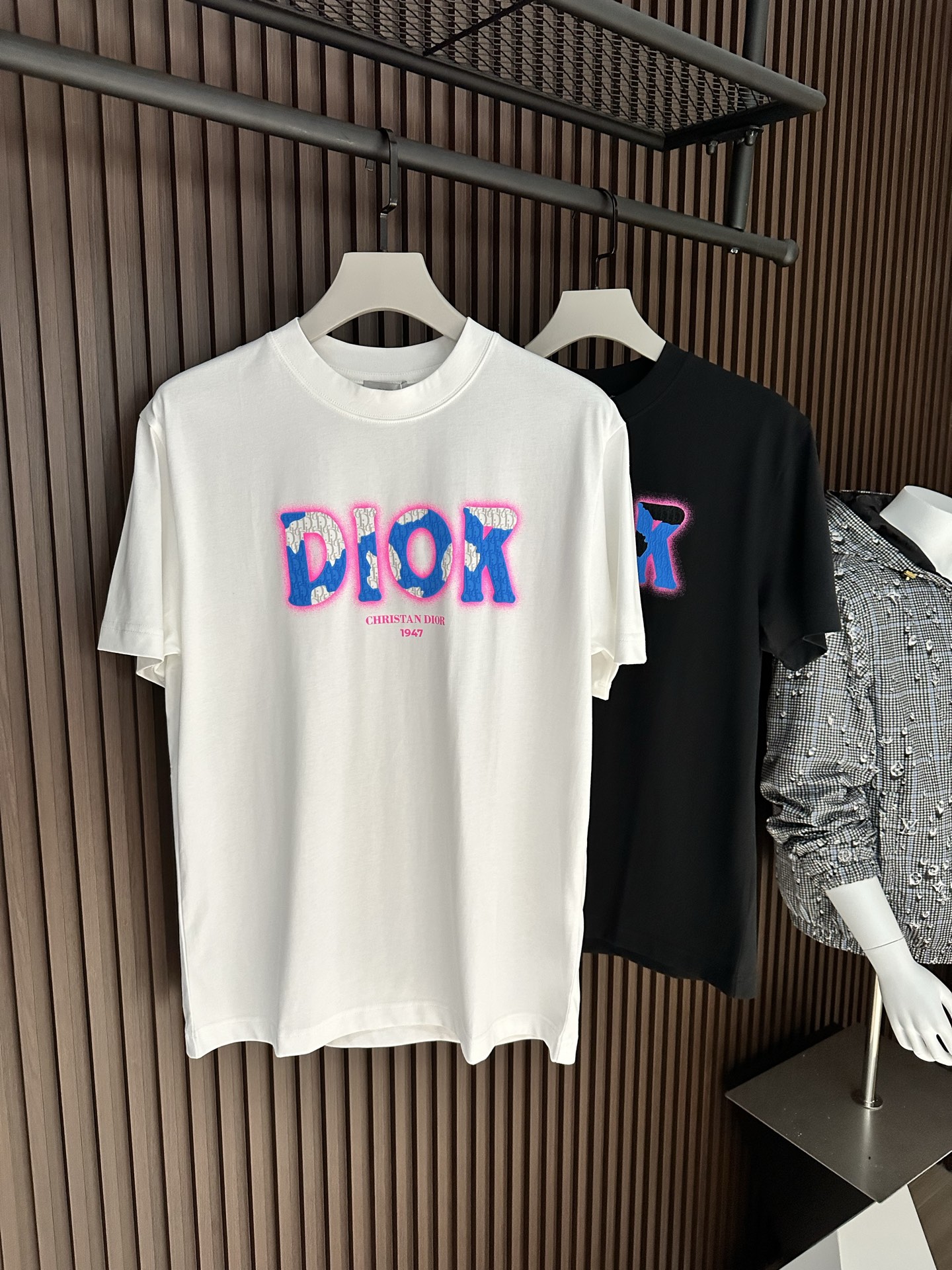 NO:904129,[New product] Classic CD painted patterns, 47 channel boutiques create a contemporary atmosphere. 2026SS new summer product Di*r painted letter logo short-sleeved T-shirt has superb fashion charm and unique artistic atmosphere. The densely woven knitted cotton fabric is supplied by the customer. The delicate and orderly knitting process retains the original soft texture, which is refreshing and refreshing. The texture of the fabric is the most powerful proof.  The new exquisitely painted brand logo expresses the fusion between agility and unique ingenuity. The fine stitching technology, ribbed round neck and V collar topstitch create the classic 'Forger' extension of fashion inspiration. Color: Black/White Size S/M/L/XL/2XL S Shoulder Width 44 Bust Length 66 Sleeve Length 22 M Shoulder Width 45 Bust 104 Length 68 Sleeve Length 23  L Shoulder width 46 Bust 108 Clothes length 70 Sleeve length 2419860909【新品】 经典CD 彩绘图案 47渠道精品缔造当代气息.2026SS夏季新品 Di*r 彩绘字母标识短袖T恤 高超的时尚魅力风范,特立独行的艺术气息. 客供密纺针织棉面料,细腻有序的针织工艺保留了最初的那份柔软质感,清肤透爽,工艺考究,织面的质感就是最有力的证明. 全新精美彩绘品牌标识表达了灵动之间的融合感,别具匠心.缝合技术精细度,罗纹圆领搭配 V 领缉面线成就经典的“锻造者”延伸时尚灵感. 颜色:黑色/白色 尺码S/M/L/XL/2XL S肩宽44胸围衣长66袖长22 M肩宽45胸围104衣长68袖长23 L肩宽46胸围108衣长70袖长24 XL肩宽47胸围112衣长72袖长25 XXL肩宽48胸围116衣长74袖长26,,T-shirt,tees，t-shirt,,Men's clothing