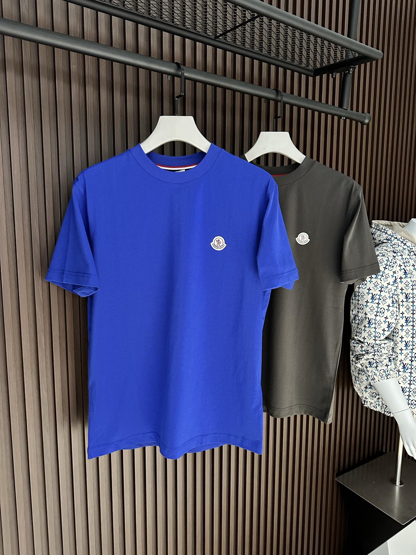 NO:904120,[New Product] Classic Wool Label Highly Recommended Mon*ler Men's Round Neck Short Sleeve T-Shirt SS Spring and Summer New Product OS Loose Fit The effect is more simple and neat, adding a unique style to the fashion style...Perfect when worn alone and worn as an inner layer! The embroidered logo design and the front logo show full personality. The texture is delicate and full, and the color is bright and flawless. Perfect...  Extremely groundbreaking innovative concepts and fashion design are combined into one furnace. Unprecedented play with fashion. This summer's most nice focus is short T. Color: Blue Gray Size: S/M/L/XL/XXL S Shoulder width 44 Bust length 66 Sleeve length 22 M Shoulder width 45 Bust 104 Clothing length 68 Sleeve length 23 L Shoulder width 46 Bust 108 Clothing length 70 Sleeve length 24  XL shoulder width 47 chest 112 length 72 sleeve length 25 XXL shoulder width 48 chest 116 length 74 sleeve length 26, T-shirt, tees, t-shirt,19860909【新品】 经典羊毛标 重磅推荐 Mon*ler 男士圆领短袖T恤 SS春夏新品OS宽松版型 效果更为简约利落,为时尚造型增添一抹独特风采...单穿内搭完美展现! 刺绣标徽设计 正面标识彰显十足个性.纹理细腻饱满,色泽艳丽无暇.完美之作… 极为突破性的创新理念与时装设计共冶一炉,前所未有的玩味潮流时尚,今夏最Nice的焦点短T. 颜色: 蓝色 灰色  尺码:S/M/L/XL/XXL S肩宽44胸围衣长66袖长22 M肩宽45胸围104衣长68袖长23 L肩宽46胸围108衣长70袖长24 XL肩宽47胸围112衣长72袖长25 XXL肩宽48胸围116衣长74袖长26,,T-shirt,tees，t-shirt,,Men's clothing