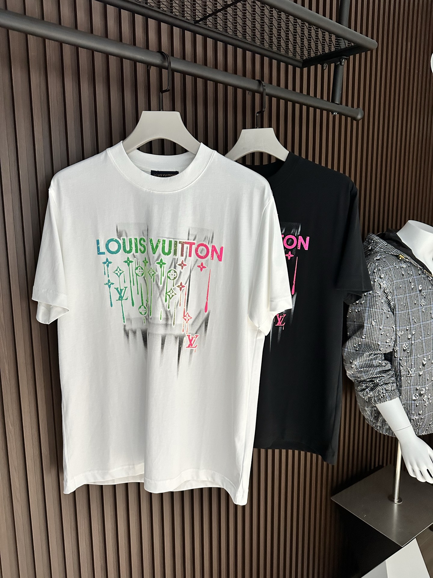 NO:904115,[New Product] 2026SS Spring and Summer New Product Donkey Men's Printed Round Neck Short-Sleeved T-shirt Fashionable new high-end, channel goods are scarce. Logo silhouette. Close-spun cotton knitted with a classic silhouette, with ribbed collar, flip-effect stitching and back label. Excellent breathability and comfort, softness and fineness are even better. The full and thick texture of the printed logo is incomparable! One-piece standard cutting design with ease. Color white/black  Size S / M / L /19860909【新品】2026SS春夏新品驴 男士印花圆领短袖T 恤 时尚的新高端,渠道货品数量稀少 标识轮廓.密纺棉质针织裁出经典版型,搭配罗纹领口、翻转效果缝线和背后标签. 透气舒适感极佳,柔软细腻更为卓越.印花logo饱满厚实的质感手感无以比拟!一体成型游刃有余的标准裁剪设计. 颜色白色/黑色 尺码S/M/L/XL/2XL S肩宽44胸围衣长66袖长22 M肩宽45胸围104衣长68袖长23 L肩宽46胸围108衣长70袖长24 XL肩宽47胸围112衣长72袖长25 XXL肩宽48胸围116衣长74袖长26,,louis vuitton,T-shirt,,Men's clothing