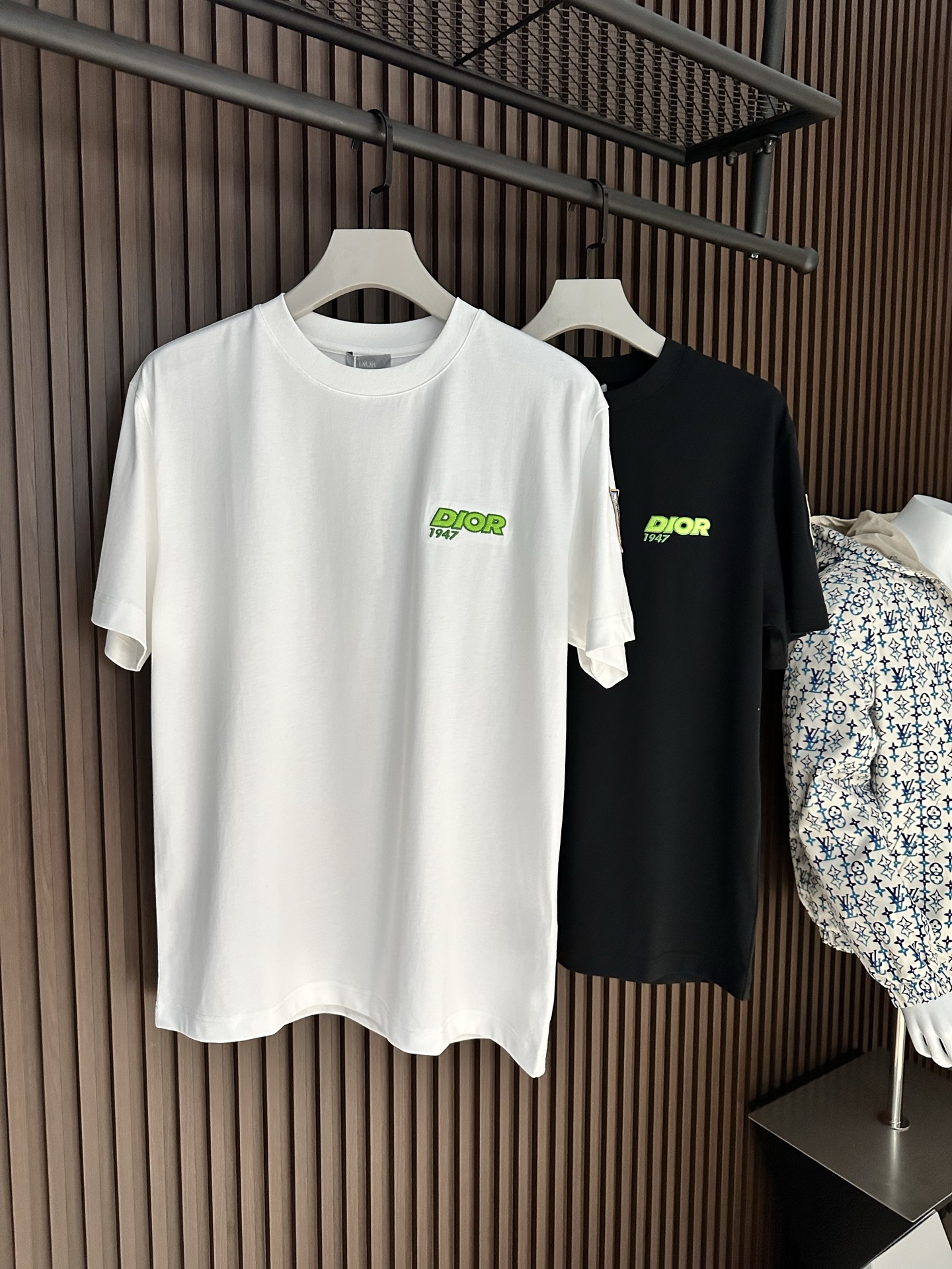 NO:904195,[New Product] 2026SS new summer product Di*r embroidered logo short-sleeved T-shirt. It has superb fashion charm and unique artistic atmosphere. The densely woven knitted cotton fabric is supplied by customers. The delicate and orderly knitting process retains the original soft texture, which is refreshing and refreshing. The texture of the fabric is the most powerful proof.  The new exquisite embroidered brand logo expresses the fusion between agility and unique ingenuity. The fine stitching technology, ribbed round neck and V collar top thread create the classic 'Forger' extension of fashion inspiration. Color: White/Black Size S/M/L/XL/2XL S Shoulder Width 44 Bust Length 66 Sleeve Length 22 M Shoulder Width 45 Bust 104 Length 68 Sleeve Length 23  L Shoulder width 46 Bust 108 Clothes length 70 Sleeve length 2419860909【新品】 2026SS夏季新品 Di*r 刺绣标识短袖T恤 高超的时尚魅力风范,特立独行的艺术气息. 客供密纺针织棉面料,细腻有序的针织工艺保留了最初的那份柔软质感,清肤透爽,工艺考究,织面的质感就是最有力的证明. 全新精美刺绣品牌标识表达了灵动之间的融合感,别具匠心.缝合技术精细度,罗纹圆领搭配 V 领缉面线成就经典的“锻造者”延伸时尚灵感. 颜色:白色/黑色 尺码S/M/L/XL/2XL S肩宽44胸围衣长66袖长22 M肩宽45胸围104衣长68袖长23 L肩宽46胸围108衣长70袖长24 XL肩宽47胸围112衣长72袖长25 XXL肩宽48胸围116衣长74袖长26,,T-shirt,tees，t-shirt,,Men's clothing