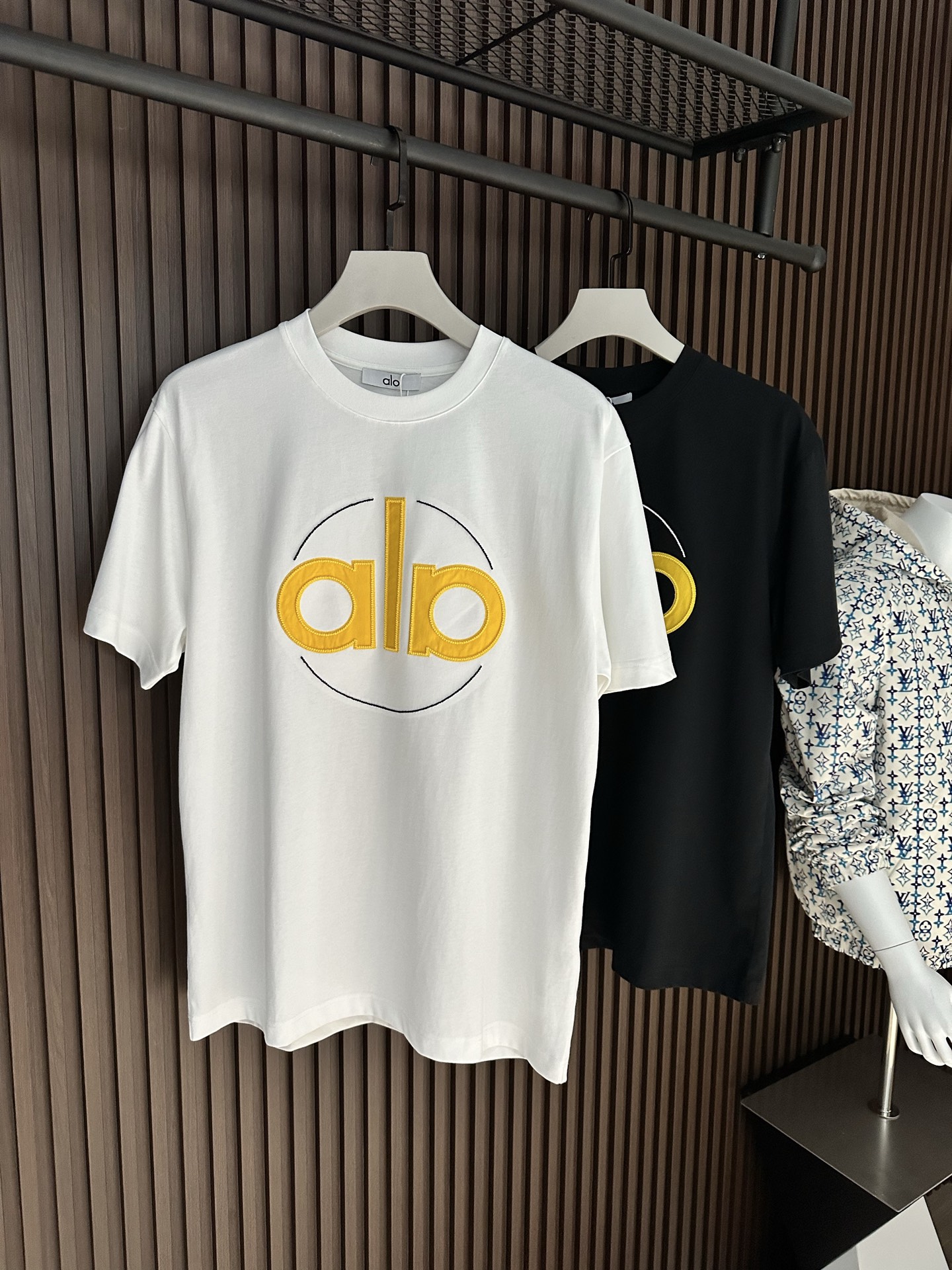 NO:904081,[New Product] Alo Classic Printed Round Neck Short Sleeve T-shirt Product from HK Trading Company 2026SS Spring and Summer Men's Round Neck Printed Short Sleeve T-shirt Fashionable new high-end, channel goods are scarce, gradually outline the logo outline on the chest. Close-spun cotton knitting cuts a classic version, with a ribbed neckline, flip-effect stitching and a label on the back.  The breathability and comfort are excellent, and the softness and delicacy are even better. The rich and thick texture of the embroidered logo is incomparable! One-piece standard cutting design with ease Color White/Black Size S/M/L/XL/2XL S Shoulder width 44 Bust length 66 Sleeve length 22 M Shoulder width 45 Bust 104 Clothing length 68 Sleeve length 23 L Shoulder width 46 Bust 108 Clothing length 70 Sleeve length 24  XL shoulder width 47 bust 112 length 72 sleeve length 25 XXL shoulder width 48 bust 116 length 74 sleeve length 26,,louis vuitton,T-shirt,19860909【新品】Alo 经典印花圆领短袖T 来自HK贸易公司的产品 2026SS春夏驴 男士圆领印花短袖T 恤 时尚的新高端,渠道货品数量稀少 逐渐在胸前勾勒 标识轮廓.密纺棉质针织裁出经典版型,搭配罗纹领口、翻转效果缝线和背后标签. 透气舒适感极佳,柔软细腻更为卓越.刺绣logo饱满厚实的质感手感无以比拟!一体成型游刃有余的标准裁剪设计 颜色白色/黑色 尺码S/M/L/XL/2XL S肩宽44胸围衣长66袖长22 M肩宽45胸围104衣长68袖长23 L肩宽46胸围108衣长70袖长24 XL肩宽47胸围112衣长72袖长25 XXL肩宽48胸围116衣长74袖长26,,louis vuitton,T-shirt,,Men's clothing
