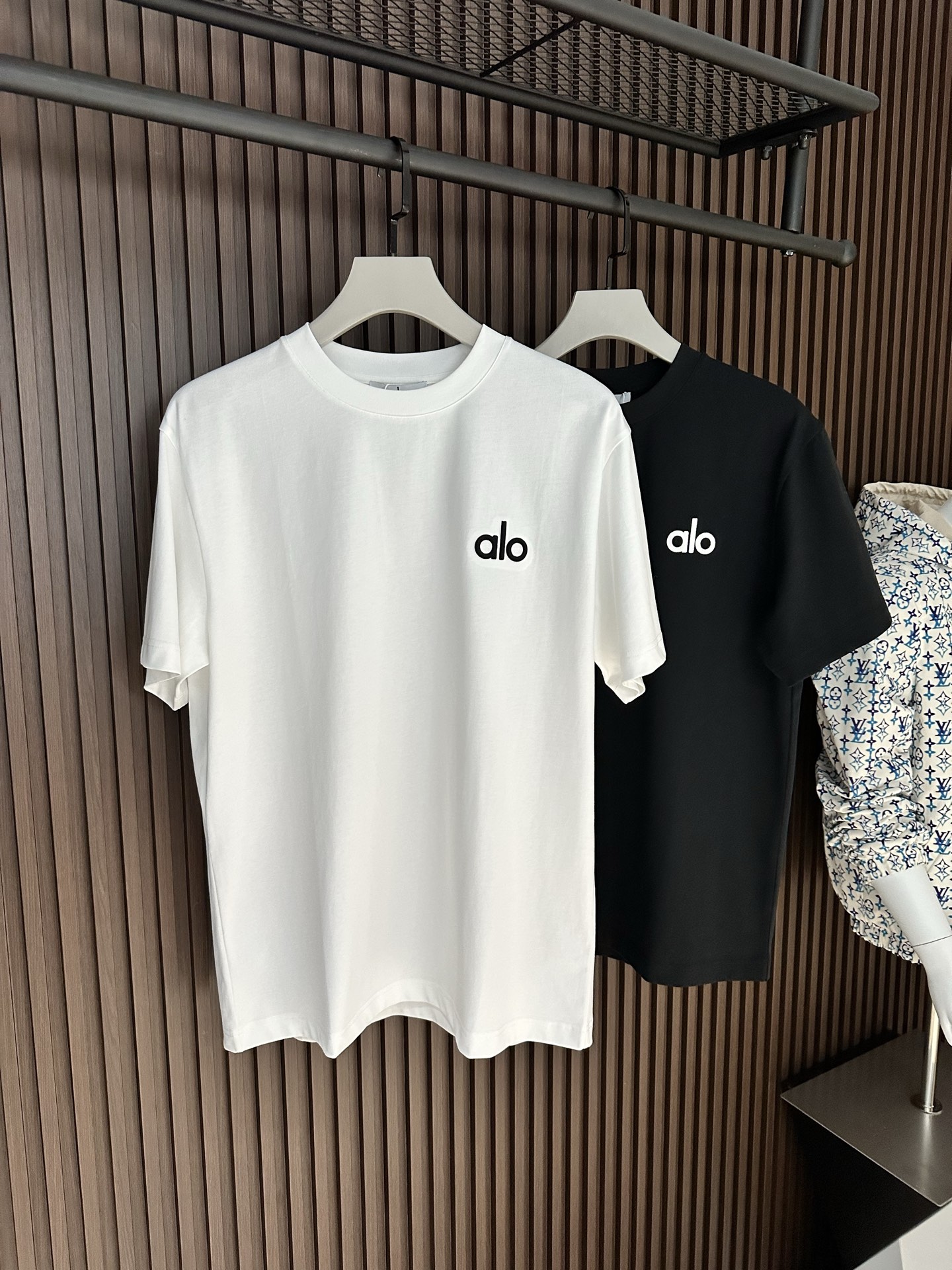 NO:904087,[New product] Alo classic embroidered letter logo round neck short-sleeved T-shirt. Product from HK Trading Company. 2026SS men's round neck embroidered letter short-sleeved T-shirt. Fashionable new high-end, channel goods are scarce, gradually outline the logo outline on the chest. Close-spun cotton knitting cuts a classic version, with ribbed neckline, flip-effect stitching and back label.  The breathability and comfort are excellent, and the softness and delicacy are even better. The rich and thick texture of the embroidered logo is incomparable! One-piece standard cutting design with ease Color White/Black Size S/M/L/XL/2XL S Shoulder width 44 Bust length 66 Sleeve length 22 M Shoulder width 45 Bust 104 Clothing length 68 Sleeve length 23 L Shoulder width 46 Bust 108 Clothing length 70 Sleeve length 24  XL shoulder width 47 bust 112 length 72 sleeve length 25 XXL shoulder width 48 bust 116 length 74 sleeve length 26,, T-shirt,19860909【新品】Alo 经典刺绣字母徽标圆领短袖T 来自HK贸易公司的产品 2026SS春夏男士圆领刺绣字母短袖T 恤 时尚的新高端,渠道货品数量稀少 逐渐在胸前勾勒 标识轮廓.密纺棉质针织裁出经典版型,搭配罗纹领口、翻转效果缝线和背后标签. 透气舒适感极佳,柔软细腻更为卓越.刺绣logo饱满厚实的质感手感无以比拟!一体成型游刃有余的标准裁剪设计 颜色白色/黑色 尺码S/M/L/XL/2XL S肩宽44胸围衣长66袖长22 M肩宽45胸围104衣长68袖长23 L肩宽46胸围108衣长70袖长24 XL肩宽47胸围112衣长72袖长25 XXL肩宽48胸围116衣长74袖长26,,T-shirt,,Men's clothing