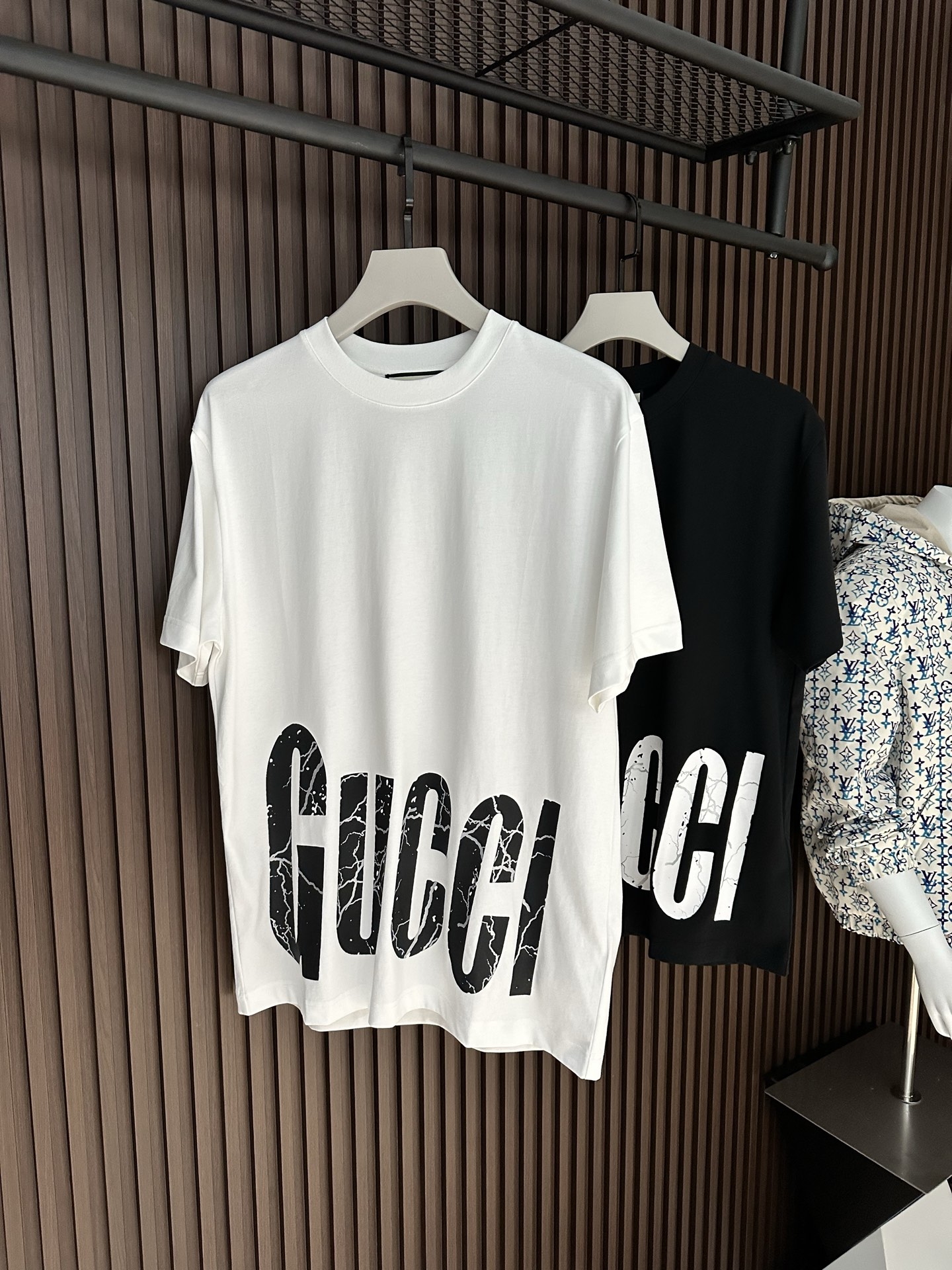 NO:904107,[New Product] Trading company official channel GU family fashionable and versatile letter logo offset short-sleeved high-weight pure cotton classic round-neck T-shirt for men and women. An avant-garde and luxurious item with high-street style, making the outfit more advanced, more natural, and more elegant. A perfect spring and summer outfit!  Well-deserved king level, currently the most popular short-sleeved style, a must-have outfit for fashionistas. The counters have long been out of stock, and all kinds of items are unavailable. Now that you can wear this style on your body, it is not only a proof of economic strength, but also a symbol of strength, as well as a keen sense of smell and ability to control the level of fashion!  The perfect combination of quality and beauty!  Made of high-weight fine cotton material, the touch is super soft, and the breathability is extraordinary. For summer, this kind of item has a sense of air-conditioning. The letter embroidered letter logo and the material bonus give people a high-end yuppie style that really gives people a strong visual impact. The upper body is full of luxury and makes people feel the charm of the high street. The overall cut is also just right. It is relaxed and natural, and has that casual and casual temperament!  This is the ultimate outfit that belongs to the prodigal and the trendy person. It can make you get countless envious looks on the streets and at the beach. The presentation of that yuppie temperament will really change a person's temperament!  Color Black White Size: S M L  XXL shoulder width 48, chest 116, length 74, sleeve length 26, T-shirt, tees, t-shirt,19860909【新品】 贸易公司正单渠道 GU家族时髦百搭风尚字母Logo胶印短袖 男女同款高克重纯棉布棉经典圆领T恤衫 一款前卫奢华,又具备高街风范的单品,让穿搭变得更加的高级,更加的自然,更具备气质感,一款妥妥的春夏穿搭神品！当之无愧的王者级别,目前最火爆的一款短袖,潮人必备的穿搭,柜台早就是断码断货,各种买不到抢不到,现在能够将这种款式穿搭在身上的,不仅仅是经济实力的证明更是一种实力的象征,以及对于时尚程度的明锐的嗅觉把控能力了！ 质与美的完美结合体！高克重精梭棉材质打造,触感超级柔顺,透气性能更是非凡之享受,对于夏季来说,这样的单品简直自带空调感,字母刺绣字母logo加上材质加成,带着高级的雅痞风范真的给人一种超强的视觉冲击感,上身的奢华感爆棚,并且让人感受到高街魅力,整体的版型裁剪也是如此的恰到好处,轻松自然的就具备那种随意休闲的潇洒气质！这是一款属于浪子,属于潮人的极致穿搭,它可以让你在街头,在海边,收获无数羡慕的眼神,那种雅痞气质的呈现,真的会改变一个人的气质！ 颜色黑色 白色 尺码: S M L XL XXL S肩宽44胸围衣长66袖长22 M肩宽45胸围104衣长68袖长23 L肩宽46胸围108衣长70袖长24 XL肩宽47胸围112衣长72袖长25 XXL肩宽48胸围116衣长74袖长26,,T-shirt,tees，t-shirt,,Men's clothing