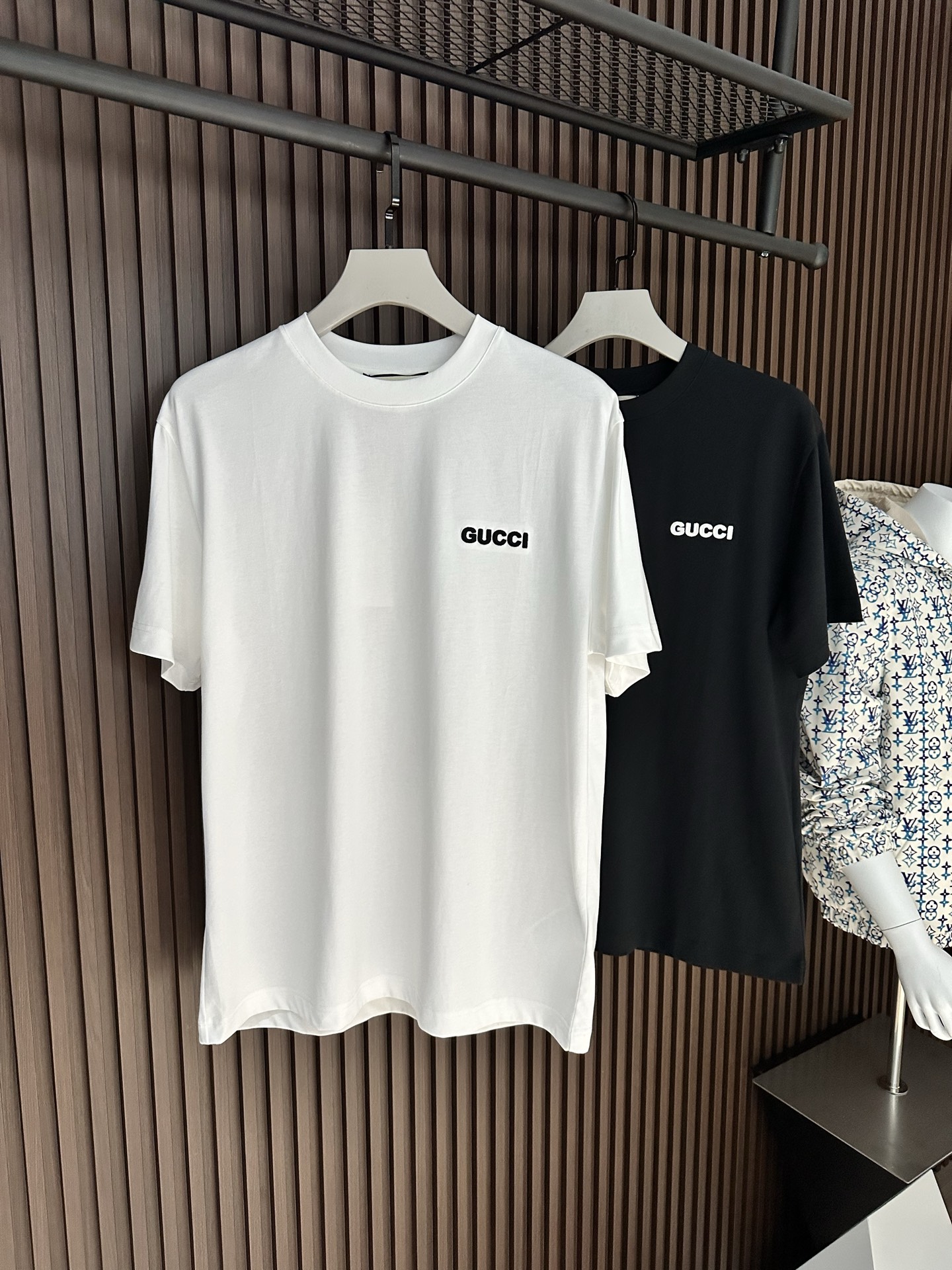 NO:904072,[New Product] 2026SS new summer product GUCCi embroidered logo short-sleeved T-shirt has superb fashion charm and unique artistic atmosphere. The densely spun knitted cotton fabric is supplied by customers. The delicate and orderly knitting process retains the original soft texture, which is refreshing and refreshing. The texture of the fabric is the most powerful proof.  The new exquisite embroidered brand logo expresses the fusion between agility and unique ingenuity. The fine stitching technology, ribbed round neck and V collar top thread create the classic 'Forger' extension of fashion inspiration. Color: White/Black Size S/M/L/XL/2XL S Shoulder Width 44 Bust Length 66 Sleeve Length 22 M Shoulder Width 45 Bust 104 Length 68 Sleeve Length 23  L Shoulder width 46 Bust 108 Length 70 Sleeve length 2419860909【新品】 2026SS夏季新品 GUCCi 刺绣标识短袖T恤 高超的时尚魅力风范,特立独行的艺术气息. 客供密纺针织棉面料,细腻有序的针织工艺保留了最初的那份柔软质感,清肤透爽,工艺考究,织面的质感就是最有力的证明. 全新精美刺绣品牌标识表达了灵动之间的融合感,别具匠心.缝合技术精细度,罗纹圆领搭配 V 领缉面线成就经典的“锻造者”延伸时尚灵感. 颜色:白色/黑色 尺码S/M/L/XL/2XL S肩宽44胸围衣长66袖长22 M肩宽45胸围104衣长68袖长23 L肩宽46胸围108衣长70袖长24 XL肩宽47胸围112衣长72袖长25 XXL肩宽48胸围116衣长74袖长26,,gucci,T-shirt,tees，t-shirt,,Men's clothing