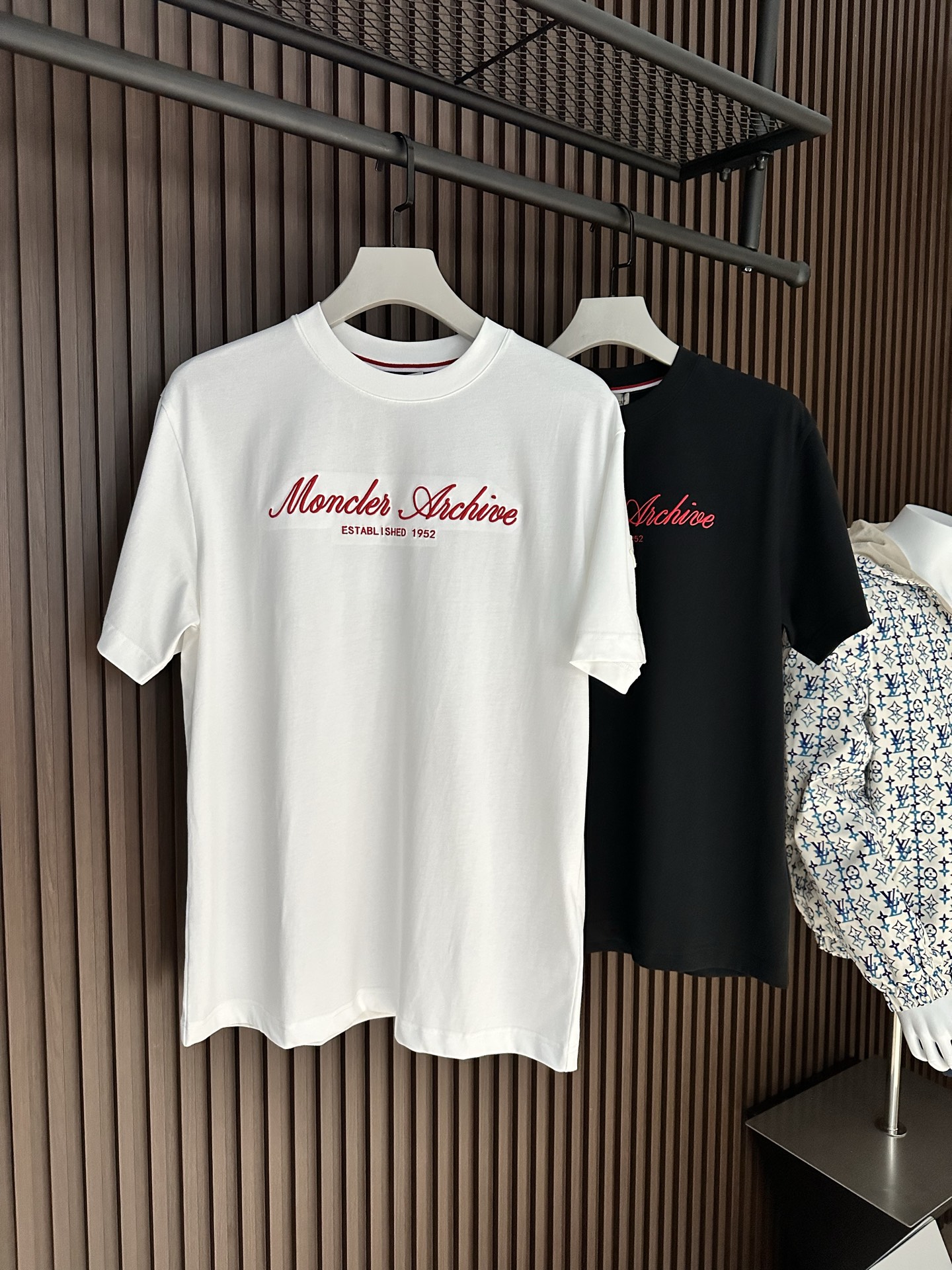NO:904134,[New Product] Mon*cl*r/Mongolian 26SSSS Spring and Summer New Product Men's embroidered letter round neck short-sleeved T-shirt is a must-have for those who advocate casualness without losing style. The classic round neck design style allows you to wear the most formal clothing and still have the greatest fun! It is both business and leisure! It is designed with imported plus velvet cotton, breathable and sweat-wicking!  The information age has arrived, and everyone is working hard at the same time! You can see the truth without too much modification and analysis. The details pay attention to the quality process. Color: White/Black Size S/M/L/XL/2XL S Shoulder width 44 Bust length 66 Sleeve length 22 M Shoulder width 45 Bust 104 Clothing length 68 Sleeve length 23 L Shoulder width 46 Bust 108 Clothing length 70 Sleeve length 24  XL shoulder width 47 chest 112 length 72 sleeve length 25 XXL shoulder width 48 chest 116 length 74 sleeve length 26, T-shirt, tees, t-shirt,19860909【新品】 Mon*cl*r/蒙系26SSSS 春夏新品 男士刺绣字母圆领短袖T恤 对于崇尚休闲而又不失风格的人来说更是必备款.经典圆领设计风格,使您穿最正式的服装依然能获得最大的乐趣!商务休闲两不误!  采用进口加绒棉设计,透气、排汗！信息化的时代已经来临,大家都在同时付出努力!无需过多修饰分析就能看出究竟.细节讲究品质工艺流程. 颜色: 白色/黑色 尺码S/M/L/XL/2XL S肩宽44胸围衣长66袖长22 M肩宽45胸围104衣长68袖长23 L肩宽46胸围108衣长70袖长24 XL肩宽47胸围112衣长72袖长25 XXL肩宽48胸围116衣长74袖长26,,T-shirt,tees，t-shirt,,Men's clothing