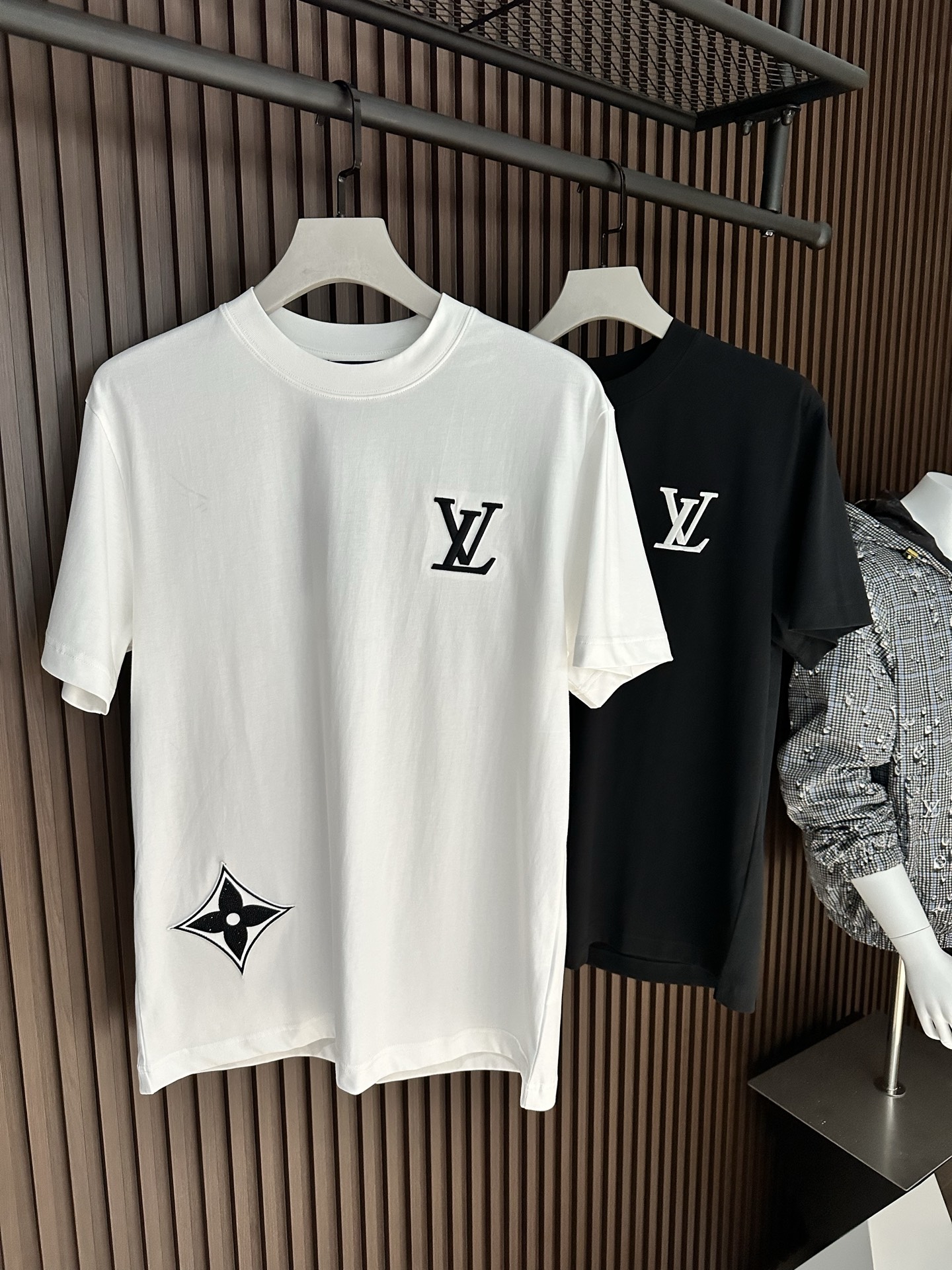 NO:904014,[New Product] Classic Embroidered Round Neck Short Sleeve 2026 SS Spring and Summer New Arrival Donkey OS Men's Printed Round Neck Short Sleeve T-shirt Fashionable new high-end, channel products are scarce Logo silhouette. Close-spun cotton knitted classic version, with ribbed collar, flip-effect stitching and back label. Excellent breathability and comfort, softness and delicateness are even better. The full and thick texture of the printed logo is incomparable! One-piece standard cutting design with ease.  Color White/Black Size S/M/L/XL/2XL S Shoulder Width 44 Bust Length 66 Sleeve Length 22 M Shoulder Width 45 Bust 104 Clothes Length 68 Sleeve Length 23 L Shoulder Width 46 Bust 108 Clothes Length 70 Sleeve Length 24  vuitton,T-shirt,19860909【新品】经典刺绣圆领短袖 2026SS春夏新品驴 OS男士印花圆领短袖T 恤 时尚的新高端,渠道货品数量稀少 标识轮廓.密纺棉质针织裁出经典版型,搭配罗纹领口、翻转效果缝线和背后标签. 透气舒适感极佳,柔软细腻更为卓越.印花logo饱满厚实的质感手感无以比拟!一体成型游刃有余的标准裁剪设计. 颜色白色/黑色 尺码S/M/L/XL/2XL S肩宽44胸围衣长66袖长22 M肩宽45胸围104衣长68袖长23 L肩宽46胸围108衣长70袖长24 XL肩宽47胸围112衣长72袖长25 XXL肩宽48胸围116衣长74袖长26,,louis vuitton,T-shirt,,Men's clothing