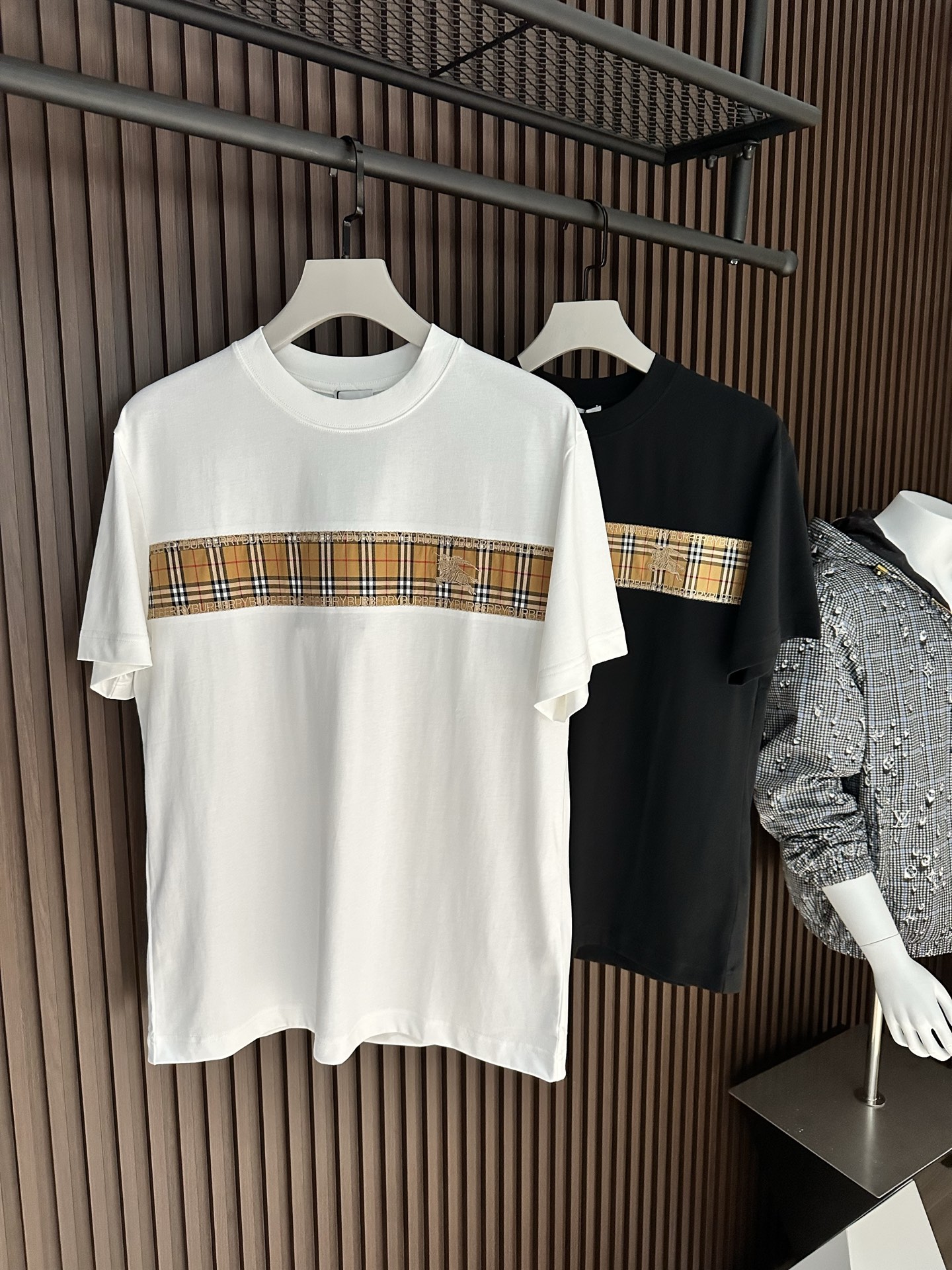 NO:904005,[New Product] Classic short-sleeved T-shirt with plaid stitching and letter embroidery. It comes from old trading channels. The level of craftsmanship can explain everything. 2026SSBur*erry men's round neck fashionable sports short-sleeved T-shirt  The unique sense of simple fashion is never left alone, and British fashion still cannot be hidden. Knitted cotton fabrics are supplied to customers and are made with micro-knitting technology. The texture and feel are completely boutique-level. Comfortable, breathable, refreshing and versatile. The unique high-tech color matching style opens the concept of BUR. Interpretation of the brand's classic heritage. The refreshed bur classic logo badge on the chest will have innovative derivatives  The exquisite embroidery craftsmanship reflects the obvious convex effect. The tough and solid texture distinguishes the traditional offset printing pattern. Color White/Black Size S/M/L/XL/2XL S Shoulder width 44 Bust length 66 Sleeve length 22 M Shoulder width 45 Bust length 104 Clothing length 68 Sleeve length 23 L Shoulder width 46 Bust 108 Clothing length 70 Sleeve length 24 XL Shoulder width 47 Bust 112 Clothing length 72 Sleeve length 25  XXL shoulder width 48, chest 116, length 74, sleeve length 26, burberry, T-shirt, tees, t-shirt,19860909【新品】格纹拼接字母刺绣经典短袖T恤 来自老牌贸易渠道货品,工艺程度就能说明一切的与众不同. 2026SSBur*erry 男士圆领时尚标运动短袖T恤 独有的简约时尚感从不落单,英伦时尚依旧掩藏不住.客供针织棉面料,经微型针织的工艺技术制作.质地手感完完全全的精品级别.舒适透气清爽百搭.别具一格的高工艺拼色风格开启了BUR的概念传播. 诠释品牌的经典传承.胸前焕然一新的bur经典标识徽章将有创新性的衍生 精湛的刺绣工艺感体现明显的凸感效果.硬朗结实的质感区别传统胶印图案. 颜色白色/黑色 尺码S/M/L/XL/2XL S肩宽44胸围衣长66袖长22 M肩宽45胸围104衣长68袖长23 L肩宽46胸围108衣长70袖长24 XL肩宽47胸围112衣长72袖长25 XXL肩宽48胸围116衣长74袖长26,,burberry,T-shirt,tees，t-shirt,,Men's clothing