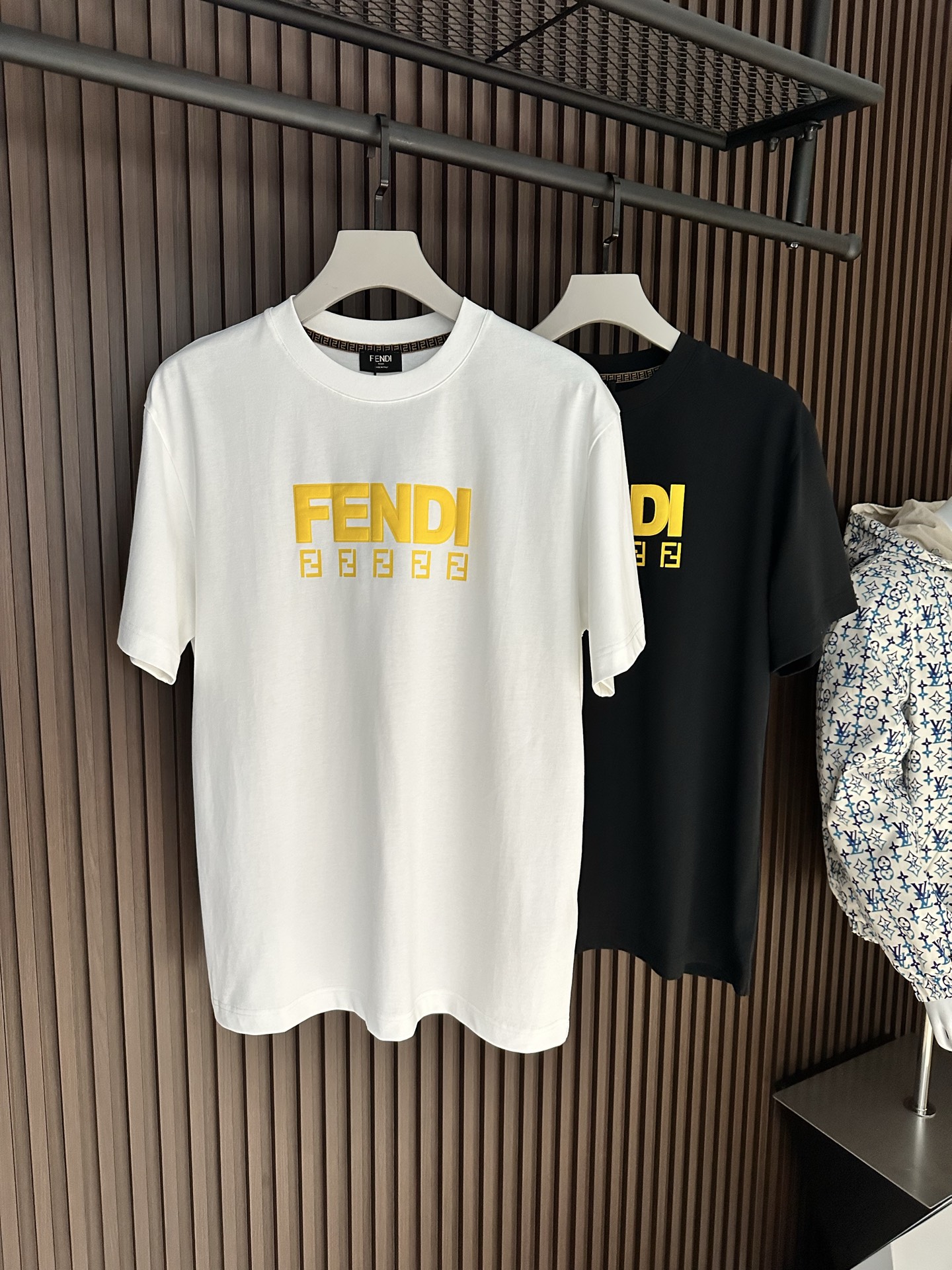 NO:904093,[New product] FD's new fashion transformation feast. 2026SS summer Fe*di letter printed logo men's round neck short-sleeved T-shirt. Luxurious, durable and full of vitality. Experience the latest visual and tactile atmosphere... It is a top quality product when worn alone. Knitted cotton fabrics are supplied from Italy. The texture is perfect, delicate, breathable and comfortable. The body silhouette design is perfect. Both inside and outside, the tailoring is flawless. PK all versions on the market. New contrasting colors for perfect interpretation!  Clear sense of layering, perfect symmetry, extremely clear color and perfect concave and convex feeling! Color white/black Size S/M/L/XL/2XL S Shoulder width 44 Bust length 66 Sleeve length 22 M Shoulder width 45 Bust length 104 Clothing length 68 Sleeve length 23 L Shoulder width 46 Bust 108 Clothing length 70 Sleeve length 24 XL Shoulder width 47 Bust 112 Clothing length 72 Sleeve length 25  XXL shoulder width 48, chest 116, length 74, sleeve length 26, T-shirt, tees, t-shirt,19860909【新品】 FD全新时装变革盛宴.2026SS夏季Fe*di 字母印花logo标识男士圆领短袖T恤 奢华耐看充满活力气息.体验视觉和触觉最新气息...单穿内搭都是极品好货. 意大利客供针织棉面料,手感质感完美细腻透气舒适.着身廓形设计展现完美.内外兼具裁剪完美无暇.PK市面一切版本. 全新撞色完美演绎！层次感分明,匀称完美,色泽字眼极致清晰,凹凸感十足无懈可击! 颜色白色/黑色 尺码S/M/L/XL/2XL S肩宽44胸围衣长66袖长22 M肩宽45胸围104衣长68袖长23 L肩宽46胸围108衣长70袖长24 XL肩宽47胸围112衣长72袖长25 XXL肩宽48胸围116衣长74袖长26,,T-shirt,tees，t-shirt,,Men's clothing