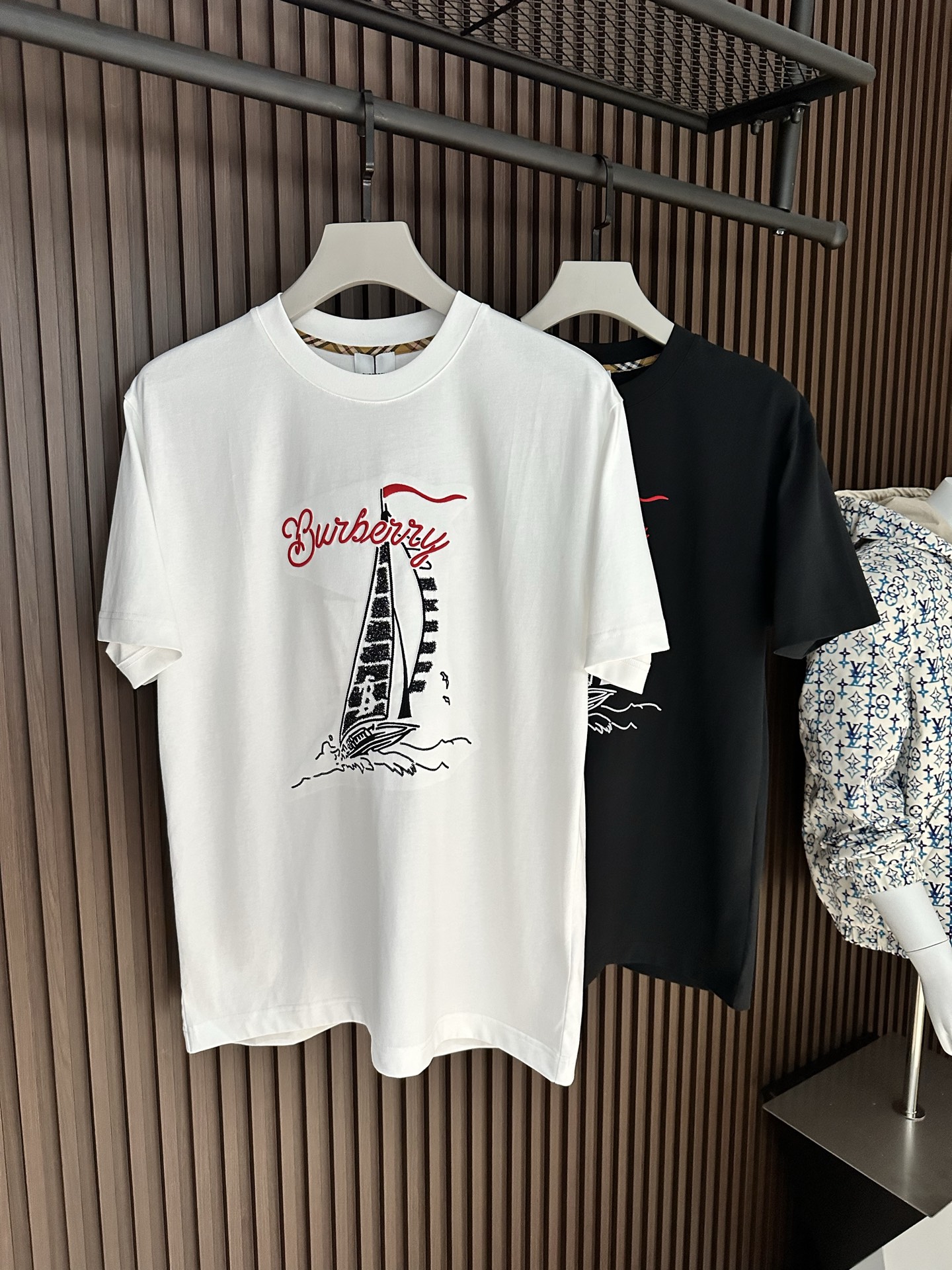NO:904086,[New product] Century-old classic 2026 SSBur*erry men's round neck fashionable sports short-sleeved T-shirt. The unique sense of simple fashion is never left alone, and British fashion can still not be hidden. Customer-supplied knitted cotton fabric, produced by micro-knitting technology. The texture and feel are completely boutique level. Comfortable, breathable, refreshing and versatile. The unique high-tech color matching style has opened the concept of BUR.  Interpreting the classic heritage of the brand. The brand new bur classic logo badge on the chest will have innovative derivatives. The exquisite embroidery craftsmanship reflects the obvious convex effect. The tough and solid texture distinguishes the traditional offset printing pattern. Color White/Black Size S/M/L/XL/2XL S Shoulder Width 44 Bra Length 66 Sleeve Length 22 M Shoulder Width 45 Bust 104 Clothing Length 68 Sleeve Length 23  L Shoulder width 46 Bust 108 Clothes length 70 Sleeve length 2419860909【新品】百年经典 2026SSBur*erry 男士圆领时尚标运动短袖T恤 独有的简约时尚感从不落单,英伦时尚依旧掩藏不住.客供针织棉面料,经微型针织的工艺技术制作.质地手感完完全全的精品级别.舒适透气清爽百搭.别具一格的高工艺拼色风格开启了BUR的概念传播. 诠释品牌的经典传承.胸前焕然一新的bur经典标识徽章将有创新性的衍生 精湛的刺绣工艺感体现明显的凸感效果.硬朗结实的质感区别传统胶印图案. 颜色白色/黑色 尺码S/M/L/XL/2XL S肩宽44胸围衣长66袖长22 M肩宽45胸围104衣长68袖长23 L肩宽46胸围108衣长70袖长24 XL肩宽47胸围112衣长72袖长25 XXL肩宽48胸围116衣长74袖长26,,burberry,T-shirt,tees，t-shirt,,Men's clothing