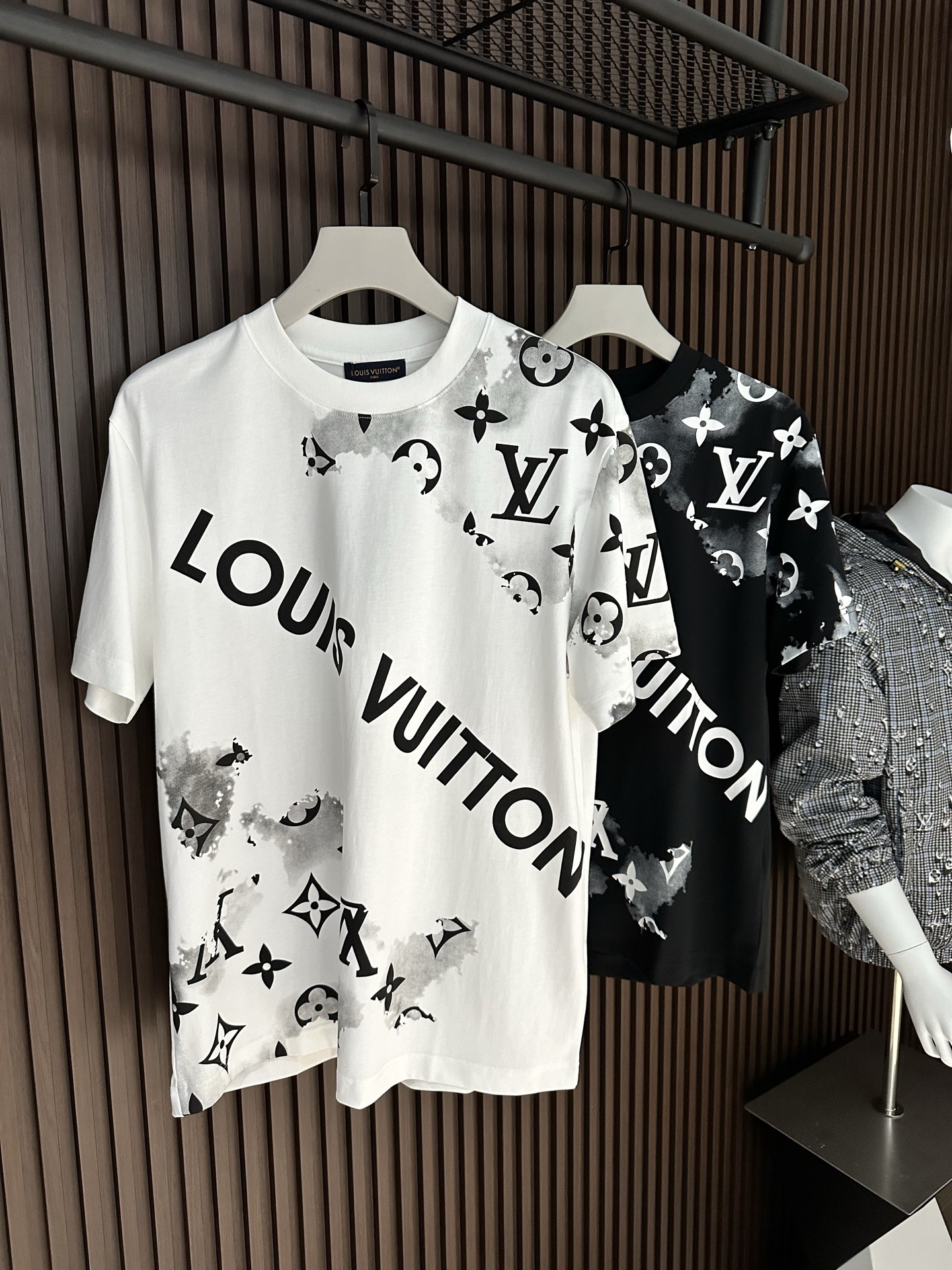 NO:904157,[New Product] Kangli Printing is a product from HK Trading Company. 2026SS Spring and Summer Men's Round Neck Printed Short-Sleeved T-shirt. Fashionable new high-end, channel goods are scarce. Scattered L and 'V' words are embroidered with bright yarns, gradually outlining the logo outline on the chest. Close-woven cotton knitting cuts a classic version, with a ribbed neckline, flip-effect stitching and a label on the back.  The breathability and comfort are excellent, and the softness and delicacy are even better. The rich and thick texture of the embroidered logo is incomparable! One-piece standard cutting design with ease Color White/Black Size S/M/L/XL/2XL S Shoulder width 44 Bust 100 Clothing length 66 Sleeve length 22 M Shoulder width 45 Bust 104 Clothing length 68 Sleeve length 23 L Shoulder width 46 Bust 108 Clothing length 70 Sleeve length 24  XL shoulder width 47 bust 112 length 72 sleeve length 25 XXL shoulder width 48 bust 116 length 74 sleeve length 26,,louis vuitton,T-shirt,19860909【新品】 康利印花来自HK贸易公司的产品 2026SS春夏驴 男士圆领印花短袖T 恤 时尚的新高端,渠道货品数量稀少 以鲜明纱线刺绣零星散落的 L 字和 “V ”字,逐渐在胸前勾勒 标识轮廓.密纺棉质针织裁出经典版型,搭配罗纹领口、翻转效果缝线和背后标签. 透气舒适感极佳,柔软细腻更为卓越.刺绣logo饱满厚实的质感手感无以比拟!一体成型游刃有余的标准裁剪设计 颜色白色/黑色 尺码S/M/L/XL/2XL S肩宽44胸围100衣长66袖长22 M肩宽45胸围104衣长68袖长23 L肩宽46胸围108衣长70袖长24 XL肩宽47胸围112衣长72袖长25 XXL肩宽48胸围116衣长74袖长26,,louis vuitton,T-shirt,,Men's clothing