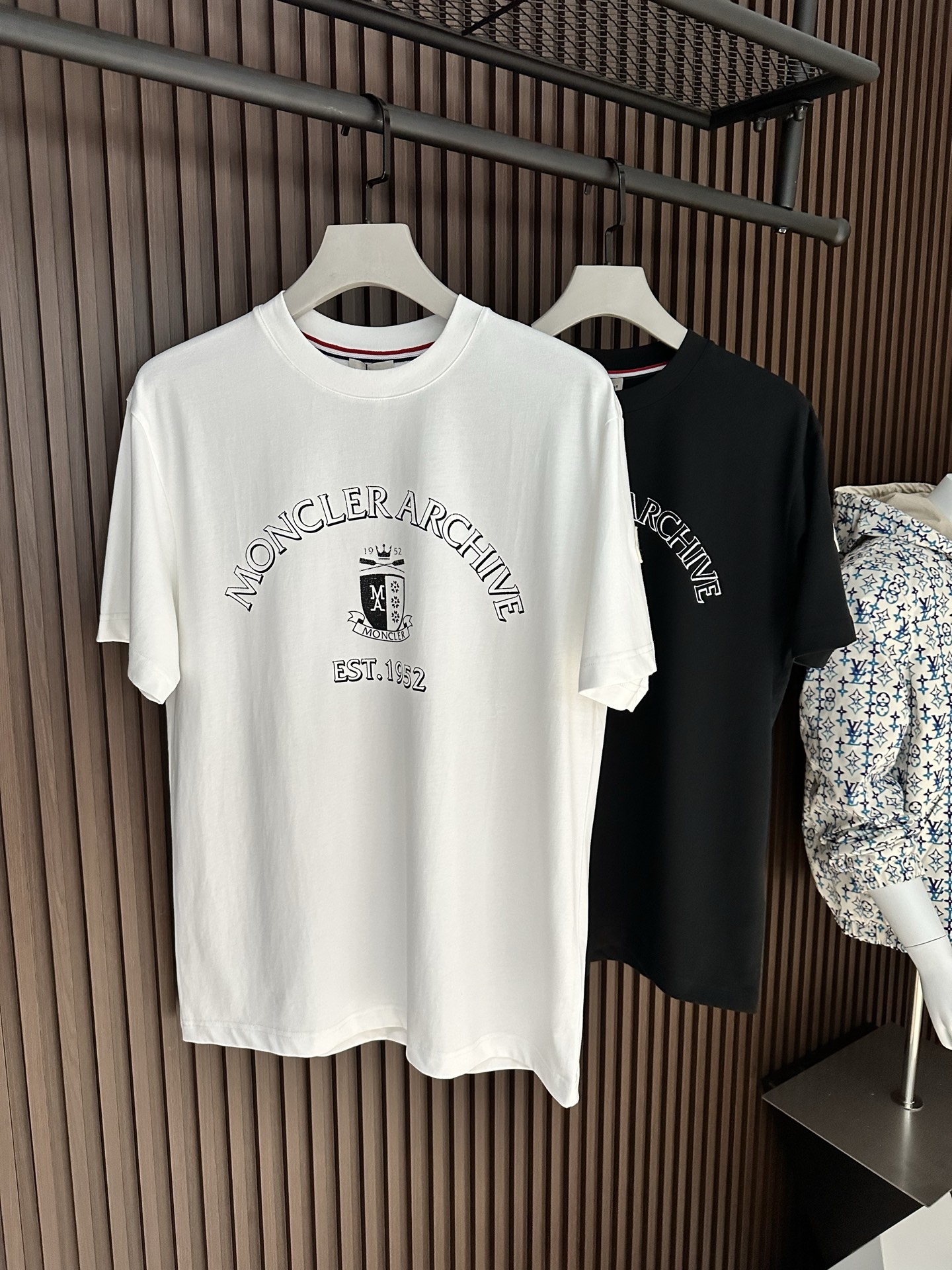 NO:904165,[New product] Heavy industry printing Mon*ler men's round neck short-sleeved T-shirt 2025SS spring and summer new product OS loose version The effect is more simple and neat, adding a unique style to the fashion style...Perfect for wearing alone with inner wear! Embroidered logo design The front logo shows full personality. The texture is delicate and full, and the color is bright and flawless. Perfect...  Extremely groundbreaking innovative concepts and fashion design are combined into one furnace. Unprecedented play with fashion trends. This summer's most nice focus is short T. Color: White/Black Size S/M/L/XL/2XL S Shoulder Width 44 Bust 100 Clothes Length 66 Sleeve Length 22 M Shoulder Width 45 Bust 104 Clothes Length 68 Sleeve Length 23 L Shoulder Width 46 Bust 108 Clothes Length 70 Sleeve Length 24  XL shoulder width 47 chest 112 length 72 sleeve length 25 XXL shoulder width 48 chest 116 length 74 sleeve length 26, T-shirt, tees, t-shirt,19860909【新品】 重工印花 Mon*ler 男士圆领短袖T恤 2025SS春夏新品OS宽松版型 效果更为简约利落,为时尚造型增添一抹独特风采...单穿内搭完美展现! 刺绣标徽设计 正面标识彰显十足个性.纹理细腻饱满,色泽艳丽无暇.完美之作… 极为突破性的创新理念与时装设计共冶一炉,前所未有的玩味潮流时尚,今夏最Nice的焦点短T. 颜色:白色/黑色 尺码S/M/L/XL/2XL S肩宽44胸围100衣长66袖长22 M肩宽45胸围104衣长68袖长23 L肩宽46胸围108衣长70袖长24 XL肩宽47胸围112衣长72袖长25 XXL肩宽48胸围116衣长74袖长26,,T-shirt,tees，t-shirt,,Men's clothing