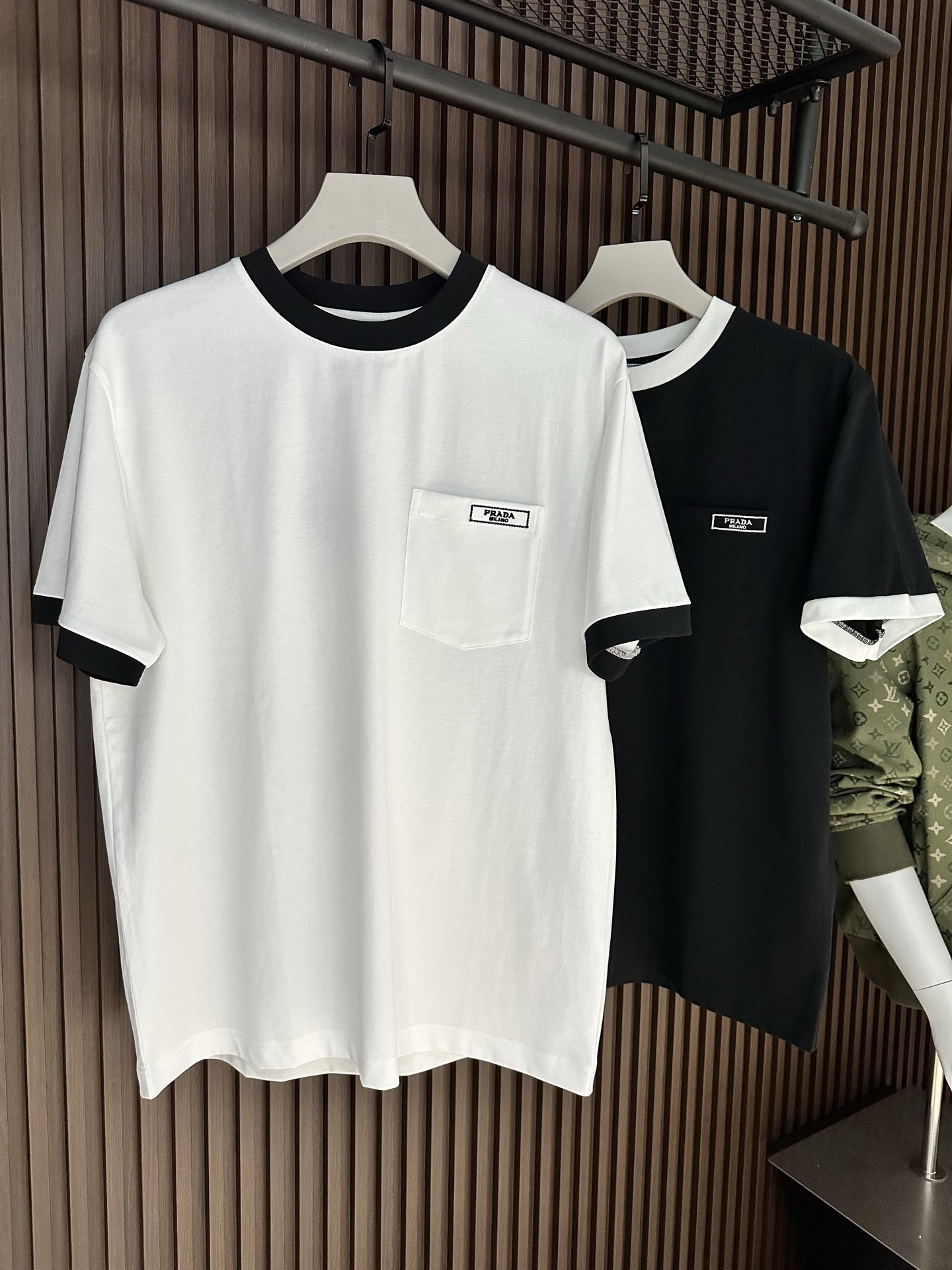 NO:904173,[New Product] It is worth buying. The simple and fashionable style is from PD's Samsonite. Items from trade channels are rare!  2026SSPr*da Pocket ribbon decorative logo Men's round neck short-sleeved T-shirt Regular straight-cut design, both individual and fashionable, inherently extraordinary. Evergreen model at the counter! Simple but not simple... Soft to the touch, extremely comfortable to wear next to the body. Decorated with a fashionable and classic logo on the chest  It replaces the traditional triangle logo and creates a harmonious luxury fashion atmosphere. It reinterprets basic items and gives them new meanings. The exquisite details reveal the brand's high-end luxury atmosphere. Color White/Black Size S/M/L/XL/2XL S Shoulder Width 44 Bust 100 Clothing Length 66 Sleeve Length 22 M Shoulder Width 45 Bust 104 Clothing Length 68 Sleeve Length 23 L Shoulder Width 46 Bust 108 Clothing Length 70 Sleeve Length 24  XL shoulder width 47 chest 112 length 72 sleeve length 25 XXL shoulder width 48 chest 116 length 74 sleeve length 26, T-shirt, tees, t-shirt,19860909【新品】 值得入手 简约时尚格调来自PD的新秀丽作. 贸易渠道货品,为数稀少！ 2026SSPr*da 口袋饰带装饰标识 男士圆领短袖T恤 常规直裁设计,兼具个性时尚范儿,与生俱来的不平凡.柜台常青款!简约不简单.. 手感柔软,贴身穿着舒适度极高. 胸前装饰时尚经典的Logo标识 取代了传统三角标,营造和谐的奢华时尚气息,重释了基础单品并赋予其崭新含义的态度与考量,精致细节流露品牌高奢气息.. 颜色白色/黑色 尺码S/M/L/XL/2XL S肩宽44胸围100衣长66袖长22 M肩宽45胸围104衣长68袖长23 L肩宽46胸围108衣长70袖长24 XL肩宽47胸围112衣长72袖长25 XXL肩宽48胸围116衣长74袖长26,,T-shirt,tees，t-shirt,,Men's clothing