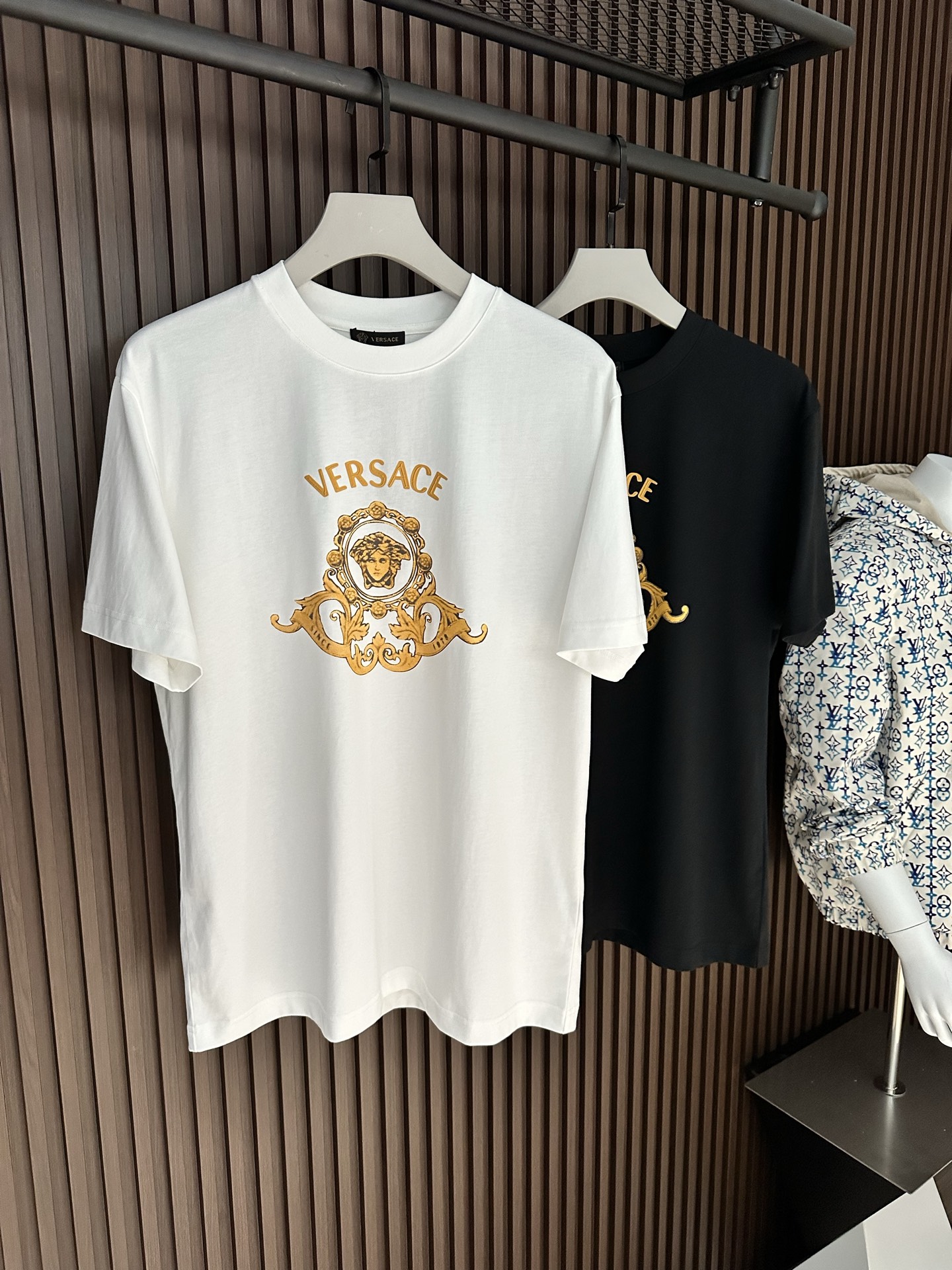 NO:904180,[New product] 2026SS VERS*CE Men's printed short-sleeved T-shirt. Product from a top trading company. Heavy-duty high-end product. Made in Italy. Perfect and first-rate product. A single product with a strong sense of design that brings fashion aesthetics to the extreme. The iconic element Medusa pattern is embellished with printing. It is quite artistic and made of high-grade pure cotton.  It has excellent skin-friendliness, well-designed details, very unique and clever construction, the whole body is clean and neat, the lines are simple, the upper body is full of shape, and the style is extraordinary. It is very good whether worn alone or as an inner layer!  Color White/Black Size S/M/L/XL/2XL S Shoulder width 44 Bust 100 Clothes length 66 Sleeve length 22 M Shoulder width 45 Bust 104 Clothes length 68 Sleeve length 23 L Shoulder width 46 Bust 108 Clothes length 70 Sleeve length 24 XL Shoulder width 47 Bust 112 Clothing length 72 Sleeve length 25  XXL shoulder width 48, chest 116, length 74, sleeve length 26,,versace,versace,T-shirt,tees,t-shirt,19860909【新品】 2026SS VERS*CE范思*男士印花短袖T恤 顶级贸易公司货,重磅高端尖品,意大利原产 品相完美一流 设计感超强的一款单品,将时装美学发挥到极致,标志性元素美杜莎图案印花点缀 相当有意境,高级纯棉材质 亲肤性绝佳,细节设计到位,非常别致巧妙的构建,通体干净利落,线条感简洁,上身型款十足,格调非凡,无论单穿还是内搭都非常出彩！ 颜色白色/黑色 尺码S/M/L/XL/2XL S肩宽44胸围100衣长66袖长22 M肩宽45胸围104衣长68袖长23 L肩宽46胸围108衣长70袖长24 XL肩宽47胸围112衣长72袖长25 XXL肩宽48胸围116衣长74袖长26,,versace,versace,T-shirt,tees，t-shirt,,Men's clothing