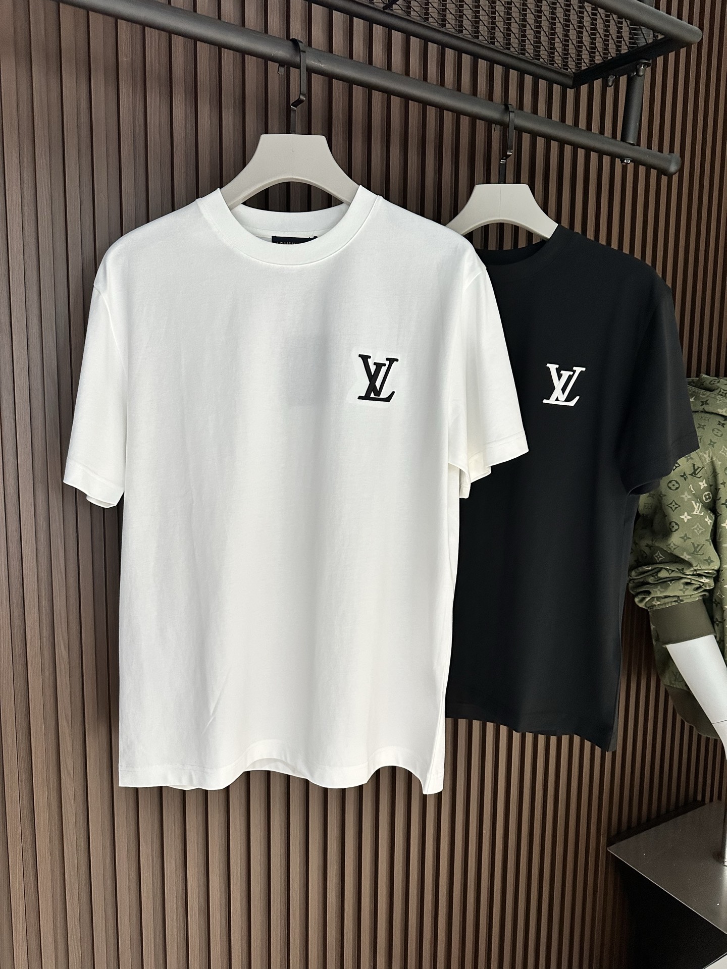 NO:904188,[New Products] Simultaneously released at the counter, products of HK Trading Company 2026SS Spring and Summer Men's Round Neck Embroidered Short Sleeve T-shirt Fashionable new high-end, channel goods are scarce. Scattered L and 'V' characters are embroidered with bright yarns, gradually outlining the logo outline on the chest. Close-woven cotton knitting cuts a classic version, with a ribbed neckline, flip-effect stitching and a label on the back.  The breathability and comfort are excellent, and the softness and delicacy are even better. The rich and thick texture of the embroidered logo is incomparable! One-piece standard cutting design with ease Color White/Black Size S/M/L/XL/2XL S Shoulder width 44 Bust 100 Clothing length 66 Sleeve length 22 M Shoulder width 45 Bust 104 Clothing length 68 Sleeve length 23 L Shoulder width 46 Bust 108 Clothing length 70 Sleeve length 24  XL shoulder width 47 bust 112 length 72 sleeve length 25 XXL shoulder width 48 bust 116 length 74 sleeve length 26,,louis vuitton,T-shirt,19860909【新品】 柜台同步发售 HK贸易公司的产品 2026SS春夏驴 男士圆领刺绣短袖T 恤 时尚的新高端,渠道货品数量稀少 以鲜明纱线刺绣零星散落的 L 字和 “V ”字,逐渐在胸前勾勒 标识轮廓.密纺棉质针织裁出经典版型,搭配罗纹领口、翻转效果缝线和背后标签. 透气舒适感极佳,柔软细腻更为卓越.刺绣logo饱满厚实的质感手感无以比拟!一体成型游刃有余的标准裁剪设计 颜色白色/黑色 尺码S/M/L/XL/2XL S肩宽44胸围100衣长66袖长22 M肩宽45胸围104衣长68袖长23 L肩宽46胸围108衣长70袖长24 XL肩宽47胸围112衣长72袖长25 XXL肩宽48胸围116衣长74袖长26,,louis vuitton,T-shirt,,Men's clothing