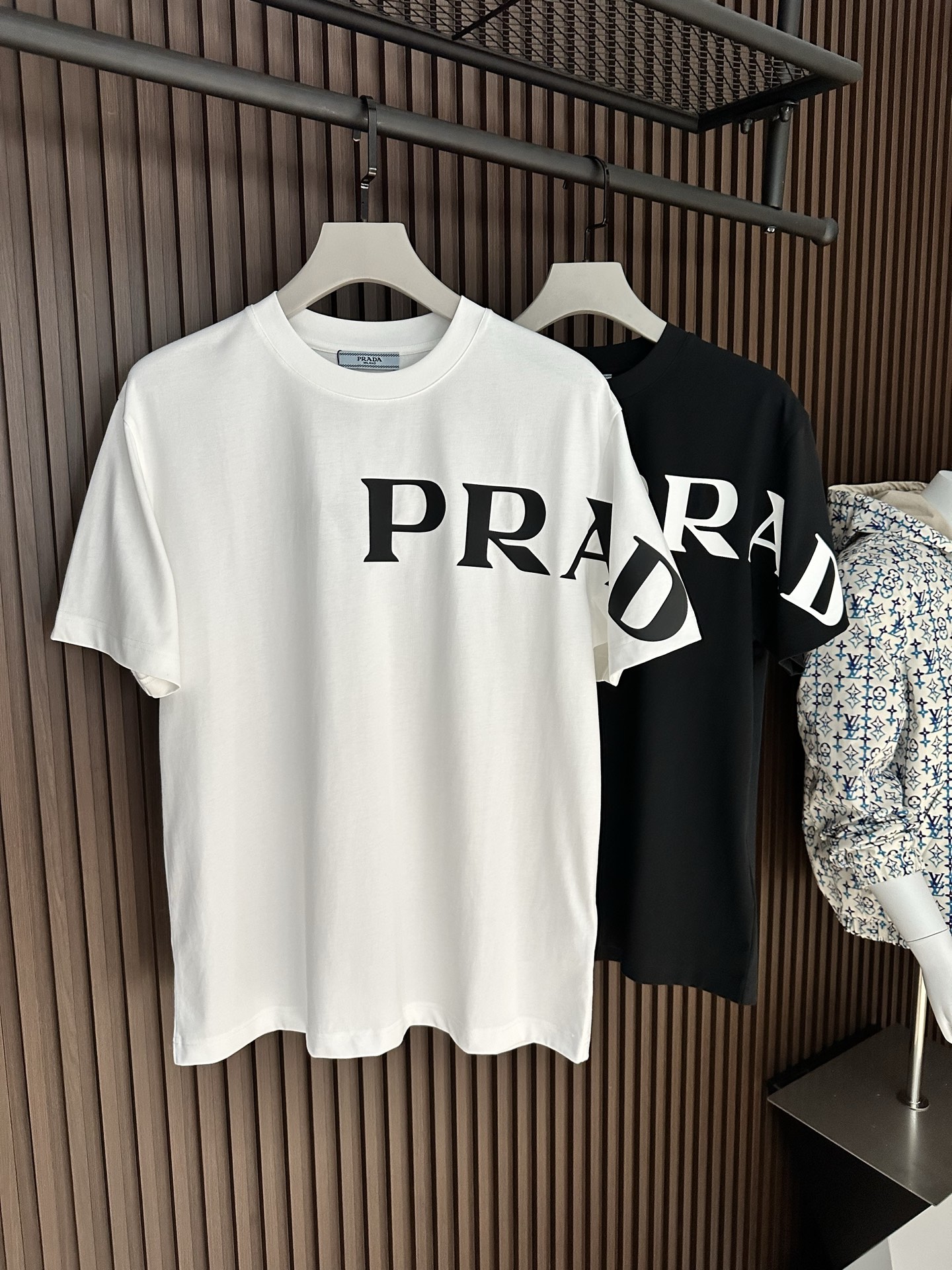 NO:904196,[New Product] It is worth buying. The simple and fashionable style of Samsonite is from PD. The products of trade channels are rare!  2026SSPr*da letter printing logo decorative logo design men's round neck short-sleeved T-shirt. Conventional straight-cut design, with individual and fashionable style, inherently extraordinary. Evergreen model at the counter! Simple but not simple... Soft to the touch, extremely comfortable to wear next to the body. Decorated with a fashionable and classic logo on the chest  It replaces the traditional triangle logo and creates a harmonious luxury fashion atmosphere. It reinterprets basic items and gives them new meanings. The exquisite details reveal the brand's high-end luxury atmosphere. Color White/Black Size S/M/L/XL/2XL S Shoulder Width 44 Bust 100 Clothing Length 66 Sleeve Length 22 M Shoulder Width 45 Bust 104 Clothing Length 68 Sleeve Length 23 L Shoulder Width 46 Bust 108 Clothing Length 70 Sleeve Length 24  XL shoulder width 47 chest 112 length 72 sleeve length 25 XXL shoulder width 48 chest 116 length 74 sleeve length 26, T-shirt, tees, t-shirt,19860909【新品】值得入手 简约时尚格调来自PD的新秀丽作. 贸易渠道货品,为数稀少！ 2026SSPr*da 字母印花 logo 装饰标识设计男士圆领短袖T恤 常规直裁设计,兼具个性时尚范儿,与生俱来的不平凡.柜台常青款!简约不简单.. 手感柔软,贴身穿着舒适度极高. 胸前装饰时尚经典的Logo标识 取代了传统三角标,营造和谐的奢华时尚气息,重释了基础单品并赋予其崭新含义的态度与考量,精致细节流露品牌高奢气息.. 颜色白色/黑色 尺码S/M/L/XL/2XL S肩宽44胸围100衣长66袖长22 M肩宽45胸围104衣长68袖长23 L肩宽46胸围108衣长70袖长24 XL肩宽47胸围112衣长72袖长25 XXL肩宽48胸围116衣长74袖长26,,T-shirt,tees，t-shirt,,Men's clothing