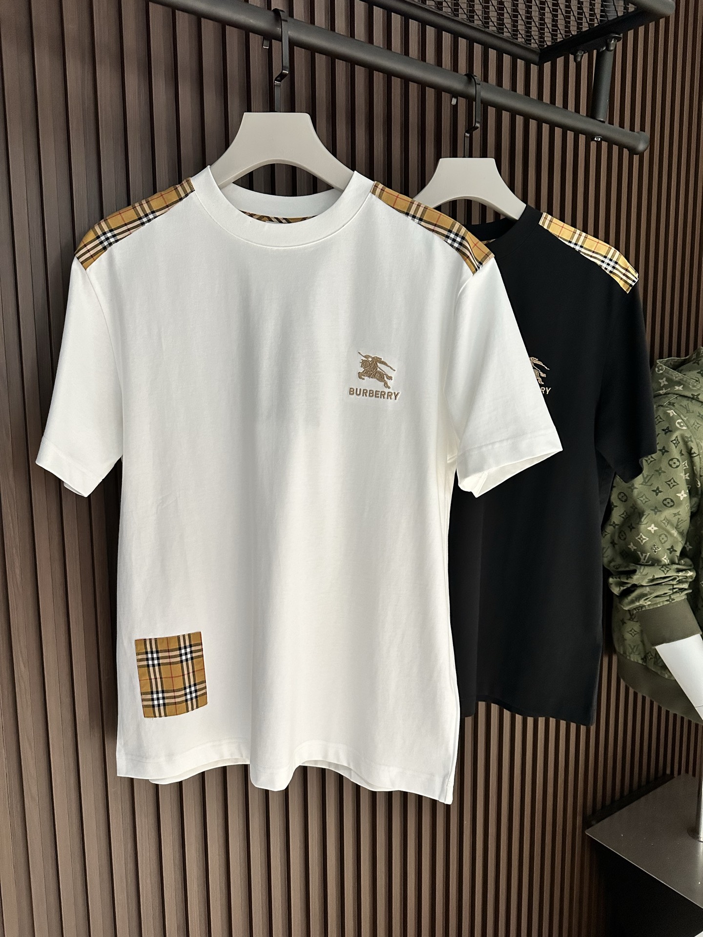 NO:904022,[New Product] Classic plaid splicing short-sleeved T-shirt. The goods come from old trading channels, and the level of craftsmanship can explain everything. 2026SSBur*erry men's round neck fashionable sports short-sleeved T-shirt  The unique sense of simple fashion is never left alone, and British fashion still cannot be hidden. Knitted cotton fabrics are supplied to customers and are made with micro-knitting technology. The texture and feel are completely boutique-level. Comfortable, breathable, refreshing and versatile. The unique high-tech color matching style opens the concept of BUR. Interpretation of the brand's classic heritage. The refreshed bur classic logo badge on the chest will have innovative derivatives  The exquisite embroidery craftsmanship reflects the obvious convex effect. The tough and solid texture distinguishes the traditional offset printing pattern. Color White/Black Size S/M/L/XL/2XL S Shoulder width 44 Bust length 66 Sleeve length 22 M Shoulder width 45 Bust length 104 Clothing length 68 Sleeve length 23 L Shoulder width 46 Bust 108 Clothing length 70 Sleeve length 24 XL Shoulder width 47 Bust 112 Clothing length 72 Sleeve length 25  XXL shoulder width 48, chest 116, length 74, sleeve length 26, burberry, T-shirt, tees, t-shirt,19860909【新品】经典格纹拼接短袖T恤 来自老牌贸易渠道货品,工艺程度就能说明一切的与众不同. 2026SSBur*erry 男士圆领时尚标运动短袖T恤 独有的简约时尚感从不落单,英伦时尚依旧掩藏不住.客供针织棉面料,经微型针织的工艺技术制作.质地手感完完全全的精品级别.舒适透气清爽百搭.别具一格的高工艺拼色风格开启了BUR的概念传播. 诠释品牌的经典传承.胸前焕然一新的bur经典标识徽章将有创新性的衍生 精湛的刺绣工艺感体现明显的凸感效果.硬朗结实的质感区别传统胶印图案. 颜色白色/黑色 尺码S/M/L/XL/2XL S肩宽44胸围衣长66袖长22 M肩宽45胸围104衣长68袖长23 L肩宽46胸围108衣长70袖长24 XL肩宽47胸围112衣长72袖长25 XXL肩宽48胸围116衣长74袖长26,,burberry,T-shirt,tees，t-shirt,,Men's clothing