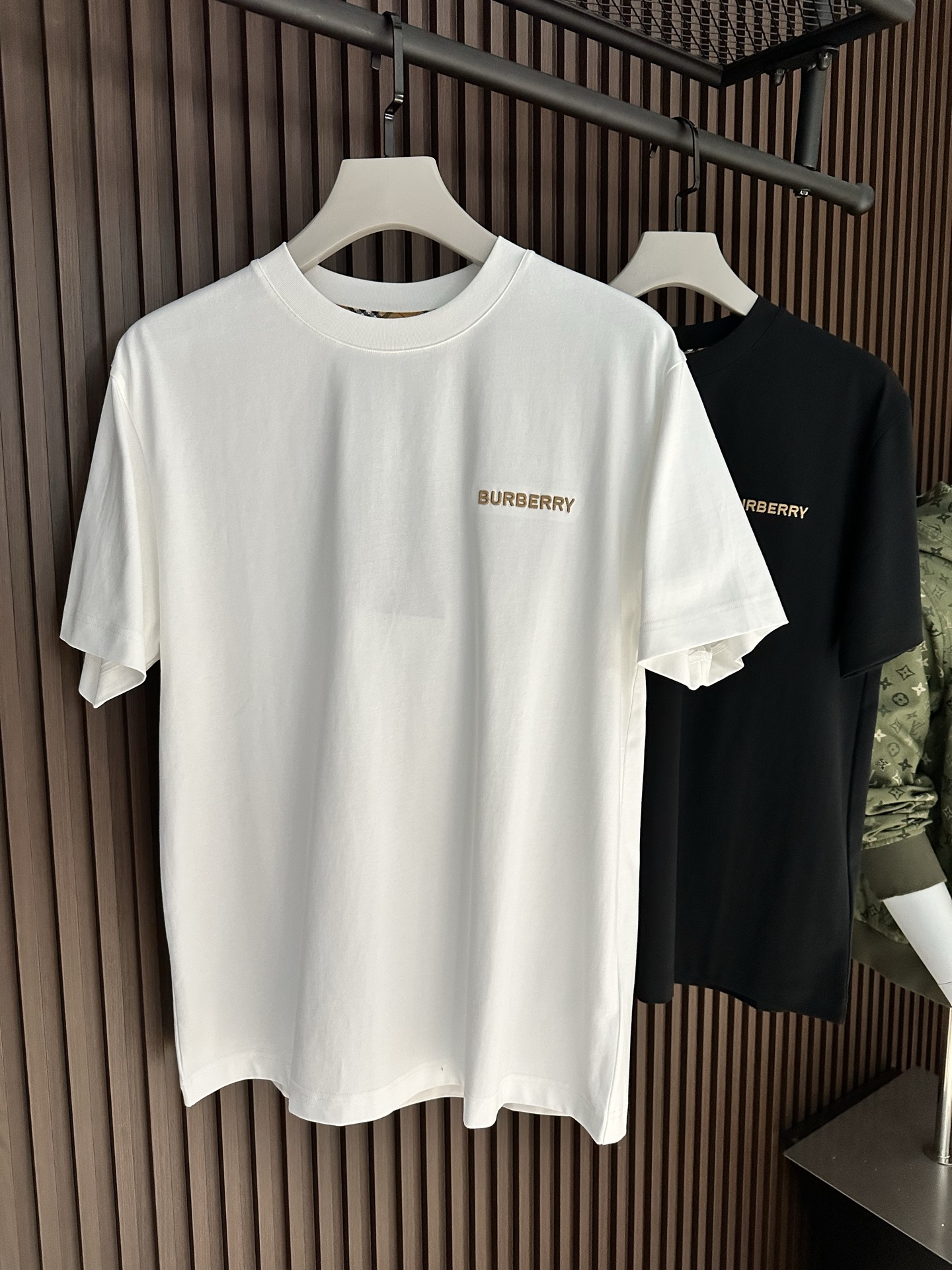 NO:904135,[New Product] Classic plaid short-sleeved T-shirt with letter embroidery. It comes from old trading channels. The level of craftsmanship can tell everything is different. 2026SSBur*erry men's round neck fashionable sports short-sleeved T-shirt  The unique sense of simple fashion is never left alone, and British fashion still cannot be hidden. Knitted cotton fabrics are supplied to customers and are made with micro-knitting technology. The texture and feel are completely boutique-level. Comfortable, breathable, refreshing and versatile. The unique high-tech color matching style opens the concept of BUR. Interpretation of the brand's classic heritage. The refreshed bur classic logo badge on the chest will have innovative derivatives  The exquisite embroidery craftsmanship reflects the obvious convex effect. The tough and solid texture distinguishes the traditional offset printing pattern. Color White/Black Size S/M/L/XL/2XL S Shoulder width 44 Bust length 66 Sleeve length 22 M Shoulder width 45 Bust length 104 Clothing length 68 Sleeve length 23 L Shoulder width 46 Bust 108 Clothing length 70 Sleeve length 24 XL Shoulder width 47 Bust 112 Clothing length 72 Sleeve length 25  XXL shoulder width 48, chest 116, length 74, sleeve length 26, burberry, T-shirt, tees, t-shirt,19860909【新品】字母刺绣经典格纹短袖T恤 来自老牌贸易渠道货品,工艺程度就能说明一切的与众不同. 2026SSBur*erry 男士圆领时尚标运动短袖T恤 独有的简约时尚感从不落单,英伦时尚依旧掩藏不住.客供针织棉面料,经微型针织的工艺技术制作.质地手感完完全全的精品级别.舒适透气清爽百搭.别具一格的高工艺拼色风格开启了BUR的概念传播. 诠释品牌的经典传承.胸前焕然一新的bur经典标识徽章将有创新性的衍生 精湛的刺绣工艺感体现明显的凸感效果.硬朗结实的质感区别传统胶印图案. 颜色白色/黑色 尺码S/M/L/XL/2XL S肩宽44胸围衣长66袖长22 M肩宽45胸围104衣长68袖长23 L肩宽46胸围108衣长70袖长24 XL肩宽47胸围112衣长72袖长25 XXL肩宽48胸围116衣长74袖长26,,burberry,T-shirt,tees，t-shirt,,Men's clothing
