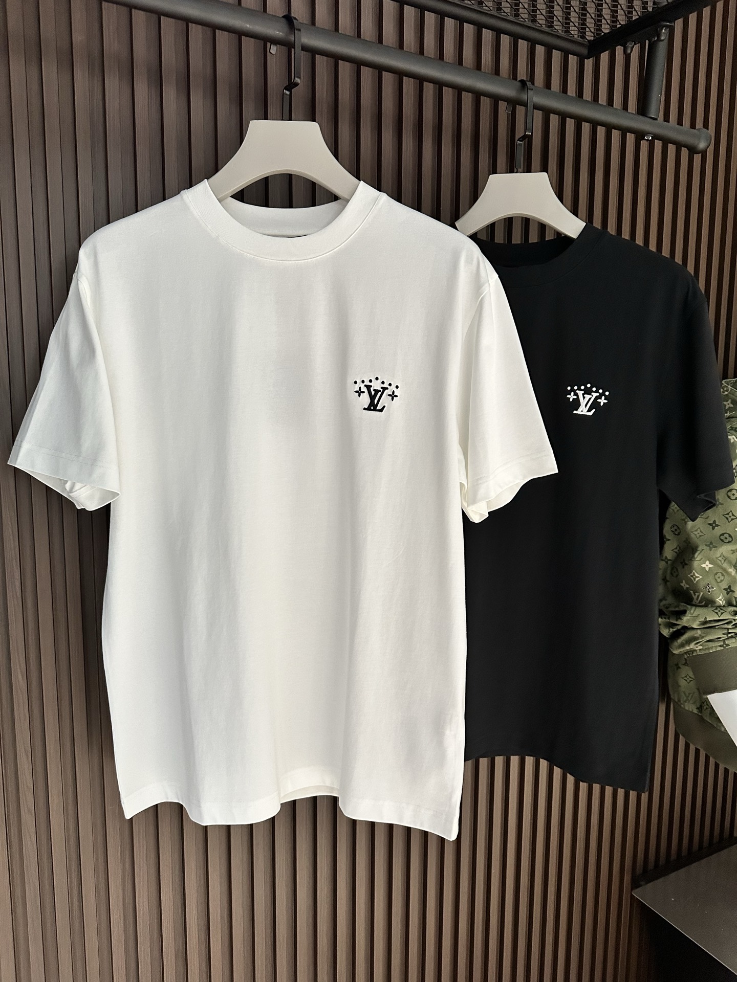NO:904140,[New Product] Y-P Classic Embroidered Round Neck Short Sleeve 2026SS Spring and Summer New Arrival Donkey OS Men's Printed Round Neck Short Sleeve T-shirt Fashionable new high-end, channel products are scarce Logo outline. Close-spun cotton knit cuts a classic version, with ribbed neckline, flip-effect stitching and back label.  The breathability and comfort are excellent, and the softness and delicateness are even better. The rich and thick texture of the printed logo is incomparable! One-piece standard cutting design with ease. Color White/Black/Khaki Size S/M/L/XL/2XL S Shoulder Width 44 Bust Length 66 Sleeve Length 22 M Shoulder Width 45 Bust 104 Length 68 Sleeve Length 23 L Shoulder Width 46 Bust 108 Length 70 Sleeve Length 24  XL shoulder width 47 bust 112 length 72 sleeve length 25 XXL shoulder width 48 bust 116 length 74 sleeve length 26,,louis vuitton,T-shirt,19860909【新品】Y-P 经典刺绣圆领短袖 2026SS春夏新品驴 OS男士印花圆领短袖T 恤 时尚的新高端,渠道货品数量稀少 标识轮廓.密纺棉质针织裁出经典版型,搭配罗纹领口、翻转效果缝线和背后标签. 透气舒适感极佳,柔软细腻更为卓越.印花logo饱满厚实的质感手感无以比拟!一体成型游刃有余的标准裁剪设计. 颜色白色/黑色/卡其色 尺码S/M/L/XL/2XL S肩宽44胸围衣长66袖长22 M肩宽45胸围104衣长68袖长23 L肩宽46胸围108衣长70袖长24 XL肩宽47胸围112衣长72袖长25 XXL肩宽48胸围116衣长74袖长26,,louis vuitton,T-shirt,,Men's clothing