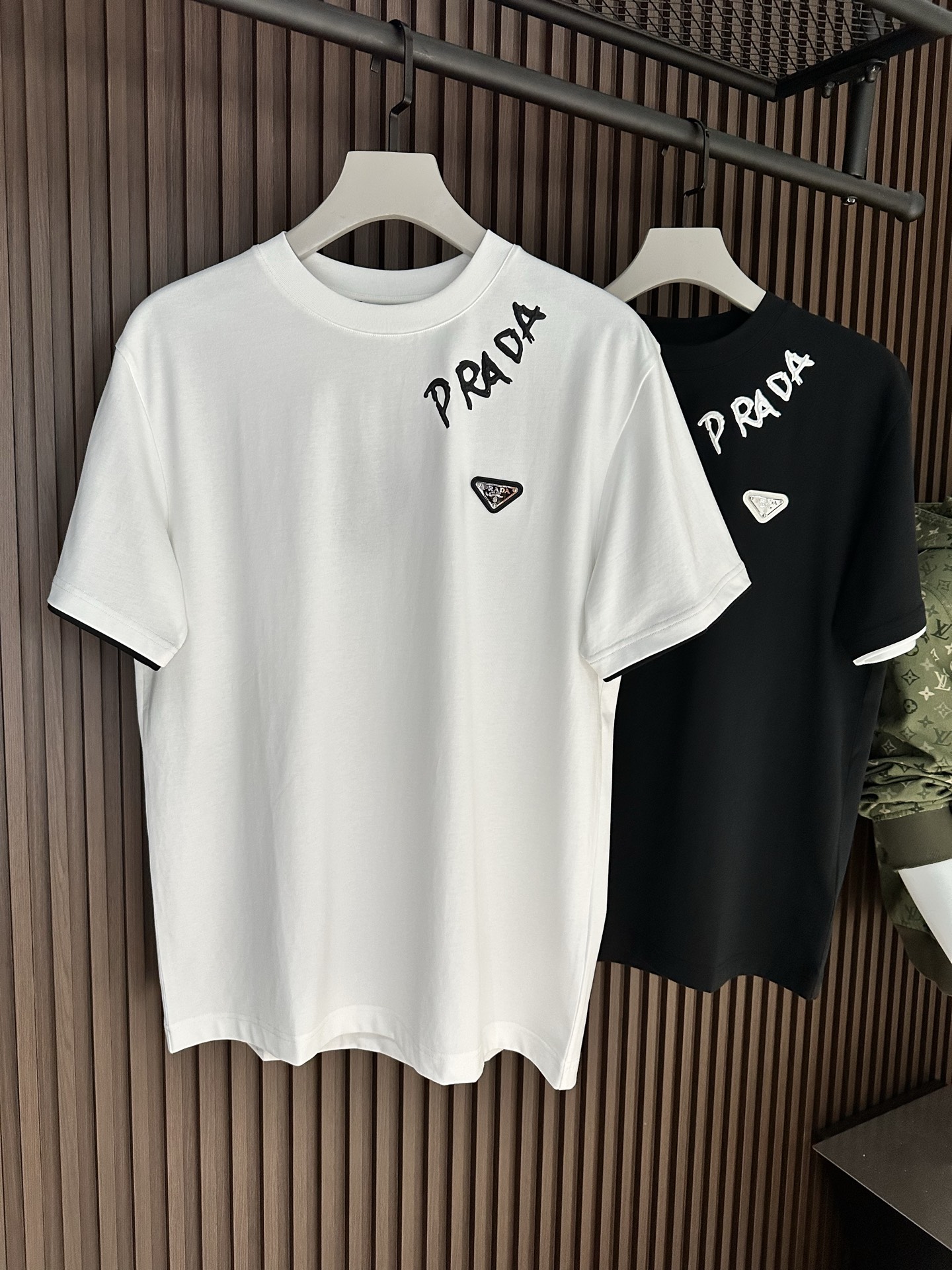 NO:904148,[New Product] It is worth buying. The simple and fashionable style of Samsonite is from PD. The products of trade channels are rare!  2026SSPr*da Men's round neck short-sleeved T-shirt with ribbon decorative logo design and stitching. Conventional straight-cut design, both individual and fashionable, inherently extraordinary. Evergreen model at the counter! Simple but not simple.. Soft to the touch, extremely comfortable to wear next to the body. Decorated with a fashionable and classic logo on the chest  It replaces the traditional triangle logo and creates a harmonious luxury fashion atmosphere. It reinterprets basic items and gives them new meanings. The exquisite details reveal the brand's high-end luxury atmosphere. Color White/Black Size S/M/L/XL/2XL S Shoulder Width 44 Bust 100 Clothing Length 66 Sleeve Length 22 M Shoulder Width 45 Bust 104 Clothing Length 68 Sleeve Length 23 L Shoulder Width 46 Bust 108 Clothing Length 70 Sleeve Length 24  XL shoulder width 47 chest 112 length 72 sleeve length 25 XXL shoulder width 48 chest 116 length 74 sleeve length 26, T-shirt, tees, t-shirt,19860909【新品】值得入手 简约时尚格调来自PD的新秀丽作. 贸易渠道货品,为数稀少！ 2026SSPr*da 饰带装饰标识设计拼接压胶男士圆领短袖T恤 常规直裁设计,兼具个性时尚范儿,与生俱来的不平凡.柜台常青款!简约不简单.. 手感柔软,贴身穿着舒适度极高. 胸前装饰时尚经典的Logo标识 取代了传统三角标,营造和谐的奢华时尚气息,重释了基础单品并赋予其崭新含义的态度与考量,精致细节流露品牌高奢气息.. 颜色白色/黑色 尺码S/M/L/XL/2XL S肩宽44胸围100衣长66袖长22 M肩宽45胸围104衣长68袖长23 L肩宽46胸围108衣长70袖长24 XL肩宽47胸围112衣长72袖长25 XXL肩宽48胸围116衣长74袖长26,,T-shirt,tees，t-shirt,,Men's clothing
