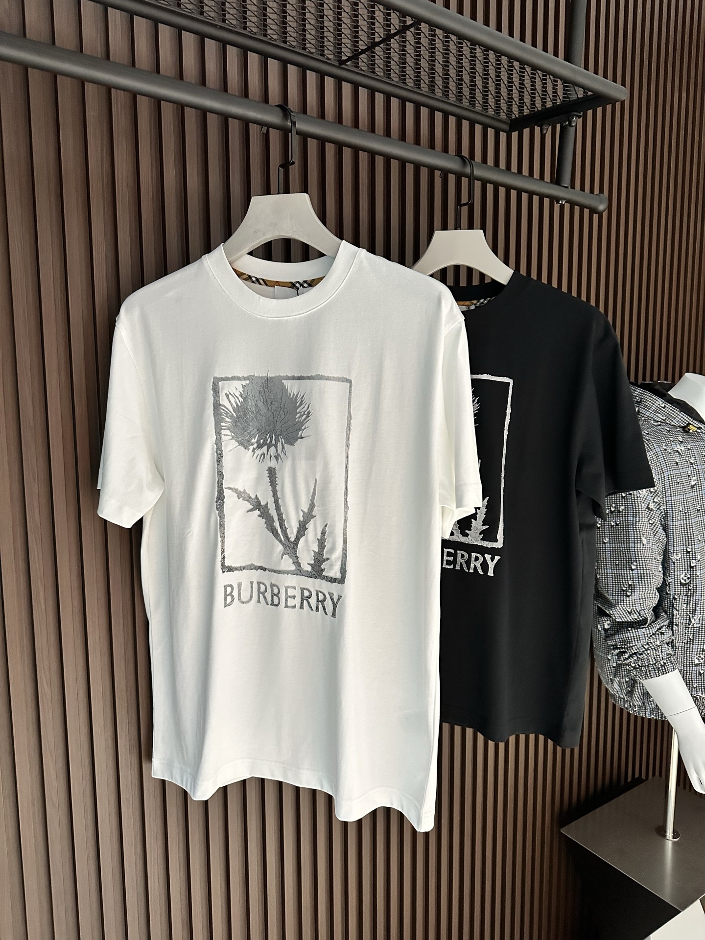 NO:904171,[New product] Classic short-sleeved T-shirts are products from old trading channels, and the level of craftsmanship can tell everything is different. 2026SSBur*erry men's round-neck fashionable sports short-sleeved T-shirts. The unique sense of simple fashion is never left alone, and British fashion can still not be hidden. Knitted cotton fabrics supplied by customers are made with micro-knitting technology. The texture and feel are completely boutique-level. Comfortable, breathable, refreshing and versatile. The unique high-tech color matching style opens the concept of BUR.  Interpreting the classic heritage of the brand. The brand new bur classic logo badge on the chest will have innovative derivatives. The exquisite embroidery craftsmanship reflects the obvious convex effect. The tough and solid texture distinguishes the traditional offset printing pattern. Color White/Black Size S/M/L/XL/2XL S Shoulder Width 44 Bra Length 66 Sleeve Length 22 M Shoulder Width 45 Bust 104 Clothing Length 68 Sleeve Length 23  L Shoulder width 46 Bust 108 Clothes length 70 Sleeve length 2419860909【新品】经典短袖T恤 来自老牌贸易渠道货品,工艺程度就能说明一切的与众不同. 2026SSBur*erry 男士圆领时尚标运动短袖T恤 独有的简约时尚感从不落单,英伦时尚依旧掩藏不住.客供针织棉面料,经微型针织的工艺技术制作.质地手感完完全全的精品级别.舒适透气清爽百搭.别具一格的高工艺拼色风格开启了BUR的概念传播. 诠释品牌的经典传承.胸前焕然一新的bur经典标识徽章将有创新性的衍生 精湛的刺绣工艺感体现明显的凸感效果.硬朗结实的质感区别传统胶印图案. 颜色白色/黑色 尺码S/M/L/XL/2XL S肩宽44胸围衣长66袖长22 M肩宽45胸围104衣长68袖长23 L肩宽46胸围108衣长70袖长24 XL肩宽47胸围112衣长72袖长25 XXL肩宽48胸围116衣长74袖长26,,burberry,T-shirt,tees，t-shirt,,Men's clothing