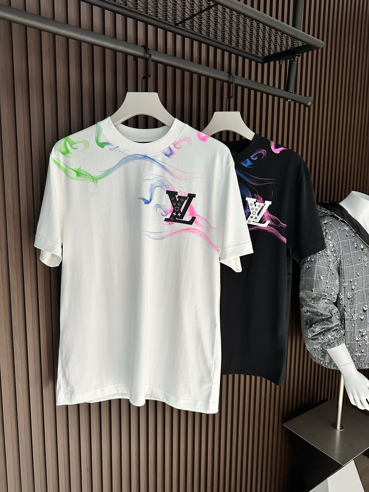NO:904179,[New Product] 2026SS Spring/Summer Men's Round Neck Printed Short-Sleeved T-shirt from HK Trading Company. The new high-end fashion, the channel goods are scarce. The L and 'V' letters are scattered with bright printing, gradually outlining the logo on the chest. The densely woven cotton knit has a classic silhouette, with a ribbed neckline, flip-effect stitching and a label on the back.  The breathability and comfort are excellent, and the softness and delicacy are even better. The rich and thick texture of the embroidered logo is incomparable! One-piece standard cutting design with ease Color White/Black Size S/M/L/XL/2XL S Shoulder width 44 Bust length 66 Sleeve length 22 M Shoulder width 45 Bust 104 Clothing length 68 Sleeve length 23 L Shoulder width 46 Bust 108 Clothing length 70 Sleeve length 24  XL shoulder width 47 bust 112 length 72 sleeve length 25 XXL shoulder width 48 bust 116 length 74 sleeve length 26,,louis vuitton,T-shirt,19860909【新品】来自HK贸易公司的产品 2026SS春夏驴 男士圆领印花短袖T 恤 时尚的新高端,渠道货品数量稀少 以鲜明印花零星散落的 L 字和 “V ”字,逐渐在胸前勾勒 标识轮廓.密纺棉质针织裁出经典版型,搭配罗纹领口、翻转效果缝线和背后标签. 透气舒适感极佳,柔软细腻更为卓越.刺绣logo饱满厚实的质感手感无以比拟!一体成型游刃有余的标准裁剪设计 颜色白色/黑色 尺码S/M/L/XL/2XL S肩宽44胸围衣长66袖长22 M肩宽45胸围104衣长68袖长23 L肩宽46胸围108衣长70袖长24 XL肩宽47胸围112衣长72袖长25 XXL肩宽48胸围116衣长74袖长26,,louis vuitton,T-shirt,,Men's clothing