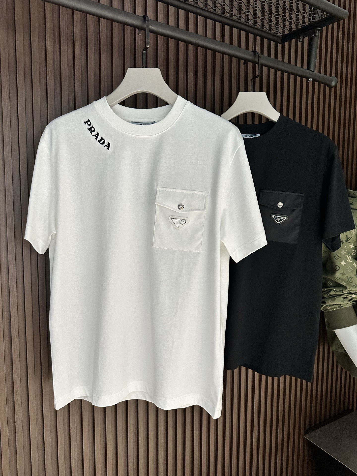 NO:904094,[New Product] Simple and fashionable style from Samsonite from PD. Trade channel goods, very rare!  2025SSPr*da Pocket ribbon decorative logo Men's round neck short-sleeved T-shirt Conventional straight-cut design, both individual and fashionable, innately extraordinary. Evergreen model at the counter! Simple but not simple... Soft to the touch, extremely comfortable to wear next to the body. Decorated with a fashionable and classic logo on the chest  It replaces the traditional triangle logo and creates a harmonious luxury fashion atmosphere. It reinterprets basic items and gives them new meanings. The exquisite details reveal the brand's high luxury atmosphere. Color White/Black Size S/M/L/XL/2XL S Shoulder Width 44 Bust Length 66 Sleeve Length 22 M Shoulder Width 45 Bust 104 Clothing Length 68 Sleeve Length 23 L Shoulder Width 46 Bust 108 Clothing Length 70 Sleeve Length 24  XL shoulder width 47 chest 112 length 72 sleeve length 25 XXL shoulder width 48 chest 116 length 74 sleeve length 26, T-shirt, tees, t-shirt,19860909【新品】简约时尚格调来自PD的新秀丽作. 贸易渠道货品,为数稀少！ 2025SSPr*da 口袋饰带装饰标识 男士圆领短袖T恤 常规直裁设计,兼具个性时尚范儿,与生俱来的不平凡.柜台常青款!简约不简单.. 手感柔软,贴身穿着舒适度极高. 胸前装饰时尚经典的Logo标识 取代了传统三角标,营造和谐的奢华时尚气息,重释了基础单品并赋予其崭新含义的态度与考量,精致细节流露品牌高奢气息.. 颜色白色/黑色 尺码S/M/L/XL/2XL S肩宽44胸围衣长66袖长22 M肩宽45胸围104衣长68袖长23 L肩宽46胸围108衣长70袖长24 XL肩宽47胸围112衣长72袖长25 XXL肩宽48胸围116衣长74袖长26,,T-shirt,tees，t-shirt,,Men's clothing