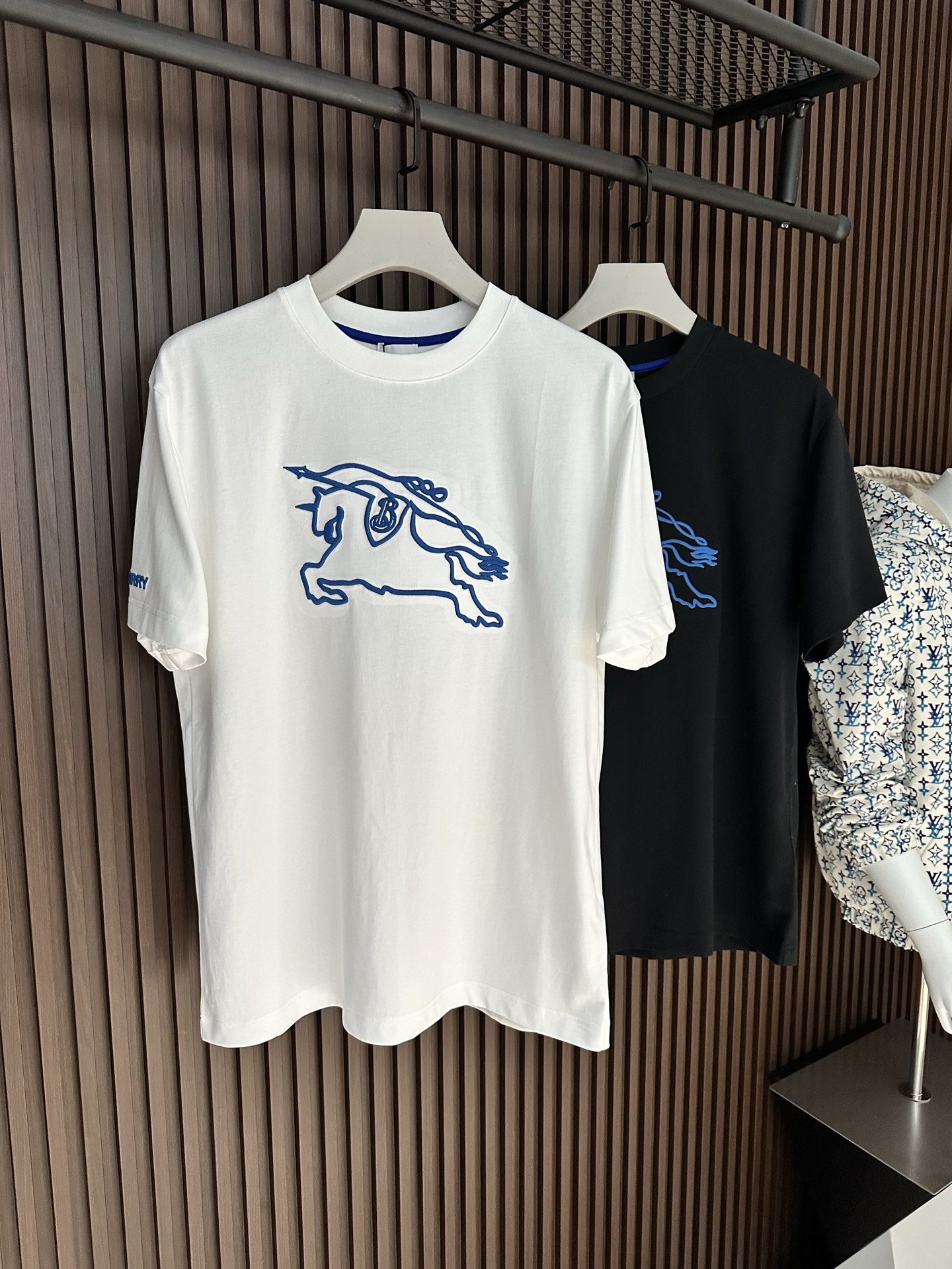 NO:904122,[New product] bur embroidered men's round neck short-sleeved T-shirt, classic short-sleeved T-shirt. It comes from old trading channels. The level of craftsmanship can explain everything. 2026SSBur*erry men's round-neck fashionable sports short-sleeved T-shirt  The unique sense of simple fashion is never left alone, and British fashion still cannot be hidden. Knitted cotton fabrics are supplied to customers and are made with micro-knitting technology. The texture and feel are completely boutique-level. Comfortable, breathable, refreshing and versatile. The unique high-tech color matching style opens the concept of BUR. Interpretation of the brand's classic heritage. The refreshed bur classic logo badge on the chest will have innovative derivatives  The exquisite embroidery craftsmanship reflects the obvious convex effect. The tough and solid texture distinguishes the traditional offset printing pattern. Color White/Black Size S/M/L/XL/2XL S Shoulder width 44 Bust length 66 Sleeve length 22 M Shoulder width 45 Bust length 104 Clothing length 68 Sleeve length 23 L Shoulder width 46 Bust 108 Clothing length 70 Sleeve length 24 XL Shoulder width 47 Bust 112 Clothing length 72 Sleeve length 25  XXL shoulder width 48, chest 116, length 74, sleeve length 26, burberry, T-shirt, tees, t-shirt,19860909【新品】bur刺绣男士圆领短袖T  经典短袖T恤 来自老牌贸易渠道货品,工艺程度就能说明一切的与众不同. 2026SSBur*erry 男士圆领时尚标运动短袖T恤 独有的简约时尚感从不落单,英伦时尚依旧掩藏不住.客供针织棉面料,经微型针织的工艺技术制作.质地手感完完全全的精品级别.舒适透气清爽百搭.别具一格的高工艺拼色风格开启了BUR的概念传播. 诠释品牌的经典传承.胸前焕然一新的bur经典标识徽章将有创新性的衍生 精湛的刺绣工艺感体现明显的凸感效果.硬朗结实的质感区别传统胶印图案. 颜色白色/黑色 尺码S/M/L/XL/2XL S肩宽44胸围衣长66袖长22 M肩宽45胸围104衣长68袖长23 L肩宽46胸围108衣长70袖长24 XL肩宽47胸围112衣长72袖长25 XXL肩宽48胸围116衣长74袖长26,,burberry,T-shirt,tees，t-shirt,,Men's clothing