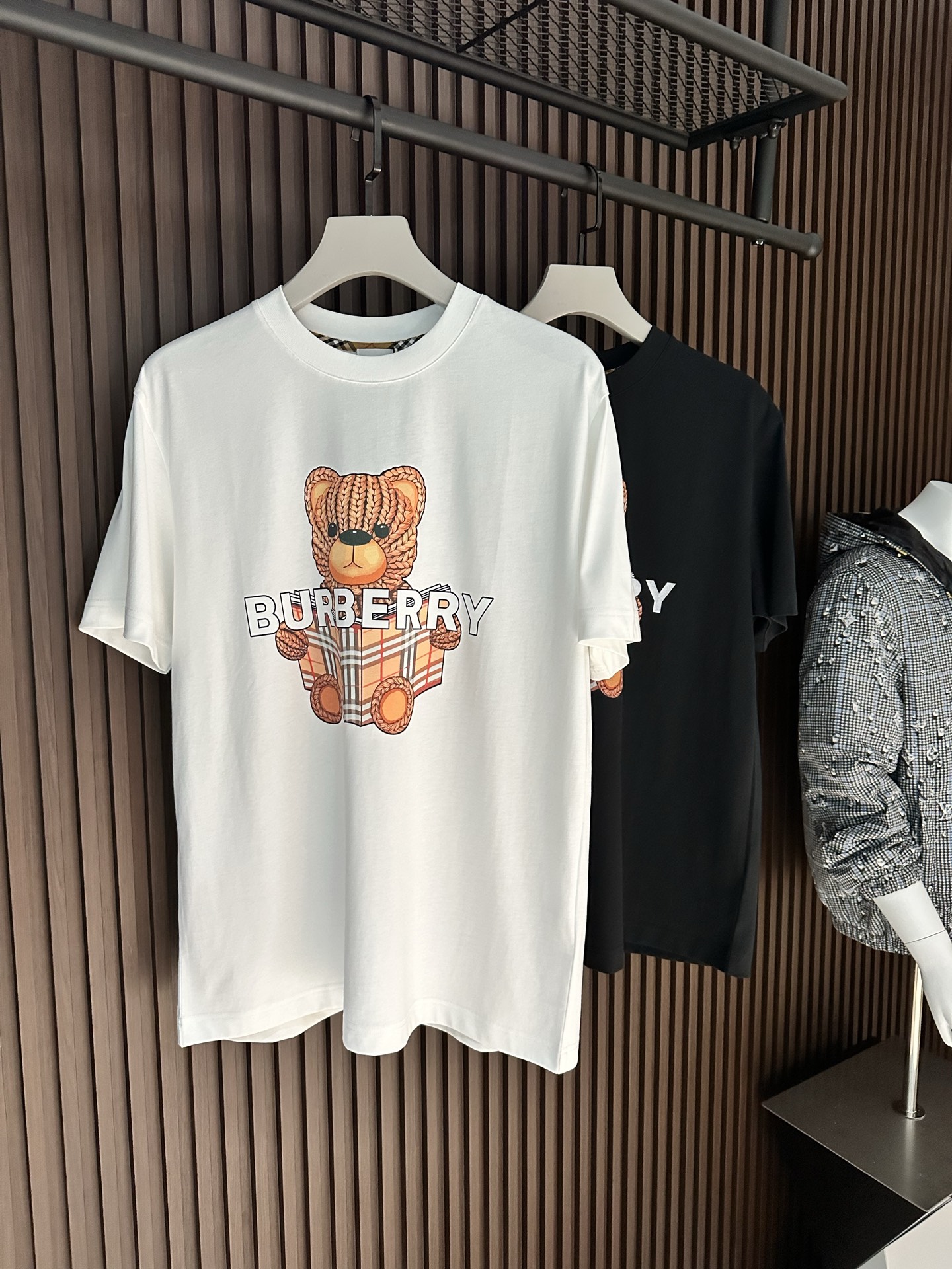NO:904139,[New Product] Bear Bur Digital Conley Direct Print Printed Short Sleeve 2026SSBur*erry men's round neck fashionable sports short-sleeved T-shirt. The unique sense of simple fashion is never left alone, and British fashion can still not be hidden. Customer-supplied knitted cotton fabric, made with micro-knitting technology. The texture and feel are completely boutique-level. Comfortable, breathable, refreshing and versatile. The unique high-tech color matching style has opened the concept of BUR.  Interpreting the classic heritage of the brand. The brand new bur classic logo badge on the chest will have innovative derivatives. The exquisite embroidery craftsmanship reflects the obvious convex effect. The tough and solid texture distinguishes the traditional offset printing pattern. Color White/Black Size S/M/L/XL/2XL S Shoulder Width 44 Bra Length 66 Sleeve Length 22 M Shoulder Width 45 Bust 104 Clothing Length 68 Sleeve Length 23  L Shoulder width 46 Bust 108 Clothes length 70 Sleeve length 2419860909【新品】小熊Bur 数码康利直喷印花短袖 2026SSBur*erry 男士圆领时尚标运动短袖T恤 独有的简约时尚感从不落单,英伦时尚依旧掩藏不住.客供针织棉面料,经微型针织的工艺技术制作.质地手感完完全全的精品级别.舒适透气清爽百搭.别具一格的高工艺拼色风格开启了BUR的概念传播. 诠释品牌的经典传承.胸前焕然一新的bur经典标识徽章将有创新性的衍生 精湛的刺绣工艺感体现明显的凸感效果.硬朗结实的质感区别传统胶印图案. 颜色白色/黑色 尺码S/M/L/XL/2XL S肩宽44胸围衣长66袖长22 M肩宽45胸围104衣长68袖长23 L肩宽46胸围108衣长70袖长24 XL肩宽47胸围112衣长72袖长25 XXL肩宽48胸围116衣长74袖长26,,burberry,T-shirt,tees，t-shirt,,Men's clothing