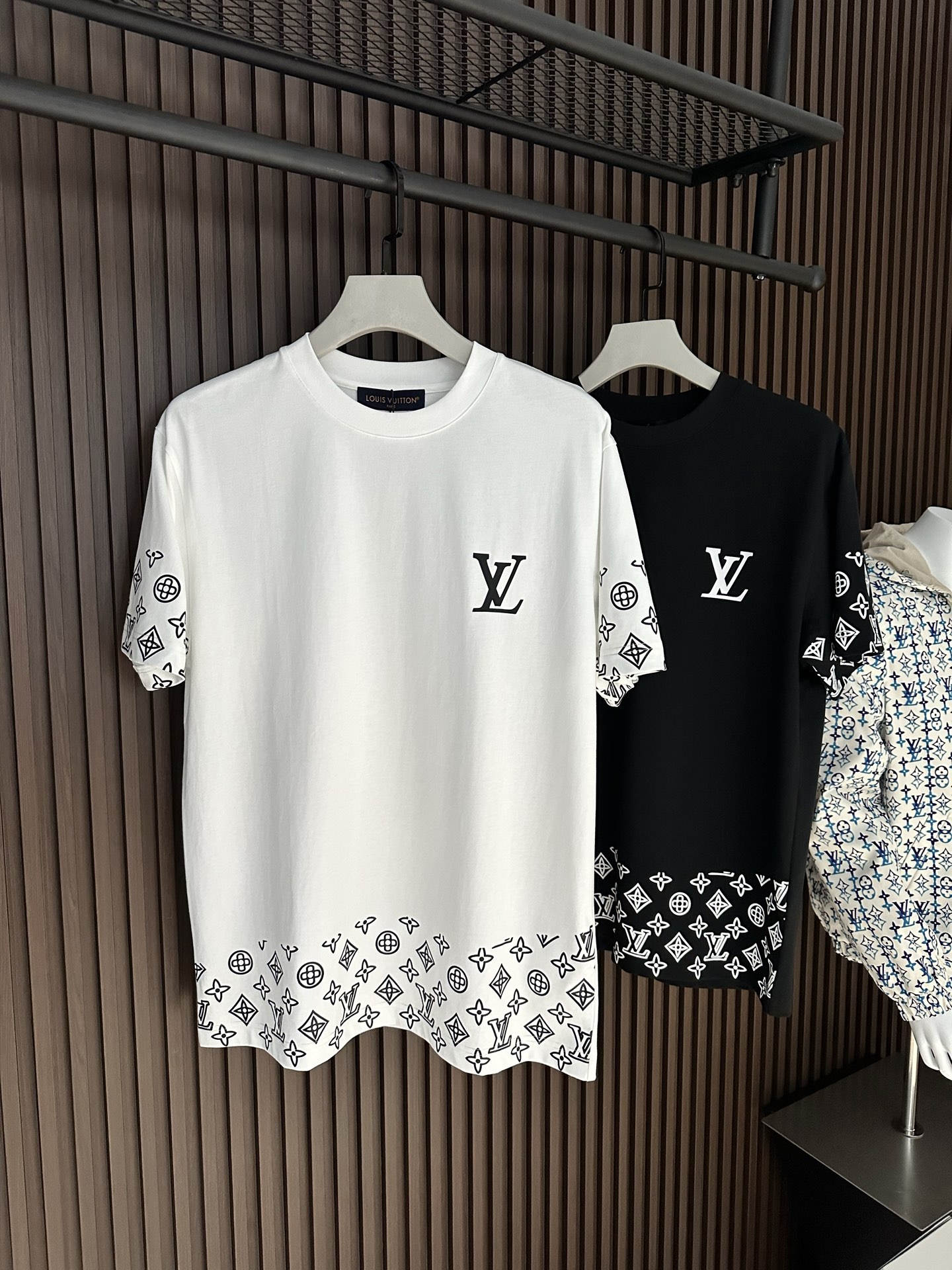 NO:904063,[New product] Full flower Kangli printing products from HK Trading Company SS spring and summer men's round neck printed short-sleeved T-shirt Fashionable new high-end, channel goods are scarce. Scattered L and 'V' letters are embroidered with bright yarns, gradually outlining the logo outline on the chest. Close-woven cotton knitting cuts a classic version, with a ribbed neckline, flip-effect stitching and a label on the back.  The breathability and comfort are excellent, and the softness and delicacy are even better. The rich and thick texture of the embroidered logo is incomparable! One-piece standard cutting design with ease Color White/Black Size S/M/L/XL/2XL S Shoulder width 44 Bust length 66 Sleeve length 22 M Shoulder width 45 Bust 104 Clothing length 68 Sleeve length 23 L Shoulder width 46 Bust 108 Clothing length 70 Sleeve length 24  XL shoulder width 47 bust 112 length 72 sleeve length 25 XXL shoulder width 48 bust 116 length 74 sleeve length 26,,louis vuitton,T-shirt,19860909【新品】 满花康利印花来自HK贸易公司的产品 SS春夏驴 男士圆领印花短袖T 恤 时尚的新高端,渠道货品数量稀少 以鲜明纱线刺绣零星散落的 L 字和 “V ”字,逐渐在胸前勾勒 标识轮廓.密纺棉质针织裁出经典版型,搭配罗纹领口、翻转效果缝线和背后标签. 透气舒适感极佳,柔软细腻更为卓越.刺绣logo饱满厚实的质感手感无以比拟!一体成型游刃有余的标准裁剪设计 颜色白色/黑色 尺码S/M/L/XL/2XL S肩宽44胸围衣长66袖长22 M肩宽45胸围104衣长68袖长23 L肩宽46胸围108衣长70袖长24 XL肩宽47胸围112衣长72袖长25 XXL肩宽48胸围116衣长74袖长26,,louis vuitton,T-shirt,,Men's clothing